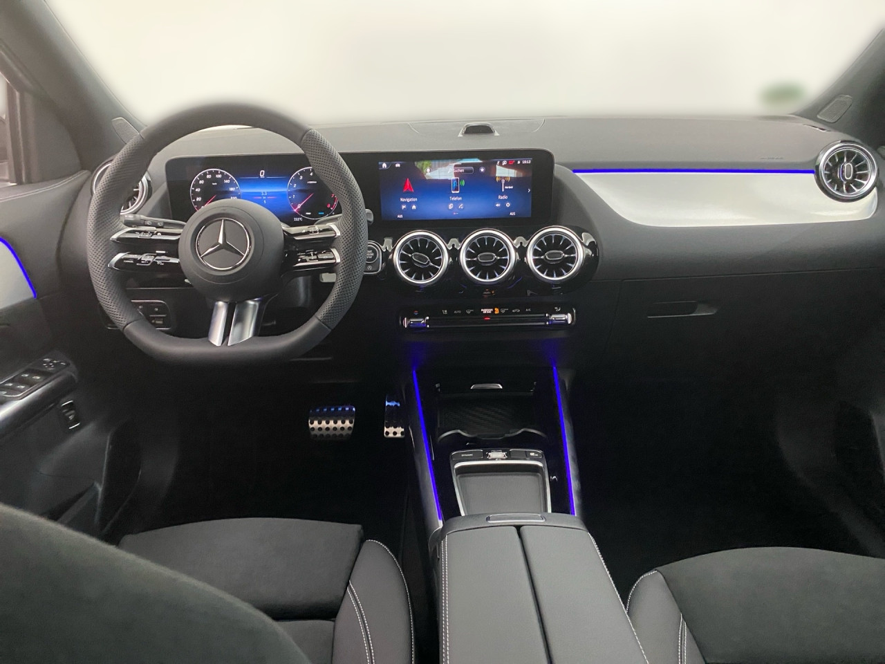 Getriebe: Automatikgetriebe 7G-DCT, 7 G&auml;ngeAusstattungslinie: AMG Line Exterieur,  AMG Line InterieurAusstattungspakete: AMG Sportpaket,  Komfort Paket: Sitzkomfort-Paket,  Night-Paket,  Licht- und Sichtpaket,  SpiegelpaketAssistenzsysteme: Fernlichtassistent,  Aktiver Park-Assistent inkl. PARKTRONIC: Park-Paket,  R&uuml;ckfahrkamera,  Berganfahrhilfe,  Spracheingabesystem,  M&uuml;digkeitserkennung,  Spurhalteassistent,  Bremsassistent,  COLLISION PREVENTION ASSIST,  ATTENTION ASSIST,  Geschwindigkeitslimit-AssistentLicht und Sicht: Multibeam LED Scheinwerfer,  Tagfahrlicht,  Regensensor,  Automatisch abblendender Innenspiegel,  W&auml;rmeschutzverglasung,  Ambientebeleuchtung,  LichtsensorAudio &amp; Kommunikation: MBUX,  Navigationssystem,  Radio,  Digitaler Radioempfang DAB,  Soundsystem: Advanced,  USB Anschluss,  Mercedes connect me,  Handyvorbereitung Bluetooth,  Android Auto u. Apple CarPlay,  Kabelloses Laden f&uuml;r Handys,  WLAN HotspotKomfort: Digitales Kombiinstrument,  Klimaautomatik,  Lordosenst&uuml;tze Fahrer/Beifahrer,  Sitzheizung Fahrer/Beifahrer,  Sportsitze,  Armauflage Fahrer/Beifahrer,  Direktlenkung,  Lenks&auml;ule verstellbar,  Start-Stopp System,  Zentralver. mit Fernbedienung,  Fensterheber elektrisch,  EASY-PACK Heckklappe,  DYNAMIC SELECT,  Getr&auml;nkehalter vornInterieur: Sitze Kunstleder Ledernachbildung ARTICO / Mikrofaser MICROCUT schwarz,  Innenfarbe schwarz,  Multifunktions-Sport-/Lederlenkrad,  Bordcomputer,  R&uuml;cksitze klappbar,  Dekoreinlagen: H44 Zierelemente Aluminium mit L&auml;ngsschliff hell,  Lenkrad-SchaltwippenExterieur: Tieferlegung: Komfortfahrwerk mit Tieferlegung,  Touchscreen Bedienung,  Sportbremsanlage,  AMG Leichtmetallfelgen 20 Zoll,  Au&szlig;enspiegel elekt. anklappbar,  Dachreling: schwarz,  Reifenpannenset,  NotrufsystemSicherheit: i-Size Kindersitzbefestigung,  Fu&szlig;g&auml;ngerschutzsystem,  Fahrer- /Beifahrerairbag,  Seitenairbag vorn und hinten,  Knieairbag Fahrer,  Traktionskontrolle,  Elektr. Stabilit&auml;tsprogramm ESP,  Reifendruckkontrolle,  Wegfahrsperre,  Au&szlig;entemperatur Anzeige,  Antiblockiersystem ABS,  Bremsverschlei&szlig;anzeige,  Notbremsassistent,  Totwinkel-AssistentWeitere Ausstattung: 2S0 Digitales Extra: Individualisierungs-Paket,  Special Edition,  859 CENTRAL MEDIA DISPLAY,  00U Digitales Extra: Remote Services,  B01 Hybrid Antrieb mit 48-Volt-Technologie,  K13 Serviceintervall 25.000 KM,  273 Ausstiegswarnfunktion,  362 Kommunikationsmodul f&uuml;r die Nutzung von Digitalen Extras,  Laderaum-Paket,  0K2 STEERING CODE - OUTPUT ACTIV AES-FLAG,  Gebrauchtwagensiegel: Junge SterneSonstige Ma&szlig;e und Gewichte: Nutzlast: 500 kg,  zul&auml;ssiges Gesamtgewicht: 2.070 kg,  Radstand: 2.729 mm24 Monate Garantie ab Erstzulassung. Fahrzeug hat Haltedauer. Liefertermin in Abstimmung mit dem Verk&auml;ufer. Irrt&uuml;mer und &Auml;nderungen vorbehalten
