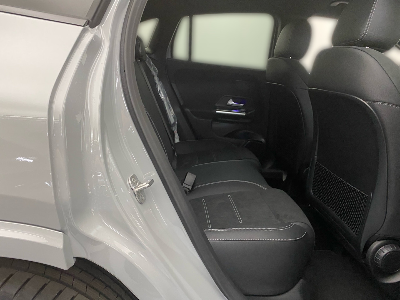Getriebe: Automatikgetriebe 7G-DCT, 7 G&auml;ngeAusstattungslinie: AMG Line Exterieur,  AMG Line InterieurAusstattungspakete: AMG Sportpaket,  Komfort Paket: Sitzkomfort-Paket,  Night-Paket,  Licht- und Sichtpaket,  SpiegelpaketAssistenzsysteme: Fernlichtassistent,  Aktiver Park-Assistent inkl. PARKTRONIC: Park-Paket,  R&uuml;ckfahrkamera,  Berganfahrhilfe,  Spracheingabesystem,  M&uuml;digkeitserkennung,  Spurhalteassistent,  Bremsassistent,  COLLISION PREVENTION ASSIST,  ATTENTION ASSIST,  Geschwindigkeitslimit-AssistentLicht und Sicht: Multibeam LED Scheinwerfer,  Tagfahrlicht,  Regensensor,  Automatisch abblendender Innenspiegel,  W&auml;rmeschutzverglasung,  Ambientebeleuchtung,  LichtsensorAudio &amp; Kommunikation: MBUX,  Navigationssystem,  Radio,  Digitaler Radioempfang DAB,  Soundsystem: Advanced,  USB Anschluss,  Mercedes connect me,  Handyvorbereitung Bluetooth,  Android Auto u. Apple CarPlay,  Kabelloses Laden f&uuml;r Handys,  WLAN HotspotKomfort: Digitales Kombiinstrument,  Klimaautomatik,  Lordosenst&uuml;tze Fahrer/Beifahrer,  Sitzheizung Fahrer/Beifahrer,  Sportsitze,  Armauflage Fahrer/Beifahrer,  Direktlenkung,  Lenks&auml;ule verstellbar,  Start-Stopp System,  Zentralver. mit Fernbedienung,  Fensterheber elektrisch,  EASY-PACK Heckklappe,  DYNAMIC SELECT,  Getr&auml;nkehalter vornInterieur: Sitze Kunstleder Ledernachbildung ARTICO / Mikrofaser MICROCUT schwarz,  Innenfarbe schwarz,  Multifunktions-Sport-/Lederlenkrad,  Bordcomputer,  R&uuml;cksitze klappbar,  Dekoreinlagen: H44 Zierelemente Aluminium mit L&auml;ngsschliff hell,  Lenkrad-SchaltwippenExterieur: Tieferlegung: Komfortfahrwerk mit Tieferlegung,  Touchscreen Bedienung,  Sportbremsanlage,  AMG Leichtmetallfelgen 20 Zoll,  Au&szlig;enspiegel elekt. anklappbar,  Dachreling: schwarz,  Reifenpannenset,  NotrufsystemSicherheit: i-Size Kindersitzbefestigung,  Fu&szlig;g&auml;ngerschutzsystem,  Fahrer- /Beifahrerairbag,  Seitenairbag vorn und hinten,  Knieairbag Fahrer,  Traktionskontrolle,  Elektr. Stabilit&auml;tsprogramm ESP,  Reifendruckkontrolle,  Wegfahrsperre,  Au&szlig;entemperatur Anzeige,  Antiblockiersystem ABS,  Bremsverschlei&szlig;anzeige,  Notbremsassistent,  Totwinkel-AssistentWeitere Ausstattung: 2S0 Digitales Extra: Individualisierungs-Paket,  Special Edition,  859 CENTRAL MEDIA DISPLAY,  00U Digitales Extra: Remote Services,  B01 Hybrid Antrieb mit 48-Volt-Technologie,  K13 Serviceintervall 25.000 KM,  273 Ausstiegswarnfunktion,  362 Kommunikationsmodul f&uuml;r die Nutzung von Digitalen Extras,  Laderaum-Paket,  0K2 STEERING CODE - OUTPUT ACTIV AES-FLAG,  Gebrauchtwagensiegel: Junge SterneSonstige Ma&szlig;e und Gewichte: Nutzlast: 500 kg,  zul&auml;ssiges Gesamtgewicht: 2.070 kg,  Radstand: 2.729 mm24 Monate Garantie ab Erstzulassung. Fahrzeug hat Haltedauer. Liefertermin in Abstimmung mit dem Verk&auml;ufer. Irrt&uuml;mer und &Auml;nderungen vorbehalten