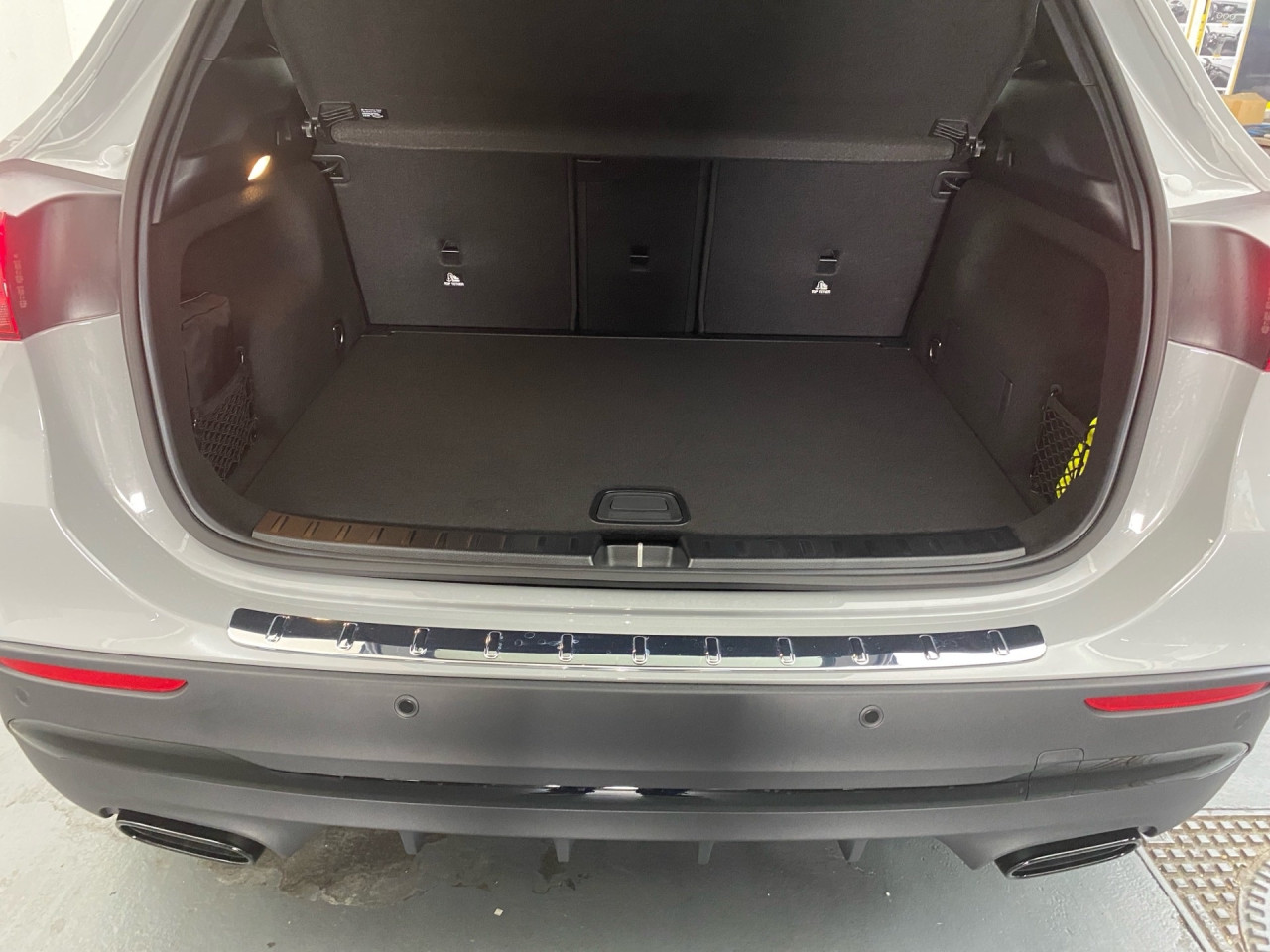 Getriebe: Automatikgetriebe 7G-DCT, 7 G&auml;ngeAusstattungslinie: AMG Line Exterieur,  AMG Line InterieurAusstattungspakete: AMG Sportpaket,  Komfort Paket: Sitzkomfort-Paket,  Night-Paket,  Licht- und Sichtpaket,  SpiegelpaketAssistenzsysteme: Fernlichtassistent,  Aktiver Park-Assistent inkl. PARKTRONIC: Park-Paket,  R&uuml;ckfahrkamera,  Berganfahrhilfe,  Spracheingabesystem,  M&uuml;digkeitserkennung,  Spurhalteassistent,  Bremsassistent,  COLLISION PREVENTION ASSIST,  ATTENTION ASSIST,  Geschwindigkeitslimit-AssistentLicht und Sicht: Multibeam LED Scheinwerfer,  Tagfahrlicht,  Regensensor,  Automatisch abblendender Innenspiegel,  W&auml;rmeschutzverglasung,  Ambientebeleuchtung,  LichtsensorAudio &amp; Kommunikation: MBUX,  Navigationssystem,  Radio,  Digitaler Radioempfang DAB,  Soundsystem: Advanced,  USB Anschluss,  Mercedes connect me,  Handyvorbereitung Bluetooth,  Android Auto u. Apple CarPlay,  Kabelloses Laden f&uuml;r Handys,  WLAN HotspotKomfort: Digitales Kombiinstrument,  Klimaautomatik,  Lordosenst&uuml;tze Fahrer/Beifahrer,  Sitzheizung Fahrer/Beifahrer,  Sportsitze,  Armauflage Fahrer/Beifahrer,  Direktlenkung,  Lenks&auml;ule verstellbar,  Start-Stopp System,  Zentralver. mit Fernbedienung,  Fensterheber elektrisch,  EASY-PACK Heckklappe,  DYNAMIC SELECT,  Getr&auml;nkehalter vornInterieur: Sitze Kunstleder Ledernachbildung ARTICO / Mikrofaser MICROCUT schwarz,  Innenfarbe schwarz,  Multifunktions-Sport-/Lederlenkrad,  Bordcomputer,  R&uuml;cksitze klappbar,  Dekoreinlagen: H44 Zierelemente Aluminium mit L&auml;ngsschliff hell,  Lenkrad-SchaltwippenExterieur: Tieferlegung: Komfortfahrwerk mit Tieferlegung,  Touchscreen Bedienung,  Sportbremsanlage,  AMG Leichtmetallfelgen 20 Zoll,  Au&szlig;enspiegel elekt. anklappbar,  Dachreling: schwarz,  Reifenpannenset,  NotrufsystemSicherheit: i-Size Kindersitzbefestigung,  Fu&szlig;g&auml;ngerschutzsystem,  Fahrer- /Beifahrerairbag,  Seitenairbag vorn und hinten,  Knieairbag Fahrer,  Traktionskontrolle,  Elektr. Stabilit&auml;tsprogramm ESP,  Reifendruckkontrolle,  Wegfahrsperre,  Au&szlig;entemperatur Anzeige,  Antiblockiersystem ABS,  Bremsverschlei&szlig;anzeige,  Notbremsassistent,  Totwinkel-AssistentWeitere Ausstattung: 2S0 Digitales Extra: Individualisierungs-Paket,  Special Edition,  859 CENTRAL MEDIA DISPLAY,  00U Digitales Extra: Remote Services,  B01 Hybrid Antrieb mit 48-Volt-Technologie,  K13 Serviceintervall 25.000 KM,  273 Ausstiegswarnfunktion,  362 Kommunikationsmodul f&uuml;r die Nutzung von Digitalen Extras,  Laderaum-Paket,  0K2 STEERING CODE - OUTPUT ACTIV AES-FLAG,  Gebrauchtwagensiegel: Junge SterneSonstige Ma&szlig;e und Gewichte: Nutzlast: 500 kg,  zul&auml;ssiges Gesamtgewicht: 2.070 kg,  Radstand: 2.729 mm24 Monate Garantie ab Erstzulassung. Fahrzeug hat Haltedauer. Liefertermin in Abstimmung mit dem Verk&auml;ufer. Irrt&uuml;mer und &Auml;nderungen vorbehalten