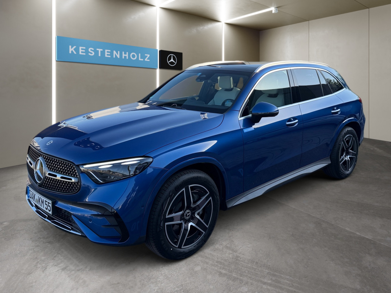 Getriebe: Automatikgetriebe 9 G-TRONIC, 9 G&auml;ngeAusstattungslinie: AMG Line Exterieur: Advanced Plus,  AMG Line InterieurAusstattungspakete: Winterpaket,  AMG Sportpaket,  Komfort Paket: Kofferraumkomfort-Paket,  Lichtpaket: Innenlichtpaket,  Ablagepaket,  Chrompaket,  SpiegelpaketAssistenzsysteme: Fernlichtassistent,  Aktiver Park-Assistent inkl. PARKTRONIC,  Surround-Kamerasystem: Park-Paket mit 360&deg;-Kamera,  DISTRONIC,  Berganfahrhilfe,  Spracheingabesystem,  M&uuml;digkeitserkennung,  Spurhalteassistent,  Bremsassistent,  COLLISION PREVENTION ASSIST,  ATTENTION ASSIST,  Verkehrszeichenerkennung,  GespannstabilisierungLicht und Sicht: Digital Light,  Tagfahrlicht,  Regensensor,  Automatisch abblendender Innenspiegel,  W&auml;rmeschutzverglasung,  Ambientebeleuchtung mehrfarbig,  LichtsensorAudio &amp; Kommunikation: MBUX,  Navigationssystem,  Radio,  Multi-Funktions-Display,  Digitaler Radioempfang DAB,  Soundsystem,  USB Anschluss,  Handyvorbereitung Bluetooth,  Android Auto u. Apple CarPlay,  Kabelloses Laden f&uuml;r Handys,  WLAN HotspotKomfort: Widescreen Cockpit,  Klimaautomatik,  Panorama-Schiebedach,  Fahrer-/Beifahrersitz elektrisch,  Memoryfunktion Fahrersitz,  Lordosenst&uuml;tze Fahrer/Beifahrer,  Sitzheizung Fahrer/Beifahrer,  Sportsitze,  Armauflage Fahrer/Beifahrer,  Servolenkung,  Lenks&auml;ule verstellbar,  Keyless-Start,  Start-Stopp System,  Zentralver. mit Fernbedienung,  Fensterheber elektrisch,  EASY-PACK Heckklappe,  DYNAMIC SELECT,  Getr&auml;nkehalter vornInterieur: Sitze Kunstleder Ledernachbildung ARTICO nevagrau / schwarz,  Innenfarbe grau,  Multifunktions-Sport-/Lederlenkrad,  Lenkradheizung,  Bordcomputer,  R&uuml;cksitze klappbar,  Laderaumabdeckung: Easy Pack,  Dekoreinlagen: H04 Zierelemente Holz schwarz offenporig aluminium lines,  Lenkrad-SchaltwippenExterieur: AGILITY CONTROL Fahrwerk,  Anh&auml;ngerkupplung schwenkbar,  Touchscreen Bedienung,  AMG Leichtmetallfelgen 19 Zoll,  Au&szlig;enspiegel elekt. anklappbar,  Dachreling,  Reifenpannenset,  NotrufsystemAirbags: MittelairbagSicherheit: i-Size Kindersitzbefestigung,  Fahrer- /Beifahrerairbag,  Seitenairbag vorn und hinten,  Knieairbag Fahrer,  Traktionskontrolle,  Elektr. Stabilit&auml;tsprogramm ESP,  Reifendruckkontrolle,  Wegfahrsperre,  Au&szlig;entemperatur Anzeige,  Antiblockiersystem ABS,  Bremsverschlei&szlig;anzeige,  Notbremsassistent,  Totwinkel-AssistentWeitere Ausstattung: Memory-Paket,  321 Fingerabdrucksensor,  PDB Advanced-Plus-Paket mit  Digitalen Extras,  896 Digitales Extra: Vorr&uuml;stung f&uuml;r Digitalen Fahrzeugschl&uuml;ssel f&uuml;r Smartphone,  DB7 Edition AMG-Line,  Gebrauchtwagensiegel: Junge SterneSonstige Ma&szlig;e und Gewichte: Nutzlast: 565 kg,  zul&auml;ssiges Gesamtgewicht: 2.550 kg,  Radstand: 2.888 mm24 Monate Garantie ab Erstzulassung. Fahrzeug hat Haltedauer. Liefertermin in Abstimmung mit dem Verk&auml;ufer. Irrt&uuml;mer und &Auml;nderungen vorbehalten