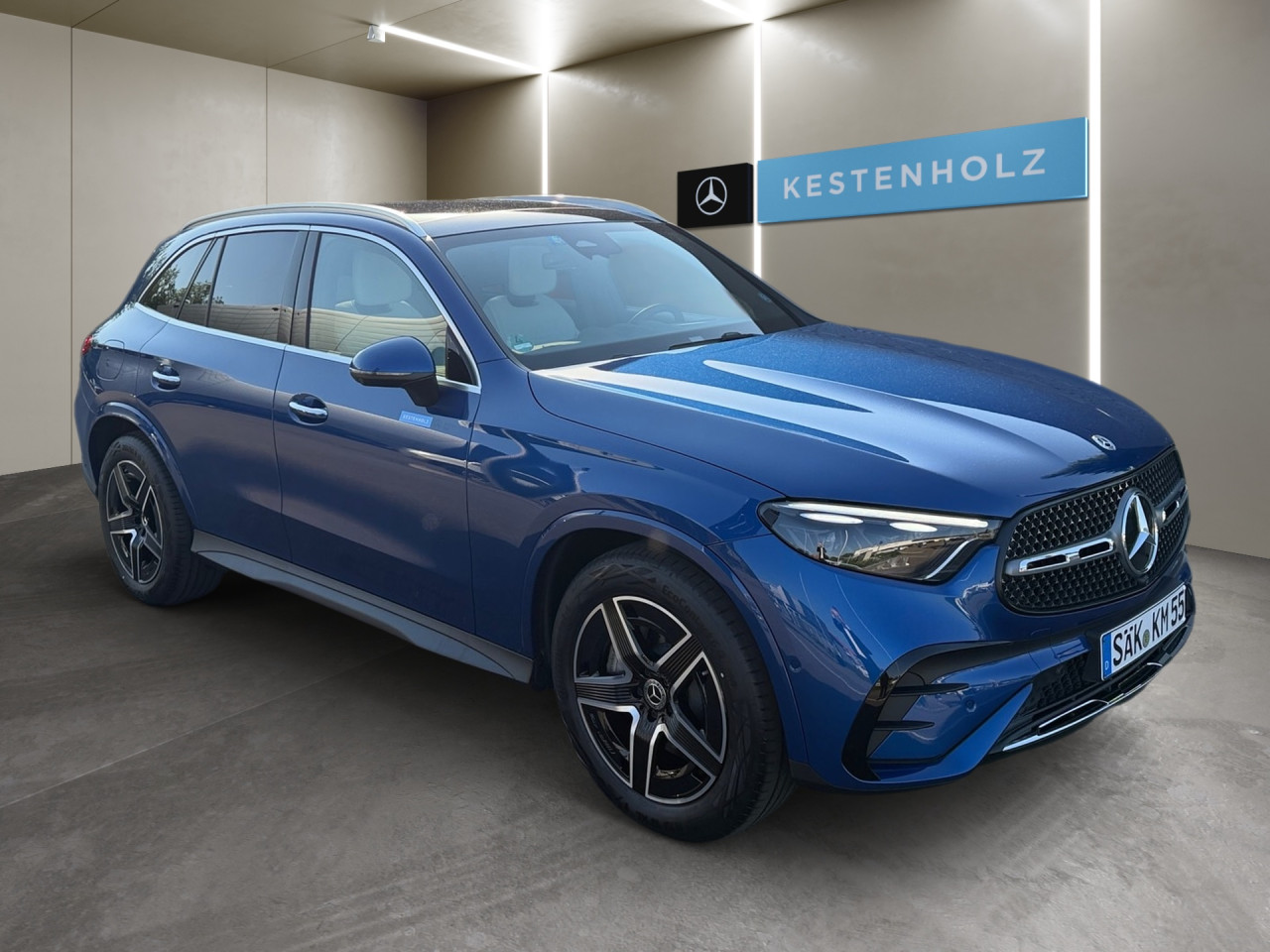 Getriebe: Automatikgetriebe 9 G-TRONIC, 9 G&auml;ngeAusstattungslinie: AMG Line Exterieur: Advanced Plus,  AMG Line InterieurAusstattungspakete: Winterpaket,  AMG Sportpaket,  Komfort Paket: Kofferraumkomfort-Paket,  Lichtpaket: Innenlichtpaket,  Ablagepaket,  Chrompaket,  SpiegelpaketAssistenzsysteme: Fernlichtassistent,  Aktiver Park-Assistent inkl. PARKTRONIC,  Surround-Kamerasystem: Park-Paket mit 360&deg;-Kamera,  DISTRONIC,  Berganfahrhilfe,  Spracheingabesystem,  M&uuml;digkeitserkennung,  Spurhalteassistent,  Bremsassistent,  COLLISION PREVENTION ASSIST,  ATTENTION ASSIST,  Verkehrszeichenerkennung,  GespannstabilisierungLicht und Sicht: Digital Light,  Tagfahrlicht,  Regensensor,  Automatisch abblendender Innenspiegel,  W&auml;rmeschutzverglasung,  Ambientebeleuchtung mehrfarbig,  LichtsensorAudio &amp; Kommunikation: MBUX,  Navigationssystem,  Radio,  Multi-Funktions-Display,  Digitaler Radioempfang DAB,  Soundsystem,  USB Anschluss,  Handyvorbereitung Bluetooth,  Android Auto u. Apple CarPlay,  Kabelloses Laden f&uuml;r Handys,  WLAN HotspotKomfort: Widescreen Cockpit,  Klimaautomatik,  Panorama-Schiebedach,  Fahrer-/Beifahrersitz elektrisch,  Memoryfunktion Fahrersitz,  Lordosenst&uuml;tze Fahrer/Beifahrer,  Sitzheizung Fahrer/Beifahrer,  Sportsitze,  Armauflage Fahrer/Beifahrer,  Servolenkung,  Lenks&auml;ule verstellbar,  Keyless-Start,  Start-Stopp System,  Zentralver. mit Fernbedienung,  Fensterheber elektrisch,  EASY-PACK Heckklappe,  DYNAMIC SELECT,  Getr&auml;nkehalter vornInterieur: Sitze Kunstleder Ledernachbildung ARTICO nevagrau / schwarz,  Innenfarbe grau,  Multifunktions-Sport-/Lederlenkrad,  Lenkradheizung,  Bordcomputer,  R&uuml;cksitze klappbar,  Laderaumabdeckung: Easy Pack,  Dekoreinlagen: H04 Zierelemente Holz schwarz offenporig aluminium lines,  Lenkrad-SchaltwippenExterieur: AGILITY CONTROL Fahrwerk,  Anh&auml;ngerkupplung schwenkbar,  Touchscreen Bedienung,  AMG Leichtmetallfelgen 19 Zoll,  Au&szlig;enspiegel elekt. anklappbar,  Dachreling,  Reifenpannenset,  NotrufsystemAirbags: MittelairbagSicherheit: i-Size Kindersitzbefestigung,  Fahrer- /Beifahrerairbag,  Seitenairbag vorn und hinten,  Knieairbag Fahrer,  Traktionskontrolle,  Elektr. Stabilit&auml;tsprogramm ESP,  Reifendruckkontrolle,  Wegfahrsperre,  Au&szlig;entemperatur Anzeige,  Antiblockiersystem ABS,  Bremsverschlei&szlig;anzeige,  Notbremsassistent,  Totwinkel-AssistentWeitere Ausstattung: Memory-Paket,  321 Fingerabdrucksensor,  PDB Advanced-Plus-Paket mit  Digitalen Extras,  896 Digitales Extra: Vorr&uuml;stung f&uuml;r Digitalen Fahrzeugschl&uuml;ssel f&uuml;r Smartphone,  DB7 Edition AMG-Line,  Gebrauchtwagensiegel: Junge SterneSonstige Ma&szlig;e und Gewichte: Nutzlast: 565 kg,  zul&auml;ssiges Gesamtgewicht: 2.550 kg,  Radstand: 2.888 mm24 Monate Garantie ab Erstzulassung. Fahrzeug hat Haltedauer. Liefertermin in Abstimmung mit dem Verk&auml;ufer. Irrt&uuml;mer und &Auml;nderungen vorbehalten