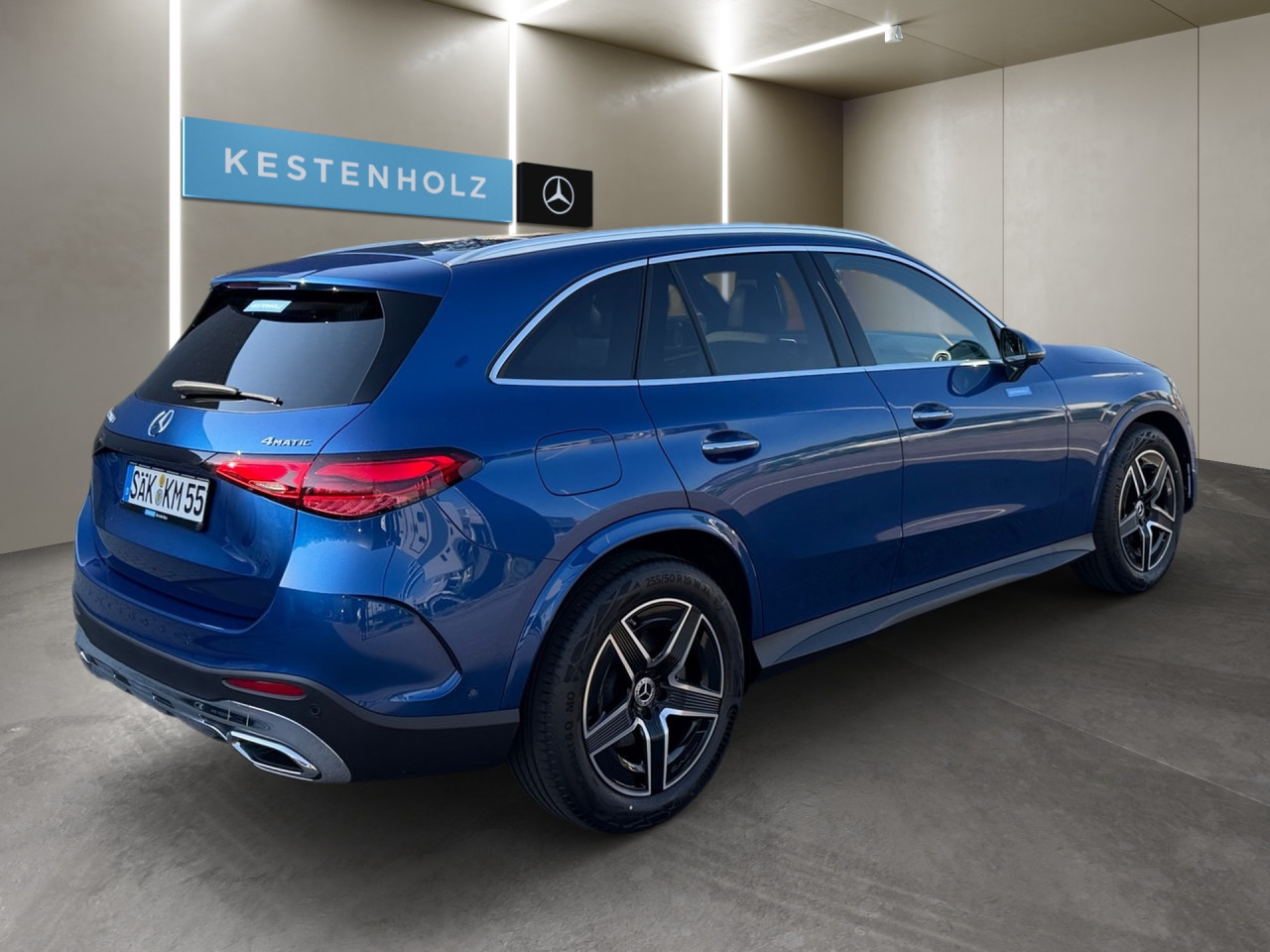 Getriebe: Automatikgetriebe 9 G-TRONIC, 9 G&auml;ngeAusstattungslinie: AMG Line Exterieur: Advanced Plus,  AMG Line InterieurAusstattungspakete: Winterpaket,  AMG Sportpaket,  Komfort Paket: Kofferraumkomfort-Paket,  Lichtpaket: Innenlichtpaket,  Ablagepaket,  Chrompaket,  SpiegelpaketAssistenzsysteme: Fernlichtassistent,  Aktiver Park-Assistent inkl. PARKTRONIC,  Surround-Kamerasystem: Park-Paket mit 360&deg;-Kamera,  DISTRONIC,  Berganfahrhilfe,  Spracheingabesystem,  M&uuml;digkeitserkennung,  Spurhalteassistent,  Bremsassistent,  COLLISION PREVENTION ASSIST,  ATTENTION ASSIST,  Verkehrszeichenerkennung,  GespannstabilisierungLicht und Sicht: Digital Light,  Tagfahrlicht,  Regensensor,  Automatisch abblendender Innenspiegel,  W&auml;rmeschutzverglasung,  Ambientebeleuchtung mehrfarbig,  LichtsensorAudio &amp; Kommunikation: MBUX,  Navigationssystem,  Radio,  Multi-Funktions-Display,  Digitaler Radioempfang DAB,  Soundsystem,  USB Anschluss,  Handyvorbereitung Bluetooth,  Android Auto u. Apple CarPlay,  Kabelloses Laden f&uuml;r Handys,  WLAN HotspotKomfort: Widescreen Cockpit,  Klimaautomatik,  Panorama-Schiebedach,  Fahrer-/Beifahrersitz elektrisch,  Memoryfunktion Fahrersitz,  Lordosenst&uuml;tze Fahrer/Beifahrer,  Sitzheizung Fahrer/Beifahrer,  Sportsitze,  Armauflage Fahrer/Beifahrer,  Servolenkung,  Lenks&auml;ule verstellbar,  Keyless-Start,  Start-Stopp System,  Zentralver. mit Fernbedienung,  Fensterheber elektrisch,  EASY-PACK Heckklappe,  DYNAMIC SELECT,  Getr&auml;nkehalter vornInterieur: Sitze Kunstleder Ledernachbildung ARTICO nevagrau / schwarz,  Innenfarbe grau,  Multifunktions-Sport-/Lederlenkrad,  Lenkradheizung,  Bordcomputer,  R&uuml;cksitze klappbar,  Laderaumabdeckung: Easy Pack,  Dekoreinlagen: H04 Zierelemente Holz schwarz offenporig aluminium lines,  Lenkrad-SchaltwippenExterieur: AGILITY CONTROL Fahrwerk,  Anh&auml;ngerkupplung schwenkbar,  Touchscreen Bedienung,  AMG Leichtmetallfelgen 19 Zoll,  Au&szlig;enspiegel elekt. anklappbar,  Dachreling,  Reifenpannenset,  NotrufsystemAirbags: MittelairbagSicherheit: i-Size Kindersitzbefestigung,  Fahrer- /Beifahrerairbag,  Seitenairbag vorn und hinten,  Knieairbag Fahrer,  Traktionskontrolle,  Elektr. Stabilit&auml;tsprogramm ESP,  Reifendruckkontrolle,  Wegfahrsperre,  Au&szlig;entemperatur Anzeige,  Antiblockiersystem ABS,  Bremsverschlei&szlig;anzeige,  Notbremsassistent,  Totwinkel-AssistentWeitere Ausstattung: Memory-Paket,  321 Fingerabdrucksensor,  PDB Advanced-Plus-Paket mit  Digitalen Extras,  896 Digitales Extra: Vorr&uuml;stung f&uuml;r Digitalen Fahrzeugschl&uuml;ssel f&uuml;r Smartphone,  DB7 Edition AMG-Line,  Gebrauchtwagensiegel: Junge SterneSonstige Ma&szlig;e und Gewichte: Nutzlast: 565 kg,  zul&auml;ssiges Gesamtgewicht: 2.550 kg,  Radstand: 2.888 mm24 Monate Garantie ab Erstzulassung. Fahrzeug hat Haltedauer. Liefertermin in Abstimmung mit dem Verk&auml;ufer. Irrt&uuml;mer und &Auml;nderungen vorbehalten