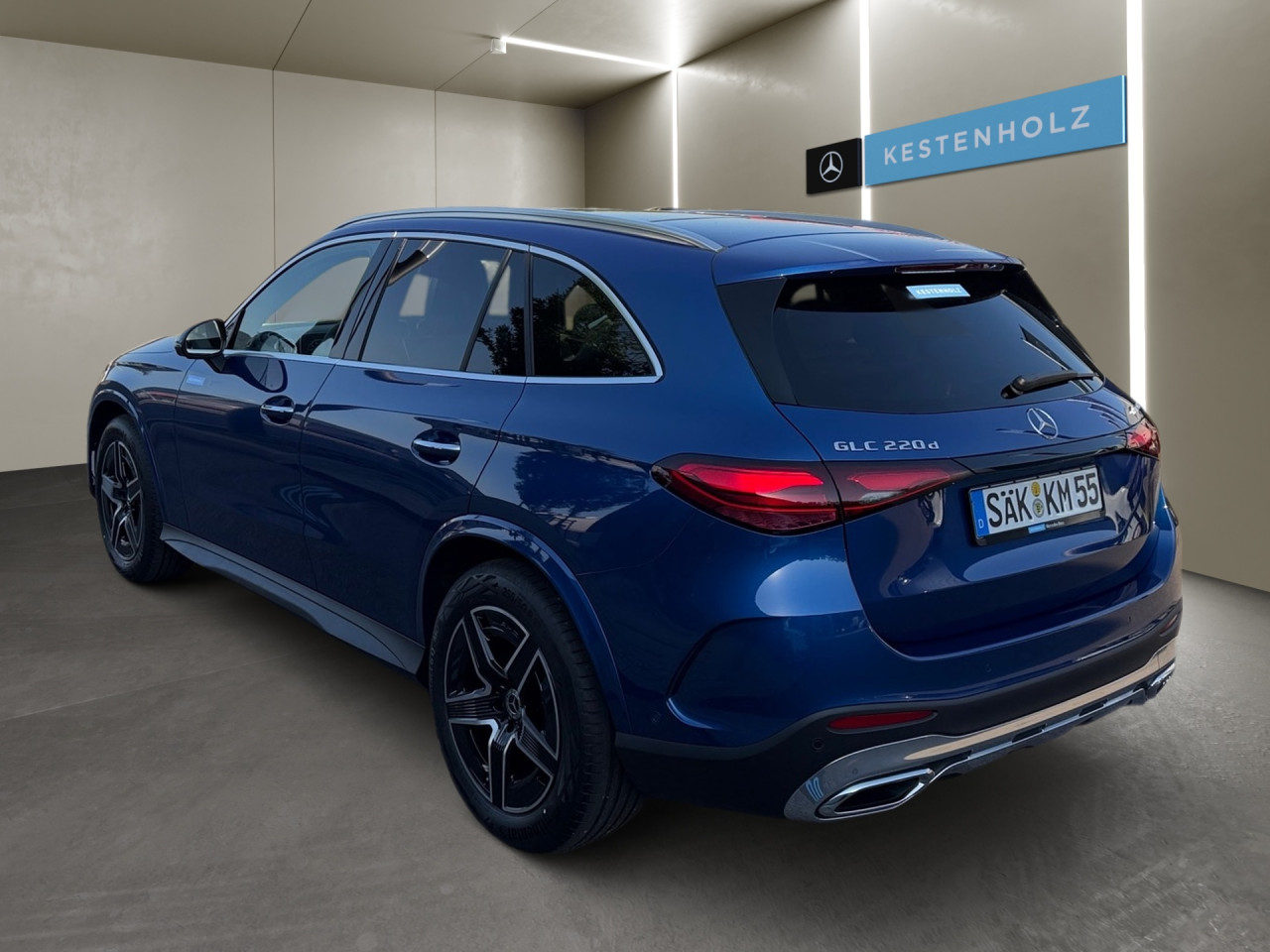Getriebe: Automatikgetriebe 9 G-TRONIC, 9 G&auml;ngeAusstattungslinie: AMG Line Exterieur: Advanced Plus,  AMG Line InterieurAusstattungspakete: Winterpaket,  AMG Sportpaket,  Komfort Paket: Kofferraumkomfort-Paket,  Lichtpaket: Innenlichtpaket,  Ablagepaket,  Chrompaket,  SpiegelpaketAssistenzsysteme: Fernlichtassistent,  Aktiver Park-Assistent inkl. PARKTRONIC,  Surround-Kamerasystem: Park-Paket mit 360&deg;-Kamera,  DISTRONIC,  Berganfahrhilfe,  Spracheingabesystem,  M&uuml;digkeitserkennung,  Spurhalteassistent,  Bremsassistent,  COLLISION PREVENTION ASSIST,  ATTENTION ASSIST,  Verkehrszeichenerkennung,  GespannstabilisierungLicht und Sicht: Digital Light,  Tagfahrlicht,  Regensensor,  Automatisch abblendender Innenspiegel,  W&auml;rmeschutzverglasung,  Ambientebeleuchtung mehrfarbig,  LichtsensorAudio &amp; Kommunikation: MBUX,  Navigationssystem,  Radio,  Multi-Funktions-Display,  Digitaler Radioempfang DAB,  Soundsystem,  USB Anschluss,  Handyvorbereitung Bluetooth,  Android Auto u. Apple CarPlay,  Kabelloses Laden f&uuml;r Handys,  WLAN HotspotKomfort: Widescreen Cockpit,  Klimaautomatik,  Panorama-Schiebedach,  Fahrer-/Beifahrersitz elektrisch,  Memoryfunktion Fahrersitz,  Lordosenst&uuml;tze Fahrer/Beifahrer,  Sitzheizung Fahrer/Beifahrer,  Sportsitze,  Armauflage Fahrer/Beifahrer,  Servolenkung,  Lenks&auml;ule verstellbar,  Keyless-Start,  Start-Stopp System,  Zentralver. mit Fernbedienung,  Fensterheber elektrisch,  EASY-PACK Heckklappe,  DYNAMIC SELECT,  Getr&auml;nkehalter vornInterieur: Sitze Kunstleder Ledernachbildung ARTICO nevagrau / schwarz,  Innenfarbe grau,  Multifunktions-Sport-/Lederlenkrad,  Lenkradheizung,  Bordcomputer,  R&uuml;cksitze klappbar,  Laderaumabdeckung: Easy Pack,  Dekoreinlagen: H04 Zierelemente Holz schwarz offenporig aluminium lines,  Lenkrad-SchaltwippenExterieur: AGILITY CONTROL Fahrwerk,  Anh&auml;ngerkupplung schwenkbar,  Touchscreen Bedienung,  AMG Leichtmetallfelgen 19 Zoll,  Au&szlig;enspiegel elekt. anklappbar,  Dachreling,  Reifenpannenset,  NotrufsystemAirbags: MittelairbagSicherheit: i-Size Kindersitzbefestigung,  Fahrer- /Beifahrerairbag,  Seitenairbag vorn und hinten,  Knieairbag Fahrer,  Traktionskontrolle,  Elektr. Stabilit&auml;tsprogramm ESP,  Reifendruckkontrolle,  Wegfahrsperre,  Au&szlig;entemperatur Anzeige,  Antiblockiersystem ABS,  Bremsverschlei&szlig;anzeige,  Notbremsassistent,  Totwinkel-AssistentWeitere Ausstattung: Memory-Paket,  321 Fingerabdrucksensor,  PDB Advanced-Plus-Paket mit  Digitalen Extras,  896 Digitales Extra: Vorr&uuml;stung f&uuml;r Digitalen Fahrzeugschl&uuml;ssel f&uuml;r Smartphone,  DB7 Edition AMG-Line,  Gebrauchtwagensiegel: Junge SterneSonstige Ma&szlig;e und Gewichte: Nutzlast: 565 kg,  zul&auml;ssiges Gesamtgewicht: 2.550 kg,  Radstand: 2.888 mm24 Monate Garantie ab Erstzulassung. Fahrzeug hat Haltedauer. Liefertermin in Abstimmung mit dem Verk&auml;ufer. Irrt&uuml;mer und &Auml;nderungen vorbehalten