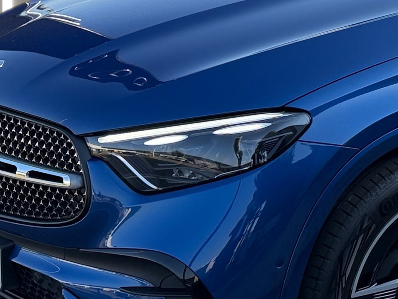 Getriebe: Automatikgetriebe 9 G-TRONIC, 9 G&auml;ngeAusstattungslinie: AMG Line Exterieur: Advanced Plus,  AMG Line InterieurAusstattungspakete: Winterpaket,  AMG Sportpaket,  Komfort Paket: Kofferraumkomfort-Paket,  Lichtpaket: Innenlichtpaket,  Ablagepaket,  Chrompaket,  SpiegelpaketAssistenzsysteme: Fernlichtassistent,  Aktiver Park-Assistent inkl. PARKTRONIC,  Surround-Kamerasystem: Park-Paket mit 360&deg;-Kamera,  DISTRONIC,  Berganfahrhilfe,  Spracheingabesystem,  M&uuml;digkeitserkennung,  Spurhalteassistent,  Bremsassistent,  COLLISION PREVENTION ASSIST,  ATTENTION ASSIST,  Verkehrszeichenerkennung,  GespannstabilisierungLicht und Sicht: Digital Light,  Tagfahrlicht,  Regensensor,  Automatisch abblendender Innenspiegel,  W&auml;rmeschutzverglasung,  Ambientebeleuchtung mehrfarbig,  LichtsensorAudio &amp; Kommunikation: MBUX,  Navigationssystem,  Radio,  Multi-Funktions-Display,  Digitaler Radioempfang DAB,  Soundsystem,  USB Anschluss,  Handyvorbereitung Bluetooth,  Android Auto u. Apple CarPlay,  Kabelloses Laden f&uuml;r Handys,  WLAN HotspotKomfort: Widescreen Cockpit,  Klimaautomatik,  Panorama-Schiebedach,  Fahrer-/Beifahrersitz elektrisch,  Memoryfunktion Fahrersitz,  Lordosenst&uuml;tze Fahrer/Beifahrer,  Sitzheizung Fahrer/Beifahrer,  Sportsitze,  Armauflage Fahrer/Beifahrer,  Servolenkung,  Lenks&auml;ule verstellbar,  Keyless-Start,  Start-Stopp System,  Zentralver. mit Fernbedienung,  Fensterheber elektrisch,  EASY-PACK Heckklappe,  DYNAMIC SELECT,  Getr&auml;nkehalter vornInterieur: Sitze Kunstleder Ledernachbildung ARTICO nevagrau / schwarz,  Innenfarbe grau,  Multifunktions-Sport-/Lederlenkrad,  Lenkradheizung,  Bordcomputer,  R&uuml;cksitze klappbar,  Laderaumabdeckung: Easy Pack,  Dekoreinlagen: H04 Zierelemente Holz schwarz offenporig aluminium lines,  Lenkrad-SchaltwippenExterieur: AGILITY CONTROL Fahrwerk,  Anh&auml;ngerkupplung schwenkbar,  Touchscreen Bedienung,  AMG Leichtmetallfelgen 19 Zoll,  Au&szlig;enspiegel elekt. anklappbar,  Dachreling,  Reifenpannenset,  NotrufsystemAirbags: MittelairbagSicherheit: i-Size Kindersitzbefestigung,  Fahrer- /Beifahrerairbag,  Seitenairbag vorn und hinten,  Knieairbag Fahrer,  Traktionskontrolle,  Elektr. Stabilit&auml;tsprogramm ESP,  Reifendruckkontrolle,  Wegfahrsperre,  Au&szlig;entemperatur Anzeige,  Antiblockiersystem ABS,  Bremsverschlei&szlig;anzeige,  Notbremsassistent,  Totwinkel-AssistentWeitere Ausstattung: Memory-Paket,  321 Fingerabdrucksensor,  PDB Advanced-Plus-Paket mit  Digitalen Extras,  896 Digitales Extra: Vorr&uuml;stung f&uuml;r Digitalen Fahrzeugschl&uuml;ssel f&uuml;r Smartphone,  DB7 Edition AMG-Line,  Gebrauchtwagensiegel: Junge SterneSonstige Ma&szlig;e und Gewichte: Nutzlast: 565 kg,  zul&auml;ssiges Gesamtgewicht: 2.550 kg,  Radstand: 2.888 mm24 Monate Garantie ab Erstzulassung. Fahrzeug hat Haltedauer. Liefertermin in Abstimmung mit dem Verk&auml;ufer. Irrt&uuml;mer und &Auml;nderungen vorbehalten