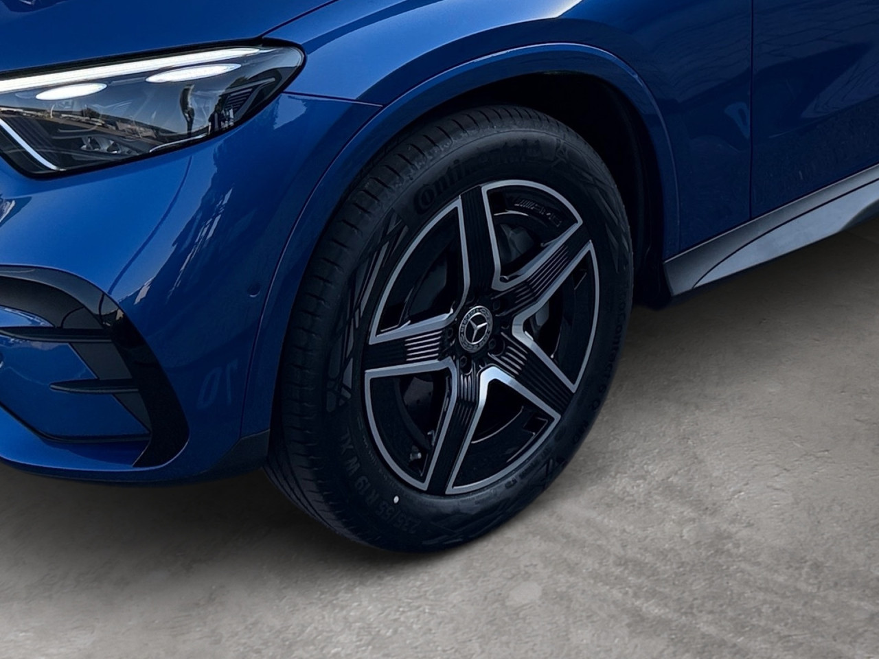Getriebe: Automatikgetriebe 9 G-TRONIC, 9 G&auml;ngeAusstattungslinie: AMG Line Exterieur: Advanced Plus,  AMG Line InterieurAusstattungspakete: Winterpaket,  AMG Sportpaket,  Komfort Paket: Kofferraumkomfort-Paket,  Lichtpaket: Innenlichtpaket,  Ablagepaket,  Chrompaket,  SpiegelpaketAssistenzsysteme: Fernlichtassistent,  Aktiver Park-Assistent inkl. PARKTRONIC,  Surround-Kamerasystem: Park-Paket mit 360&deg;-Kamera,  DISTRONIC,  Berganfahrhilfe,  Spracheingabesystem,  M&uuml;digkeitserkennung,  Spurhalteassistent,  Bremsassistent,  COLLISION PREVENTION ASSIST,  ATTENTION ASSIST,  Verkehrszeichenerkennung,  GespannstabilisierungLicht und Sicht: Digital Light,  Tagfahrlicht,  Regensensor,  Automatisch abblendender Innenspiegel,  W&auml;rmeschutzverglasung,  Ambientebeleuchtung mehrfarbig,  LichtsensorAudio &amp; Kommunikation: MBUX,  Navigationssystem,  Radio,  Multi-Funktions-Display,  Digitaler Radioempfang DAB,  Soundsystem,  USB Anschluss,  Handyvorbereitung Bluetooth,  Android Auto u. Apple CarPlay,  Kabelloses Laden f&uuml;r Handys,  WLAN HotspotKomfort: Widescreen Cockpit,  Klimaautomatik,  Panorama-Schiebedach,  Fahrer-/Beifahrersitz elektrisch,  Memoryfunktion Fahrersitz,  Lordosenst&uuml;tze Fahrer/Beifahrer,  Sitzheizung Fahrer/Beifahrer,  Sportsitze,  Armauflage Fahrer/Beifahrer,  Servolenkung,  Lenks&auml;ule verstellbar,  Keyless-Start,  Start-Stopp System,  Zentralver. mit Fernbedienung,  Fensterheber elektrisch,  EASY-PACK Heckklappe,  DYNAMIC SELECT,  Getr&auml;nkehalter vornInterieur: Sitze Kunstleder Ledernachbildung ARTICO nevagrau / schwarz,  Innenfarbe grau,  Multifunktions-Sport-/Lederlenkrad,  Lenkradheizung,  Bordcomputer,  R&uuml;cksitze klappbar,  Laderaumabdeckung: Easy Pack,  Dekoreinlagen: H04 Zierelemente Holz schwarz offenporig aluminium lines,  Lenkrad-SchaltwippenExterieur: AGILITY CONTROL Fahrwerk,  Anh&auml;ngerkupplung schwenkbar,  Touchscreen Bedienung,  AMG Leichtmetallfelgen 19 Zoll,  Au&szlig;enspiegel elekt. anklappbar,  Dachreling,  Reifenpannenset,  NotrufsystemAirbags: MittelairbagSicherheit: i-Size Kindersitzbefestigung,  Fahrer- /Beifahrerairbag,  Seitenairbag vorn und hinten,  Knieairbag Fahrer,  Traktionskontrolle,  Elektr. Stabilit&auml;tsprogramm ESP,  Reifendruckkontrolle,  Wegfahrsperre,  Au&szlig;entemperatur Anzeige,  Antiblockiersystem ABS,  Bremsverschlei&szlig;anzeige,  Notbremsassistent,  Totwinkel-AssistentWeitere Ausstattung: Memory-Paket,  321 Fingerabdrucksensor,  PDB Advanced-Plus-Paket mit  Digitalen Extras,  896 Digitales Extra: Vorr&uuml;stung f&uuml;r Digitalen Fahrzeugschl&uuml;ssel f&uuml;r Smartphone,  DB7 Edition AMG-Line,  Gebrauchtwagensiegel: Junge SterneSonstige Ma&szlig;e und Gewichte: Nutzlast: 565 kg,  zul&auml;ssiges Gesamtgewicht: 2.550 kg,  Radstand: 2.888 mm24 Monate Garantie ab Erstzulassung. Fahrzeug hat Haltedauer. Liefertermin in Abstimmung mit dem Verk&auml;ufer. Irrt&uuml;mer und &Auml;nderungen vorbehalten
