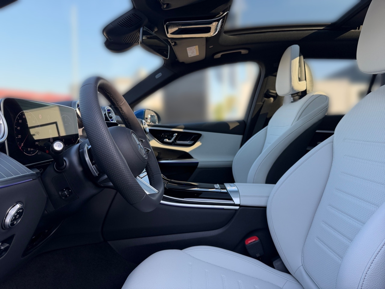 Getriebe: Automatikgetriebe 9 G-TRONIC, 9 G&auml;ngeAusstattungslinie: AMG Line Exterieur: Advanced Plus,  AMG Line InterieurAusstattungspakete: Winterpaket,  AMG Sportpaket,  Komfort Paket: Kofferraumkomfort-Paket,  Lichtpaket: Innenlichtpaket,  Ablagepaket,  Chrompaket,  SpiegelpaketAssistenzsysteme: Fernlichtassistent,  Aktiver Park-Assistent inkl. PARKTRONIC,  Surround-Kamerasystem: Park-Paket mit 360&deg;-Kamera,  DISTRONIC,  Berganfahrhilfe,  Spracheingabesystem,  M&uuml;digkeitserkennung,  Spurhalteassistent,  Bremsassistent,  COLLISION PREVENTION ASSIST,  ATTENTION ASSIST,  Verkehrszeichenerkennung,  GespannstabilisierungLicht und Sicht: Digital Light,  Tagfahrlicht,  Regensensor,  Automatisch abblendender Innenspiegel,  W&auml;rmeschutzverglasung,  Ambientebeleuchtung mehrfarbig,  LichtsensorAudio &amp; Kommunikation: MBUX,  Navigationssystem,  Radio,  Multi-Funktions-Display,  Digitaler Radioempfang DAB,  Soundsystem,  USB Anschluss,  Handyvorbereitung Bluetooth,  Android Auto u. Apple CarPlay,  Kabelloses Laden f&uuml;r Handys,  WLAN HotspotKomfort: Widescreen Cockpit,  Klimaautomatik,  Panorama-Schiebedach,  Fahrer-/Beifahrersitz elektrisch,  Memoryfunktion Fahrersitz,  Lordosenst&uuml;tze Fahrer/Beifahrer,  Sitzheizung Fahrer/Beifahrer,  Sportsitze,  Armauflage Fahrer/Beifahrer,  Servolenkung,  Lenks&auml;ule verstellbar,  Keyless-Start,  Start-Stopp System,  Zentralver. mit Fernbedienung,  Fensterheber elektrisch,  EASY-PACK Heckklappe,  DYNAMIC SELECT,  Getr&auml;nkehalter vornInterieur: Sitze Kunstleder Ledernachbildung ARTICO nevagrau / schwarz,  Innenfarbe grau,  Multifunktions-Sport-/Lederlenkrad,  Lenkradheizung,  Bordcomputer,  R&uuml;cksitze klappbar,  Laderaumabdeckung: Easy Pack,  Dekoreinlagen: H04 Zierelemente Holz schwarz offenporig aluminium lines,  Lenkrad-SchaltwippenExterieur: AGILITY CONTROL Fahrwerk,  Anh&auml;ngerkupplung schwenkbar,  Touchscreen Bedienung,  AMG Leichtmetallfelgen 19 Zoll,  Au&szlig;enspiegel elekt. anklappbar,  Dachreling,  Reifenpannenset,  NotrufsystemAirbags: MittelairbagSicherheit: i-Size Kindersitzbefestigung,  Fahrer- /Beifahrerairbag,  Seitenairbag vorn und hinten,  Knieairbag Fahrer,  Traktionskontrolle,  Elektr. Stabilit&auml;tsprogramm ESP,  Reifendruckkontrolle,  Wegfahrsperre,  Au&szlig;entemperatur Anzeige,  Antiblockiersystem ABS,  Bremsverschlei&szlig;anzeige,  Notbremsassistent,  Totwinkel-AssistentWeitere Ausstattung: Memory-Paket,  321 Fingerabdrucksensor,  PDB Advanced-Plus-Paket mit  Digitalen Extras,  896 Digitales Extra: Vorr&uuml;stung f&uuml;r Digitalen Fahrzeugschl&uuml;ssel f&uuml;r Smartphone,  DB7 Edition AMG-Line,  Gebrauchtwagensiegel: Junge SterneSonstige Ma&szlig;e und Gewichte: Nutzlast: 565 kg,  zul&auml;ssiges Gesamtgewicht: 2.550 kg,  Radstand: 2.888 mm24 Monate Garantie ab Erstzulassung. Fahrzeug hat Haltedauer. Liefertermin in Abstimmung mit dem Verk&auml;ufer. Irrt&uuml;mer und &Auml;nderungen vorbehalten