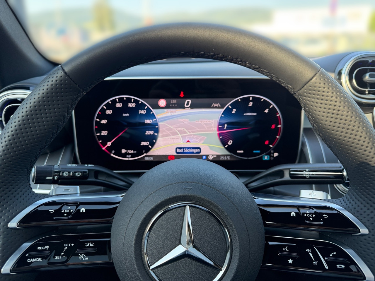 Getriebe: Automatikgetriebe 9 G-TRONIC, 9 G&auml;ngeAusstattungslinie: AMG Line Exterieur: Advanced Plus,  AMG Line InterieurAusstattungspakete: Winterpaket,  AMG Sportpaket,  Komfort Paket: Kofferraumkomfort-Paket,  Lichtpaket: Innenlichtpaket,  Ablagepaket,  Chrompaket,  SpiegelpaketAssistenzsysteme: Fernlichtassistent,  Aktiver Park-Assistent inkl. PARKTRONIC,  Surround-Kamerasystem: Park-Paket mit 360&deg;-Kamera,  DISTRONIC,  Berganfahrhilfe,  Spracheingabesystem,  M&uuml;digkeitserkennung,  Spurhalteassistent,  Bremsassistent,  COLLISION PREVENTION ASSIST,  ATTENTION ASSIST,  Verkehrszeichenerkennung,  GespannstabilisierungLicht und Sicht: Digital Light,  Tagfahrlicht,  Regensensor,  Automatisch abblendender Innenspiegel,  W&auml;rmeschutzverglasung,  Ambientebeleuchtung mehrfarbig,  LichtsensorAudio &amp; Kommunikation: MBUX,  Navigationssystem,  Radio,  Multi-Funktions-Display,  Digitaler Radioempfang DAB,  Soundsystem,  USB Anschluss,  Handyvorbereitung Bluetooth,  Android Auto u. Apple CarPlay,  Kabelloses Laden f&uuml;r Handys,  WLAN HotspotKomfort: Widescreen Cockpit,  Klimaautomatik,  Panorama-Schiebedach,  Fahrer-/Beifahrersitz elektrisch,  Memoryfunktion Fahrersitz,  Lordosenst&uuml;tze Fahrer/Beifahrer,  Sitzheizung Fahrer/Beifahrer,  Sportsitze,  Armauflage Fahrer/Beifahrer,  Servolenkung,  Lenks&auml;ule verstellbar,  Keyless-Start,  Start-Stopp System,  Zentralver. mit Fernbedienung,  Fensterheber elektrisch,  EASY-PACK Heckklappe,  DYNAMIC SELECT,  Getr&auml;nkehalter vornInterieur: Sitze Kunstleder Ledernachbildung ARTICO nevagrau / schwarz,  Innenfarbe grau,  Multifunktions-Sport-/Lederlenkrad,  Lenkradheizung,  Bordcomputer,  R&uuml;cksitze klappbar,  Laderaumabdeckung: Easy Pack,  Dekoreinlagen: H04 Zierelemente Holz schwarz offenporig aluminium lines,  Lenkrad-SchaltwippenExterieur: AGILITY CONTROL Fahrwerk,  Anh&auml;ngerkupplung schwenkbar,  Touchscreen Bedienung,  AMG Leichtmetallfelgen 19 Zoll,  Au&szlig;enspiegel elekt. anklappbar,  Dachreling,  Reifenpannenset,  NotrufsystemAirbags: MittelairbagSicherheit: i-Size Kindersitzbefestigung,  Fahrer- /Beifahrerairbag,  Seitenairbag vorn und hinten,  Knieairbag Fahrer,  Traktionskontrolle,  Elektr. Stabilit&auml;tsprogramm ESP,  Reifendruckkontrolle,  Wegfahrsperre,  Au&szlig;entemperatur Anzeige,  Antiblockiersystem ABS,  Bremsverschlei&szlig;anzeige,  Notbremsassistent,  Totwinkel-AssistentWeitere Ausstattung: Memory-Paket,  321 Fingerabdrucksensor,  PDB Advanced-Plus-Paket mit  Digitalen Extras,  896 Digitales Extra: Vorr&uuml;stung f&uuml;r Digitalen Fahrzeugschl&uuml;ssel f&uuml;r Smartphone,  DB7 Edition AMG-Line,  Gebrauchtwagensiegel: Junge SterneSonstige Ma&szlig;e und Gewichte: Nutzlast: 565 kg,  zul&auml;ssiges Gesamtgewicht: 2.550 kg,  Radstand: 2.888 mm24 Monate Garantie ab Erstzulassung. Fahrzeug hat Haltedauer. Liefertermin in Abstimmung mit dem Verk&auml;ufer. Irrt&uuml;mer und &Auml;nderungen vorbehalten
