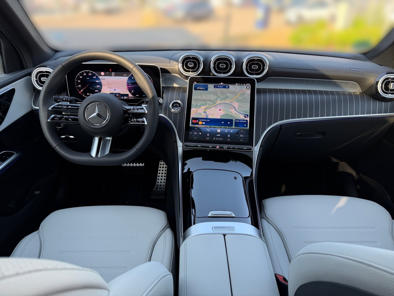 Getriebe: Automatikgetriebe 9 G-TRONIC, 9 G&auml;ngeAusstattungslinie: AMG Line Exterieur: Advanced Plus,  AMG Line InterieurAusstattungspakete: Winterpaket,  AMG Sportpaket,  Komfort Paket: Kofferraumkomfort-Paket,  Lichtpaket: Innenlichtpaket,  Ablagepaket,  Chrompaket,  SpiegelpaketAssistenzsysteme: Fernlichtassistent,  Aktiver Park-Assistent inkl. PARKTRONIC,  Surround-Kamerasystem: Park-Paket mit 360&deg;-Kamera,  DISTRONIC,  Berganfahrhilfe,  Spracheingabesystem,  M&uuml;digkeitserkennung,  Spurhalteassistent,  Bremsassistent,  COLLISION PREVENTION ASSIST,  ATTENTION ASSIST,  Verkehrszeichenerkennung,  GespannstabilisierungLicht und Sicht: Digital Light,  Tagfahrlicht,  Regensensor,  Automatisch abblendender Innenspiegel,  W&auml;rmeschutzverglasung,  Ambientebeleuchtung mehrfarbig,  LichtsensorAudio &amp; Kommunikation: MBUX,  Navigationssystem,  Radio,  Multi-Funktions-Display,  Digitaler Radioempfang DAB,  Soundsystem,  USB Anschluss,  Handyvorbereitung Bluetooth,  Android Auto u. Apple CarPlay,  Kabelloses Laden f&uuml;r Handys,  WLAN HotspotKomfort: Widescreen Cockpit,  Klimaautomatik,  Panorama-Schiebedach,  Fahrer-/Beifahrersitz elektrisch,  Memoryfunktion Fahrersitz,  Lordosenst&uuml;tze Fahrer/Beifahrer,  Sitzheizung Fahrer/Beifahrer,  Sportsitze,  Armauflage Fahrer/Beifahrer,  Servolenkung,  Lenks&auml;ule verstellbar,  Keyless-Start,  Start-Stopp System,  Zentralver. mit Fernbedienung,  Fensterheber elektrisch,  EASY-PACK Heckklappe,  DYNAMIC SELECT,  Getr&auml;nkehalter vornInterieur: Sitze Kunstleder Ledernachbildung ARTICO nevagrau / schwarz,  Innenfarbe grau,  Multifunktions-Sport-/Lederlenkrad,  Lenkradheizung,  Bordcomputer,  R&uuml;cksitze klappbar,  Laderaumabdeckung: Easy Pack,  Dekoreinlagen: H04 Zierelemente Holz schwarz offenporig aluminium lines,  Lenkrad-SchaltwippenExterieur: AGILITY CONTROL Fahrwerk,  Anh&auml;ngerkupplung schwenkbar,  Touchscreen Bedienung,  AMG Leichtmetallfelgen 19 Zoll,  Au&szlig;enspiegel elekt. anklappbar,  Dachreling,  Reifenpannenset,  NotrufsystemAirbags: MittelairbagSicherheit: i-Size Kindersitzbefestigung,  Fahrer- /Beifahrerairbag,  Seitenairbag vorn und hinten,  Knieairbag Fahrer,  Traktionskontrolle,  Elektr. Stabilit&auml;tsprogramm ESP,  Reifendruckkontrolle,  Wegfahrsperre,  Au&szlig;entemperatur Anzeige,  Antiblockiersystem ABS,  Bremsverschlei&szlig;anzeige,  Notbremsassistent,  Totwinkel-AssistentWeitere Ausstattung: Memory-Paket,  321 Fingerabdrucksensor,  PDB Advanced-Plus-Paket mit  Digitalen Extras,  896 Digitales Extra: Vorr&uuml;stung f&uuml;r Digitalen Fahrzeugschl&uuml;ssel f&uuml;r Smartphone,  DB7 Edition AMG-Line,  Gebrauchtwagensiegel: Junge SterneSonstige Ma&szlig;e und Gewichte: Nutzlast: 565 kg,  zul&auml;ssiges Gesamtgewicht: 2.550 kg,  Radstand: 2.888 mm24 Monate Garantie ab Erstzulassung. Fahrzeug hat Haltedauer. Liefertermin in Abstimmung mit dem Verk&auml;ufer. Irrt&uuml;mer und &Auml;nderungen vorbehalten