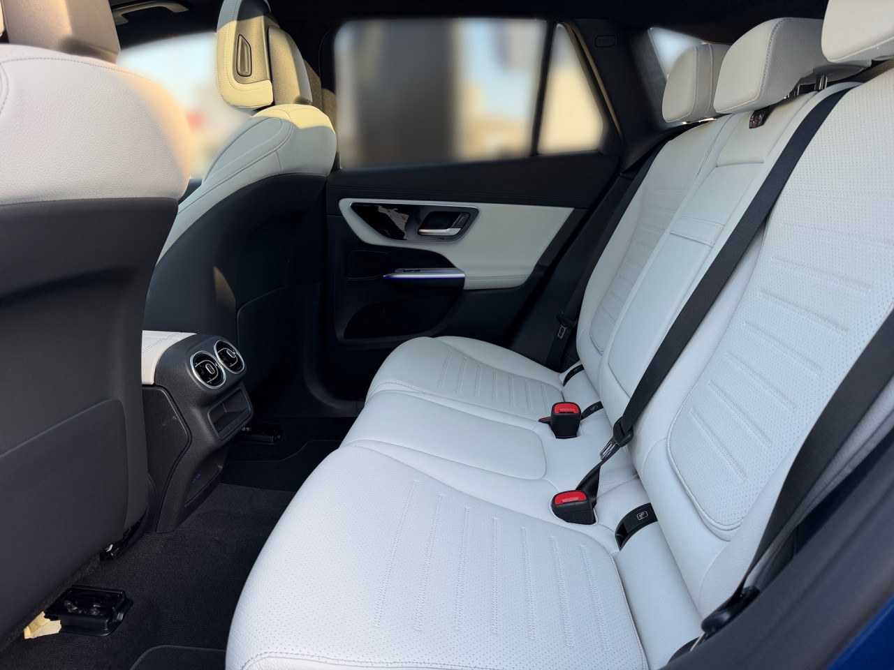 Getriebe: Automatikgetriebe 9 G-TRONIC, 9 G&auml;ngeAusstattungslinie: AMG Line Exterieur: Advanced Plus,  AMG Line InterieurAusstattungspakete: Winterpaket,  AMG Sportpaket,  Komfort Paket: Kofferraumkomfort-Paket,  Lichtpaket: Innenlichtpaket,  Ablagepaket,  Chrompaket,  SpiegelpaketAssistenzsysteme: Fernlichtassistent,  Aktiver Park-Assistent inkl. PARKTRONIC,  Surround-Kamerasystem: Park-Paket mit 360&deg;-Kamera,  DISTRONIC,  Berganfahrhilfe,  Spracheingabesystem,  M&uuml;digkeitserkennung,  Spurhalteassistent,  Bremsassistent,  COLLISION PREVENTION ASSIST,  ATTENTION ASSIST,  Verkehrszeichenerkennung,  GespannstabilisierungLicht und Sicht: Digital Light,  Tagfahrlicht,  Regensensor,  Automatisch abblendender Innenspiegel,  W&auml;rmeschutzverglasung,  Ambientebeleuchtung mehrfarbig,  LichtsensorAudio &amp; Kommunikation: MBUX,  Navigationssystem,  Radio,  Multi-Funktions-Display,  Digitaler Radioempfang DAB,  Soundsystem,  USB Anschluss,  Handyvorbereitung Bluetooth,  Android Auto u. Apple CarPlay,  Kabelloses Laden f&uuml;r Handys,  WLAN HotspotKomfort: Widescreen Cockpit,  Klimaautomatik,  Panorama-Schiebedach,  Fahrer-/Beifahrersitz elektrisch,  Memoryfunktion Fahrersitz,  Lordosenst&uuml;tze Fahrer/Beifahrer,  Sitzheizung Fahrer/Beifahrer,  Sportsitze,  Armauflage Fahrer/Beifahrer,  Servolenkung,  Lenks&auml;ule verstellbar,  Keyless-Start,  Start-Stopp System,  Zentralver. mit Fernbedienung,  Fensterheber elektrisch,  EASY-PACK Heckklappe,  DYNAMIC SELECT,  Getr&auml;nkehalter vornInterieur: Sitze Kunstleder Ledernachbildung ARTICO nevagrau / schwarz,  Innenfarbe grau,  Multifunktions-Sport-/Lederlenkrad,  Lenkradheizung,  Bordcomputer,  R&uuml;cksitze klappbar,  Laderaumabdeckung: Easy Pack,  Dekoreinlagen: H04 Zierelemente Holz schwarz offenporig aluminium lines,  Lenkrad-SchaltwippenExterieur: AGILITY CONTROL Fahrwerk,  Anh&auml;ngerkupplung schwenkbar,  Touchscreen Bedienung,  AMG Leichtmetallfelgen 19 Zoll,  Au&szlig;enspiegel elekt. anklappbar,  Dachreling,  Reifenpannenset,  NotrufsystemAirbags: MittelairbagSicherheit: i-Size Kindersitzbefestigung,  Fahrer- /Beifahrerairbag,  Seitenairbag vorn und hinten,  Knieairbag Fahrer,  Traktionskontrolle,  Elektr. Stabilit&auml;tsprogramm ESP,  Reifendruckkontrolle,  Wegfahrsperre,  Au&szlig;entemperatur Anzeige,  Antiblockiersystem ABS,  Bremsverschlei&szlig;anzeige,  Notbremsassistent,  Totwinkel-AssistentWeitere Ausstattung: Memory-Paket,  321 Fingerabdrucksensor,  PDB Advanced-Plus-Paket mit  Digitalen Extras,  896 Digitales Extra: Vorr&uuml;stung f&uuml;r Digitalen Fahrzeugschl&uuml;ssel f&uuml;r Smartphone,  DB7 Edition AMG-Line,  Gebrauchtwagensiegel: Junge SterneSonstige Ma&szlig;e und Gewichte: Nutzlast: 565 kg,  zul&auml;ssiges Gesamtgewicht: 2.550 kg,  Radstand: 2.888 mm24 Monate Garantie ab Erstzulassung. Fahrzeug hat Haltedauer. Liefertermin in Abstimmung mit dem Verk&auml;ufer. Irrt&uuml;mer und &Auml;nderungen vorbehalten