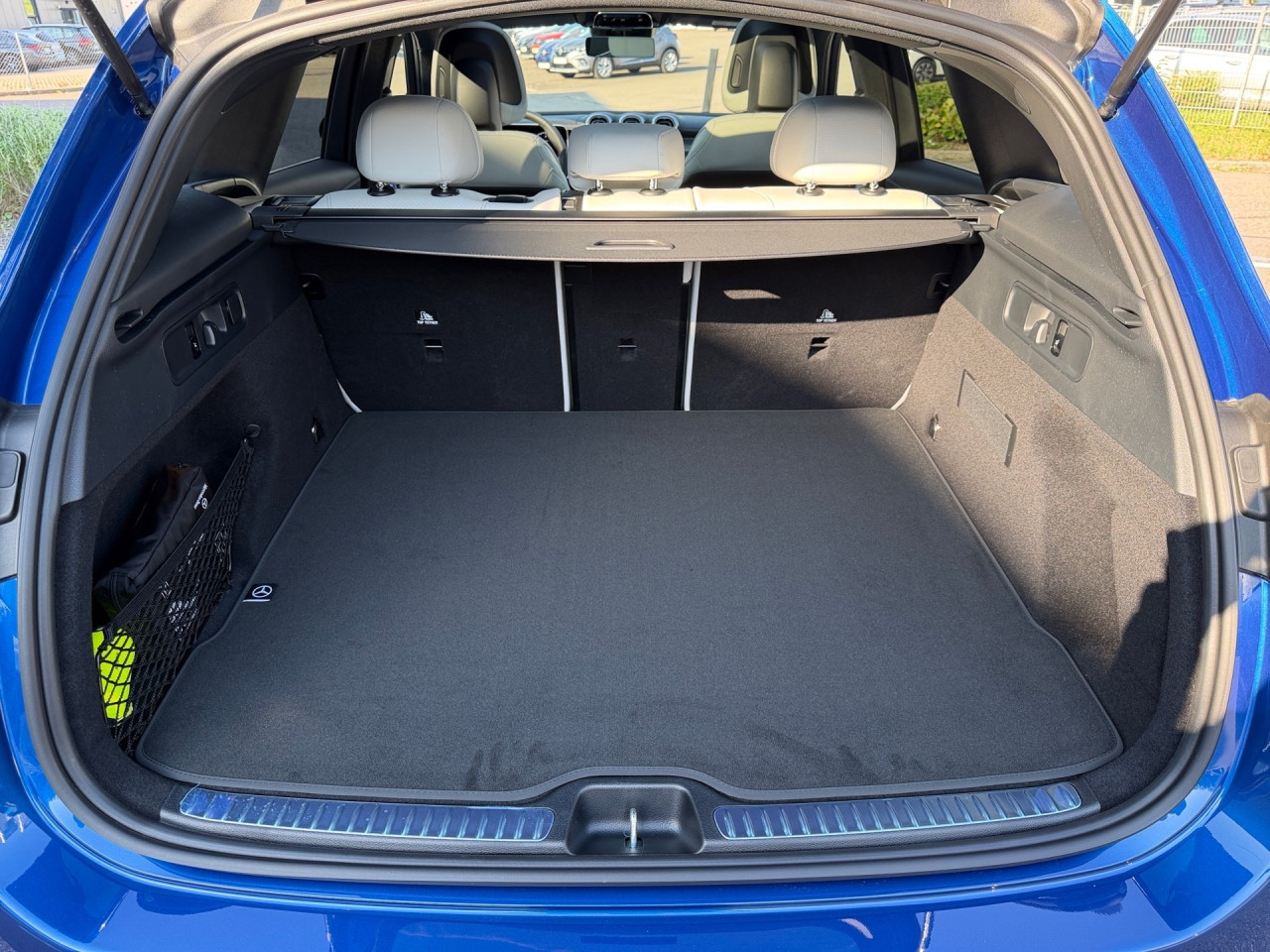 Getriebe: Automatikgetriebe 9 G-TRONIC, 9 G&auml;ngeAusstattungslinie: AMG Line Exterieur: Advanced Plus,  AMG Line InterieurAusstattungspakete: Winterpaket,  AMG Sportpaket,  Komfort Paket: Kofferraumkomfort-Paket,  Lichtpaket: Innenlichtpaket,  Ablagepaket,  Chrompaket,  SpiegelpaketAssistenzsysteme: Fernlichtassistent,  Aktiver Park-Assistent inkl. PARKTRONIC,  Surround-Kamerasystem: Park-Paket mit 360&deg;-Kamera,  DISTRONIC,  Berganfahrhilfe,  Spracheingabesystem,  M&uuml;digkeitserkennung,  Spurhalteassistent,  Bremsassistent,  COLLISION PREVENTION ASSIST,  ATTENTION ASSIST,  Verkehrszeichenerkennung,  GespannstabilisierungLicht und Sicht: Digital Light,  Tagfahrlicht,  Regensensor,  Automatisch abblendender Innenspiegel,  W&auml;rmeschutzverglasung,  Ambientebeleuchtung mehrfarbig,  LichtsensorAudio &amp; Kommunikation: MBUX,  Navigationssystem,  Radio,  Multi-Funktions-Display,  Digitaler Radioempfang DAB,  Soundsystem,  USB Anschluss,  Handyvorbereitung Bluetooth,  Android Auto u. Apple CarPlay,  Kabelloses Laden f&uuml;r Handys,  WLAN HotspotKomfort: Widescreen Cockpit,  Klimaautomatik,  Panorama-Schiebedach,  Fahrer-/Beifahrersitz elektrisch,  Memoryfunktion Fahrersitz,  Lordosenst&uuml;tze Fahrer/Beifahrer,  Sitzheizung Fahrer/Beifahrer,  Sportsitze,  Armauflage Fahrer/Beifahrer,  Servolenkung,  Lenks&auml;ule verstellbar,  Keyless-Start,  Start-Stopp System,  Zentralver. mit Fernbedienung,  Fensterheber elektrisch,  EASY-PACK Heckklappe,  DYNAMIC SELECT,  Getr&auml;nkehalter vornInterieur: Sitze Kunstleder Ledernachbildung ARTICO nevagrau / schwarz,  Innenfarbe grau,  Multifunktions-Sport-/Lederlenkrad,  Lenkradheizung,  Bordcomputer,  R&uuml;cksitze klappbar,  Laderaumabdeckung: Easy Pack,  Dekoreinlagen: H04 Zierelemente Holz schwarz offenporig aluminium lines,  Lenkrad-SchaltwippenExterieur: AGILITY CONTROL Fahrwerk,  Anh&auml;ngerkupplung schwenkbar,  Touchscreen Bedienung,  AMG Leichtmetallfelgen 19 Zoll,  Au&szlig;enspiegel elekt. anklappbar,  Dachreling,  Reifenpannenset,  NotrufsystemAirbags: MittelairbagSicherheit: i-Size Kindersitzbefestigung,  Fahrer- /Beifahrerairbag,  Seitenairbag vorn und hinten,  Knieairbag Fahrer,  Traktionskontrolle,  Elektr. Stabilit&auml;tsprogramm ESP,  Reifendruckkontrolle,  Wegfahrsperre,  Au&szlig;entemperatur Anzeige,  Antiblockiersystem ABS,  Bremsverschlei&szlig;anzeige,  Notbremsassistent,  Totwinkel-AssistentWeitere Ausstattung: Memory-Paket,  321 Fingerabdrucksensor,  PDB Advanced-Plus-Paket mit  Digitalen Extras,  896 Digitales Extra: Vorr&uuml;stung f&uuml;r Digitalen Fahrzeugschl&uuml;ssel f&uuml;r Smartphone,  DB7 Edition AMG-Line,  Gebrauchtwagensiegel: Junge SterneSonstige Ma&szlig;e und Gewichte: Nutzlast: 565 kg,  zul&auml;ssiges Gesamtgewicht: 2.550 kg,  Radstand: 2.888 mm24 Monate Garantie ab Erstzulassung. Fahrzeug hat Haltedauer. Liefertermin in Abstimmung mit dem Verk&auml;ufer. Irrt&uuml;mer und &Auml;nderungen vorbehalten