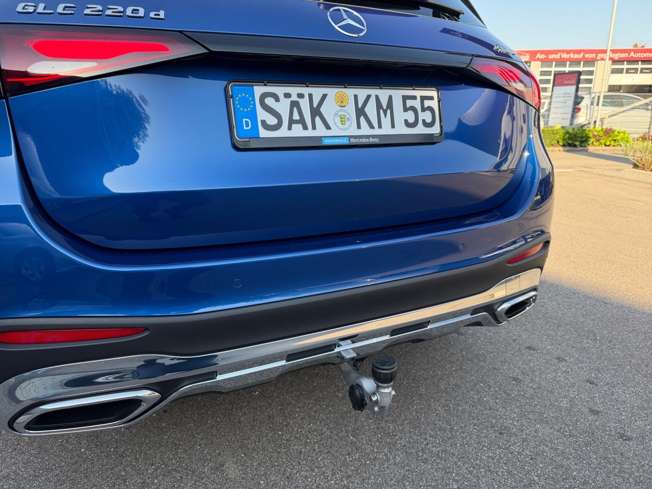 Getriebe: Automatikgetriebe 9 G-TRONIC, 9 G&auml;ngeAusstattungslinie: AMG Line Exterieur: Advanced Plus,  AMG Line InterieurAusstattungspakete: Winterpaket,  AMG Sportpaket,  Komfort Paket: Kofferraumkomfort-Paket,  Lichtpaket: Innenlichtpaket,  Ablagepaket,  Chrompaket,  SpiegelpaketAssistenzsysteme: Fernlichtassistent,  Aktiver Park-Assistent inkl. PARKTRONIC,  Surround-Kamerasystem: Park-Paket mit 360&deg;-Kamera,  DISTRONIC,  Berganfahrhilfe,  Spracheingabesystem,  M&uuml;digkeitserkennung,  Spurhalteassistent,  Bremsassistent,  COLLISION PREVENTION ASSIST,  ATTENTION ASSIST,  Verkehrszeichenerkennung,  GespannstabilisierungLicht und Sicht: Digital Light,  Tagfahrlicht,  Regensensor,  Automatisch abblendender Innenspiegel,  W&auml;rmeschutzverglasung,  Ambientebeleuchtung mehrfarbig,  LichtsensorAudio &amp; Kommunikation: MBUX,  Navigationssystem,  Radio,  Multi-Funktions-Display,  Digitaler Radioempfang DAB,  Soundsystem,  USB Anschluss,  Handyvorbereitung Bluetooth,  Android Auto u. Apple CarPlay,  Kabelloses Laden f&uuml;r Handys,  WLAN HotspotKomfort: Widescreen Cockpit,  Klimaautomatik,  Panorama-Schiebedach,  Fahrer-/Beifahrersitz elektrisch,  Memoryfunktion Fahrersitz,  Lordosenst&uuml;tze Fahrer/Beifahrer,  Sitzheizung Fahrer/Beifahrer,  Sportsitze,  Armauflage Fahrer/Beifahrer,  Servolenkung,  Lenks&auml;ule verstellbar,  Keyless-Start,  Start-Stopp System,  Zentralver. mit Fernbedienung,  Fensterheber elektrisch,  EASY-PACK Heckklappe,  DYNAMIC SELECT,  Getr&auml;nkehalter vornInterieur: Sitze Kunstleder Ledernachbildung ARTICO nevagrau / schwarz,  Innenfarbe grau,  Multifunktions-Sport-/Lederlenkrad,  Lenkradheizung,  Bordcomputer,  R&uuml;cksitze klappbar,  Laderaumabdeckung: Easy Pack,  Dekoreinlagen: H04 Zierelemente Holz schwarz offenporig aluminium lines,  Lenkrad-SchaltwippenExterieur: AGILITY CONTROL Fahrwerk,  Anh&auml;ngerkupplung schwenkbar,  Touchscreen Bedienung,  AMG Leichtmetallfelgen 19 Zoll,  Au&szlig;enspiegel elekt. anklappbar,  Dachreling,  Reifenpannenset,  NotrufsystemAirbags: MittelairbagSicherheit: i-Size Kindersitzbefestigung,  Fahrer- /Beifahrerairbag,  Seitenairbag vorn und hinten,  Knieairbag Fahrer,  Traktionskontrolle,  Elektr. Stabilit&auml;tsprogramm ESP,  Reifendruckkontrolle,  Wegfahrsperre,  Au&szlig;entemperatur Anzeige,  Antiblockiersystem ABS,  Bremsverschlei&szlig;anzeige,  Notbremsassistent,  Totwinkel-AssistentWeitere Ausstattung: Memory-Paket,  321 Fingerabdrucksensor,  PDB Advanced-Plus-Paket mit  Digitalen Extras,  896 Digitales Extra: Vorr&uuml;stung f&uuml;r Digitalen Fahrzeugschl&uuml;ssel f&uuml;r Smartphone,  DB7 Edition AMG-Line,  Gebrauchtwagensiegel: Junge SterneSonstige Ma&szlig;e und Gewichte: Nutzlast: 565 kg,  zul&auml;ssiges Gesamtgewicht: 2.550 kg,  Radstand: 2.888 mm24 Monate Garantie ab Erstzulassung. Fahrzeug hat Haltedauer. Liefertermin in Abstimmung mit dem Verk&auml;ufer. Irrt&uuml;mer und &Auml;nderungen vorbehalten