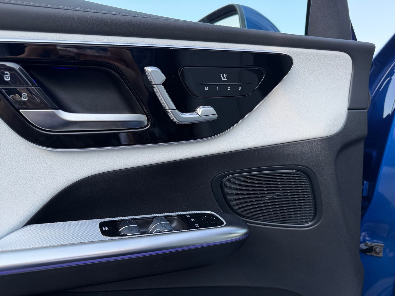 Getriebe: Automatikgetriebe 9 G-TRONIC, 9 G&auml;ngeAusstattungslinie: AMG Line Exterieur: Advanced Plus,  AMG Line InterieurAusstattungspakete: Winterpaket,  AMG Sportpaket,  Komfort Paket: Kofferraumkomfort-Paket,  Lichtpaket: Innenlichtpaket,  Ablagepaket,  Chrompaket,  SpiegelpaketAssistenzsysteme: Fernlichtassistent,  Aktiver Park-Assistent inkl. PARKTRONIC,  Surround-Kamerasystem: Park-Paket mit 360&deg;-Kamera,  DISTRONIC,  Berganfahrhilfe,  Spracheingabesystem,  M&uuml;digkeitserkennung,  Spurhalteassistent,  Bremsassistent,  COLLISION PREVENTION ASSIST,  ATTENTION ASSIST,  Verkehrszeichenerkennung,  GespannstabilisierungLicht und Sicht: Digital Light,  Tagfahrlicht,  Regensensor,  Automatisch abblendender Innenspiegel,  W&auml;rmeschutzverglasung,  Ambientebeleuchtung mehrfarbig,  LichtsensorAudio &amp; Kommunikation: MBUX,  Navigationssystem,  Radio,  Multi-Funktions-Display,  Digitaler Radioempfang DAB,  Soundsystem,  USB Anschluss,  Handyvorbereitung Bluetooth,  Android Auto u. Apple CarPlay,  Kabelloses Laden f&uuml;r Handys,  WLAN HotspotKomfort: Widescreen Cockpit,  Klimaautomatik,  Panorama-Schiebedach,  Fahrer-/Beifahrersitz elektrisch,  Memoryfunktion Fahrersitz,  Lordosenst&uuml;tze Fahrer/Beifahrer,  Sitzheizung Fahrer/Beifahrer,  Sportsitze,  Armauflage Fahrer/Beifahrer,  Servolenkung,  Lenks&auml;ule verstellbar,  Keyless-Start,  Start-Stopp System,  Zentralver. mit Fernbedienung,  Fensterheber elektrisch,  EASY-PACK Heckklappe,  DYNAMIC SELECT,  Getr&auml;nkehalter vornInterieur: Sitze Kunstleder Ledernachbildung ARTICO nevagrau / schwarz,  Innenfarbe grau,  Multifunktions-Sport-/Lederlenkrad,  Lenkradheizung,  Bordcomputer,  R&uuml;cksitze klappbar,  Laderaumabdeckung: Easy Pack,  Dekoreinlagen: H04 Zierelemente Holz schwarz offenporig aluminium lines,  Lenkrad-SchaltwippenExterieur: AGILITY CONTROL Fahrwerk,  Anh&auml;ngerkupplung schwenkbar,  Touchscreen Bedienung,  AMG Leichtmetallfelgen 19 Zoll,  Au&szlig;enspiegel elekt. anklappbar,  Dachreling,  Reifenpannenset,  NotrufsystemAirbags: MittelairbagSicherheit: i-Size Kindersitzbefestigung,  Fahrer- /Beifahrerairbag,  Seitenairbag vorn und hinten,  Knieairbag Fahrer,  Traktionskontrolle,  Elektr. Stabilit&auml;tsprogramm ESP,  Reifendruckkontrolle,  Wegfahrsperre,  Au&szlig;entemperatur Anzeige,  Antiblockiersystem ABS,  Bremsverschlei&szlig;anzeige,  Notbremsassistent,  Totwinkel-AssistentWeitere Ausstattung: Memory-Paket,  321 Fingerabdrucksensor,  PDB Advanced-Plus-Paket mit  Digitalen Extras,  896 Digitales Extra: Vorr&uuml;stung f&uuml;r Digitalen Fahrzeugschl&uuml;ssel f&uuml;r Smartphone,  DB7 Edition AMG-Line,  Gebrauchtwagensiegel: Junge SterneSonstige Ma&szlig;e und Gewichte: Nutzlast: 565 kg,  zul&auml;ssiges Gesamtgewicht: 2.550 kg,  Radstand: 2.888 mm24 Monate Garantie ab Erstzulassung. Fahrzeug hat Haltedauer. Liefertermin in Abstimmung mit dem Verk&auml;ufer. Irrt&uuml;mer und &Auml;nderungen vorbehalten
