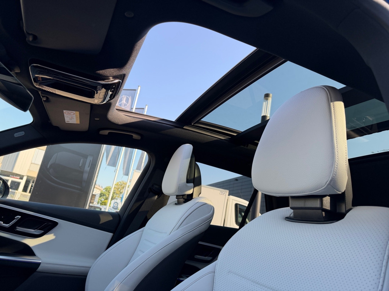 Getriebe: Automatikgetriebe 9 G-TRONIC, 9 G&auml;ngeAusstattungslinie: AMG Line Exterieur: Advanced Plus,  AMG Line InterieurAusstattungspakete: Winterpaket,  AMG Sportpaket,  Komfort Paket: Kofferraumkomfort-Paket,  Lichtpaket: Innenlichtpaket,  Ablagepaket,  Chrompaket,  SpiegelpaketAssistenzsysteme: Fernlichtassistent,  Aktiver Park-Assistent inkl. PARKTRONIC,  Surround-Kamerasystem: Park-Paket mit 360&deg;-Kamera,  DISTRONIC,  Berganfahrhilfe,  Spracheingabesystem,  M&uuml;digkeitserkennung,  Spurhalteassistent,  Bremsassistent,  COLLISION PREVENTION ASSIST,  ATTENTION ASSIST,  Verkehrszeichenerkennung,  GespannstabilisierungLicht und Sicht: Digital Light,  Tagfahrlicht,  Regensensor,  Automatisch abblendender Innenspiegel,  W&auml;rmeschutzverglasung,  Ambientebeleuchtung mehrfarbig,  LichtsensorAudio &amp; Kommunikation: MBUX,  Navigationssystem,  Radio,  Multi-Funktions-Display,  Digitaler Radioempfang DAB,  Soundsystem,  USB Anschluss,  Handyvorbereitung Bluetooth,  Android Auto u. Apple CarPlay,  Kabelloses Laden f&uuml;r Handys,  WLAN HotspotKomfort: Widescreen Cockpit,  Klimaautomatik,  Panorama-Schiebedach,  Fahrer-/Beifahrersitz elektrisch,  Memoryfunktion Fahrersitz,  Lordosenst&uuml;tze Fahrer/Beifahrer,  Sitzheizung Fahrer/Beifahrer,  Sportsitze,  Armauflage Fahrer/Beifahrer,  Servolenkung,  Lenks&auml;ule verstellbar,  Keyless-Start,  Start-Stopp System,  Zentralver. mit Fernbedienung,  Fensterheber elektrisch,  EASY-PACK Heckklappe,  DYNAMIC SELECT,  Getr&auml;nkehalter vornInterieur: Sitze Kunstleder Ledernachbildung ARTICO nevagrau / schwarz,  Innenfarbe grau,  Multifunktions-Sport-/Lederlenkrad,  Lenkradheizung,  Bordcomputer,  R&uuml;cksitze klappbar,  Laderaumabdeckung: Easy Pack,  Dekoreinlagen: H04 Zierelemente Holz schwarz offenporig aluminium lines,  Lenkrad-SchaltwippenExterieur: AGILITY CONTROL Fahrwerk,  Anh&auml;ngerkupplung schwenkbar,  Touchscreen Bedienung,  AMG Leichtmetallfelgen 19 Zoll,  Au&szlig;enspiegel elekt. anklappbar,  Dachreling,  Reifenpannenset,  NotrufsystemAirbags: MittelairbagSicherheit: i-Size Kindersitzbefestigung,  Fahrer- /Beifahrerairbag,  Seitenairbag vorn und hinten,  Knieairbag Fahrer,  Traktionskontrolle,  Elektr. Stabilit&auml;tsprogramm ESP,  Reifendruckkontrolle,  Wegfahrsperre,  Au&szlig;entemperatur Anzeige,  Antiblockiersystem ABS,  Bremsverschlei&szlig;anzeige,  Notbremsassistent,  Totwinkel-AssistentWeitere Ausstattung: Memory-Paket,  321 Fingerabdrucksensor,  PDB Advanced-Plus-Paket mit  Digitalen Extras,  896 Digitales Extra: Vorr&uuml;stung f&uuml;r Digitalen Fahrzeugschl&uuml;ssel f&uuml;r Smartphone,  DB7 Edition AMG-Line,  Gebrauchtwagensiegel: Junge SterneSonstige Ma&szlig;e und Gewichte: Nutzlast: 565 kg,  zul&auml;ssiges Gesamtgewicht: 2.550 kg,  Radstand: 2.888 mm24 Monate Garantie ab Erstzulassung. Fahrzeug hat Haltedauer. Liefertermin in Abstimmung mit dem Verk&auml;ufer. Irrt&uuml;mer und &Auml;nderungen vorbehalten