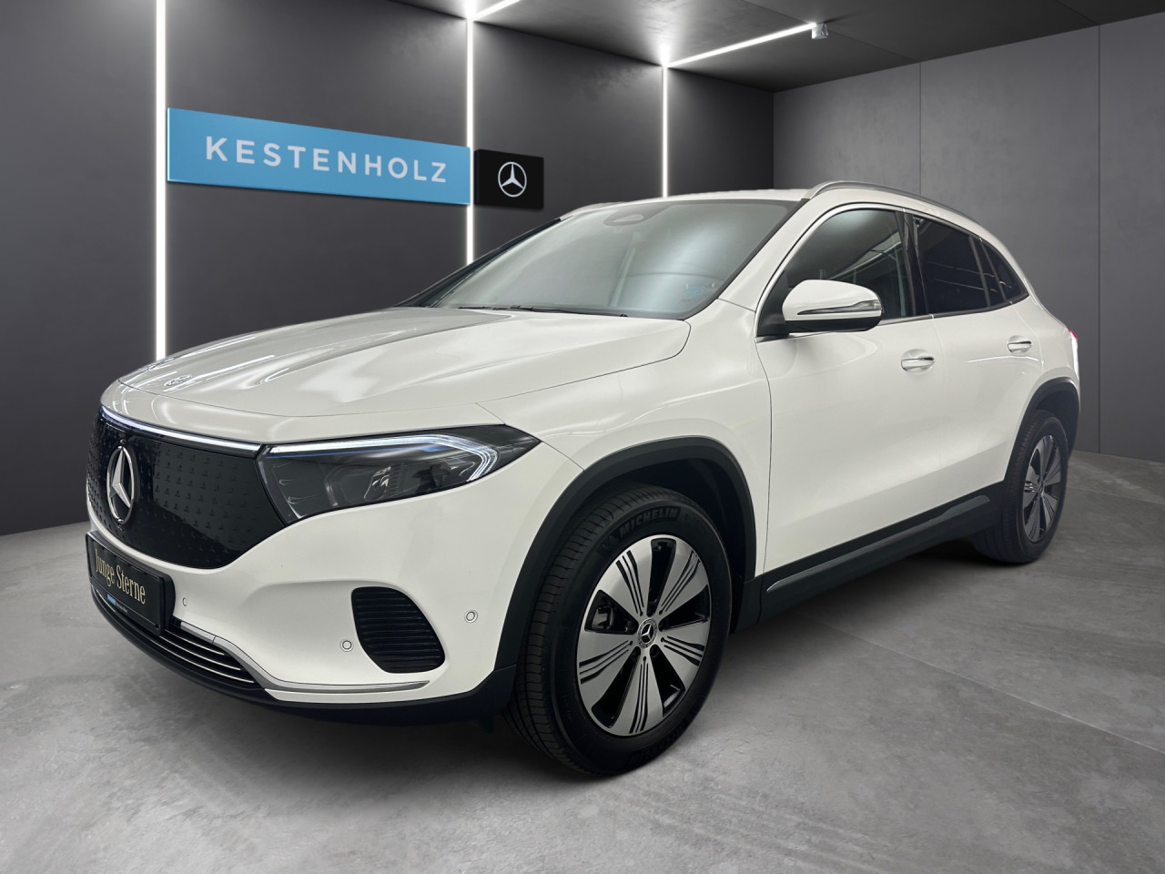 Getriebe: AutomatikgetriebeDetailangaben f&uuml;r XEV Fahrzeug: Batterietechnologie: Lithium-Ionen,  Nutzbare Batteriekapazit&auml;t: 66,0kWh,  Ladezeit (in Minuten): 375 (10% bis 100%),  Schnellladezeit (in Minuten): 32 (10% bis 80%)Ausstattungslinie: ProgressiveAusstattungspakete: Winterpaket,  Komfort Paket: Sitzkomfort-Paket,  Licht- und Sichtpaket,  SpiegelpaketAssistenzsysteme: Fernlichtassistent,  Aktiver Park-Assistent inkl. PARKTRONIC,  R&uuml;ckfahrkamera,  DISTRONIC,  Berganfahrhilfe,  Spracheingabesystem,  M&uuml;digkeitserkennung,  Spurhalteassistent mit aktivem Lenk-Assistent,  Fahrerassistenzpaket,  COLLISION PREVENTION ASSIST,  Verkehrszeichenerkennung m. Geschwindigkeitslimit-AssistentLicht und Sicht: LED-Scheinwerfer,  Tagfahrlicht,  Regensensor,  Automatisch abblendender Innenspiegel,  W&auml;rmeschutzverglasung,  Ambientebeleuchtung mehrfarbig,  LichtsensorAudio &amp; Kommunikation: MBUX,  Navigationssystem,  Radio,  Multi-Funktions-Display,  Digitaler Radioempfang DAB,  Soundsystem,  USB Anschluss,  Mercedes connect me,  Handyvorbereitung Bluetooth,  Android Auto u. Apple CarPlay,  Kabelloses Laden f&uuml;r Handys,  WLAN HotspotKomfort: Digitales Kombiinstrument,  Klimaautomatik,  Fahrer-/Beifahrersitz elektrisch,  Memoryfunktion Fahrer-/Beifahrersitz,  Lordosenst&uuml;tze Fahrer/Beifahrer,  Sitzheizung Fahrer/Beifahrer,  Komfortsitze,  Armauflage hinten,  Servolenkung,  Lenks&auml;ule verstellbar,  HANDS-FREE ACCESS,  Start-Stopp System,  Zentralver. mit Fernbedienung,  Fensterheber elektrisch,  EASY-PACK Heckklappe,  DYNAMIC SELECT,  Getr&auml;nkehalter vornInterieur: Sitze Stoff Ledernachbildung ARTICO / Stoff Bertrix schwarz,  Innenfarbe schwarz,  Multifunktions-Sport-/Lederlenkrad,  Lenkradheizung,  Bordcomputer,  R&uuml;cksitze klappbar,  Dekoreinlagen: 55H Zierelemente Star Pattern,  Lenkrad-SchaltwippenExterieur: Touchscreen Bedienung,  Leichtmetallfelgen 18 Zoll,  Au&szlig;enspiegel elekt. anklappbar,  Dachreling,  Reifenpannenset,  Notrufsystem,  Ladekabel,  Wechsel-/Gleichstromladesystem (AC/DC Laden),  Stauassistent,  FahrzeugpersonalisierungSicherheit: i-Size Kindersitzbefestigung,  Fu&szlig;g&auml;ngerschutzsystem,  Fahrer- /Beifahrerairbag,  Seitenairbag vorn und hinten,  Knieairbag Fahrer,  Traktionskontrolle,  Elektr. Stabilit&auml;tsprogramm ESP,  Reifendruckkontrolle,  Wegfahrsperre,  Au&szlig;entemperatur Anzeige,  Antiblockiersystem ABS,  Bremsverschlei&szlig;anzeige,  Proaktives Insassenschutzsystem,  Notbremsassistent,  Akustischer Umfeldschutz,  Totwinkel-AssistentWeitere Ausstattung: Laderaum-Paket,  39U Remote und Charging Services Premium,  321 Fingerabdrucksensor,  B05 ECO AssistentSonstige Ma&szlig;e und Gewichte: Nutzlast: 425 kg,  zul&auml;ssiges Gesamtgewicht: 2.470 kg,  Radstand: 2.729 mmIrrt&uuml;mer und &Auml;nderungen vorbehalten