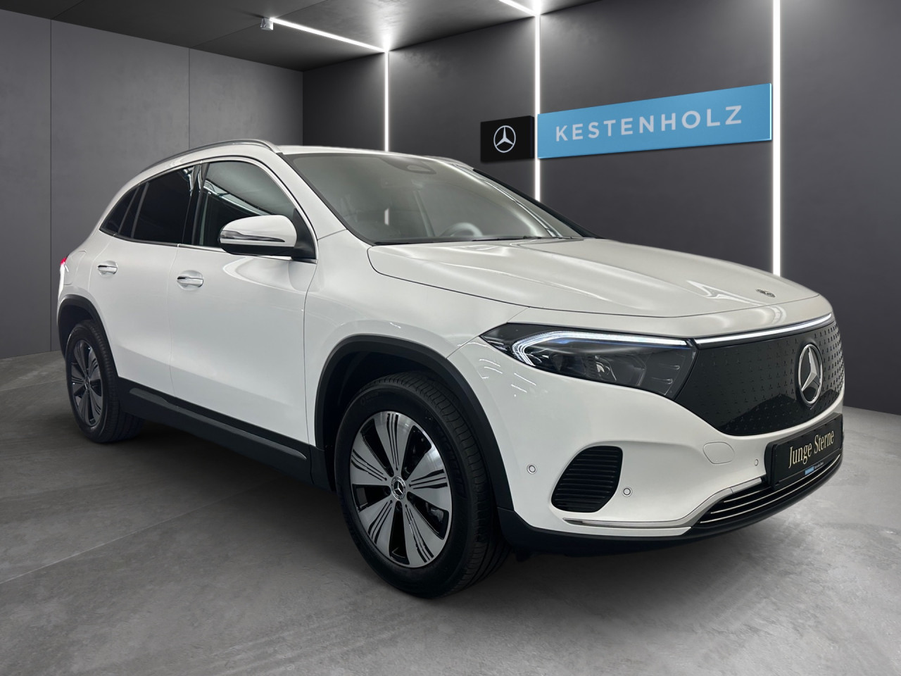 Getriebe: AutomatikgetriebeDetailangaben f&uuml;r XEV Fahrzeug: Batterietechnologie: Lithium-Ionen,  Nutzbare Batteriekapazit&auml;t: 66,0kWh,  Ladezeit (in Minuten): 375 (10% bis 100%),  Schnellladezeit (in Minuten): 32 (10% bis 80%)Ausstattungslinie: ProgressiveAusstattungspakete: Winterpaket,  Komfort Paket: Sitzkomfort-Paket,  Licht- und Sichtpaket,  SpiegelpaketAssistenzsysteme: Fernlichtassistent,  Aktiver Park-Assistent inkl. PARKTRONIC,  R&uuml;ckfahrkamera,  DISTRONIC,  Berganfahrhilfe,  Spracheingabesystem,  M&uuml;digkeitserkennung,  Spurhalteassistent mit aktivem Lenk-Assistent,  Fahrerassistenzpaket,  COLLISION PREVENTION ASSIST,  Verkehrszeichenerkennung m. Geschwindigkeitslimit-AssistentLicht und Sicht: LED-Scheinwerfer,  Tagfahrlicht,  Regensensor,  Automatisch abblendender Innenspiegel,  W&auml;rmeschutzverglasung,  Ambientebeleuchtung mehrfarbig,  LichtsensorAudio &amp; Kommunikation: MBUX,  Navigationssystem,  Radio,  Multi-Funktions-Display,  Digitaler Radioempfang DAB,  Soundsystem,  USB Anschluss,  Mercedes connect me,  Handyvorbereitung Bluetooth,  Android Auto u. Apple CarPlay,  Kabelloses Laden f&uuml;r Handys,  WLAN HotspotKomfort: Digitales Kombiinstrument,  Klimaautomatik,  Fahrer-/Beifahrersitz elektrisch,  Memoryfunktion Fahrer-/Beifahrersitz,  Lordosenst&uuml;tze Fahrer/Beifahrer,  Sitzheizung Fahrer/Beifahrer,  Komfortsitze,  Armauflage hinten,  Servolenkung,  Lenks&auml;ule verstellbar,  HANDS-FREE ACCESS,  Start-Stopp System,  Zentralver. mit Fernbedienung,  Fensterheber elektrisch,  EASY-PACK Heckklappe,  DYNAMIC SELECT,  Getr&auml;nkehalter vornInterieur: Sitze Stoff Ledernachbildung ARTICO / Stoff Bertrix schwarz,  Innenfarbe schwarz,  Multifunktions-Sport-/Lederlenkrad,  Lenkradheizung,  Bordcomputer,  R&uuml;cksitze klappbar,  Dekoreinlagen: 55H Zierelemente Star Pattern,  Lenkrad-SchaltwippenExterieur: Touchscreen Bedienung,  Leichtmetallfelgen 18 Zoll,  Au&szlig;enspiegel elekt. anklappbar,  Dachreling,  Reifenpannenset,  Notrufsystem,  Ladekabel,  Wechsel-/Gleichstromladesystem (AC/DC Laden),  Stauassistent,  FahrzeugpersonalisierungSicherheit: i-Size Kindersitzbefestigung,  Fu&szlig;g&auml;ngerschutzsystem,  Fahrer- /Beifahrerairbag,  Seitenairbag vorn und hinten,  Knieairbag Fahrer,  Traktionskontrolle,  Elektr. Stabilit&auml;tsprogramm ESP,  Reifendruckkontrolle,  Wegfahrsperre,  Au&szlig;entemperatur Anzeige,  Antiblockiersystem ABS,  Bremsverschlei&szlig;anzeige,  Proaktives Insassenschutzsystem,  Notbremsassistent,  Akustischer Umfeldschutz,  Totwinkel-AssistentWeitere Ausstattung: Laderaum-Paket,  39U Remote und Charging Services Premium,  321 Fingerabdrucksensor,  B05 ECO AssistentSonstige Ma&szlig;e und Gewichte: Nutzlast: 425 kg,  zul&auml;ssiges Gesamtgewicht: 2.470 kg,  Radstand: 2.729 mmIrrt&uuml;mer und &Auml;nderungen vorbehalten