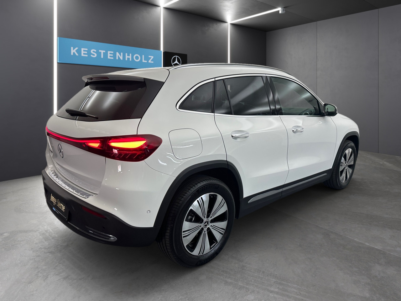 Getriebe: AutomatikgetriebeDetailangaben f&uuml;r XEV Fahrzeug: Batterietechnologie: Lithium-Ionen,  Nutzbare Batteriekapazit&auml;t: 66,0kWh,  Ladezeit (in Minuten): 375 (10% bis 100%),  Schnellladezeit (in Minuten): 32 (10% bis 80%)Ausstattungslinie: ProgressiveAusstattungspakete: Winterpaket,  Komfort Paket: Sitzkomfort-Paket,  Licht- und Sichtpaket,  SpiegelpaketAssistenzsysteme: Fernlichtassistent,  Aktiver Park-Assistent inkl. PARKTRONIC,  R&uuml;ckfahrkamera,  DISTRONIC,  Berganfahrhilfe,  Spracheingabesystem,  M&uuml;digkeitserkennung,  Spurhalteassistent mit aktivem Lenk-Assistent,  Fahrerassistenzpaket,  COLLISION PREVENTION ASSIST,  Verkehrszeichenerkennung m. Geschwindigkeitslimit-AssistentLicht und Sicht: LED-Scheinwerfer,  Tagfahrlicht,  Regensensor,  Automatisch abblendender Innenspiegel,  W&auml;rmeschutzverglasung,  Ambientebeleuchtung mehrfarbig,  LichtsensorAudio &amp; Kommunikation: MBUX,  Navigationssystem,  Radio,  Multi-Funktions-Display,  Digitaler Radioempfang DAB,  Soundsystem,  USB Anschluss,  Mercedes connect me,  Handyvorbereitung Bluetooth,  Android Auto u. Apple CarPlay,  Kabelloses Laden f&uuml;r Handys,  WLAN HotspotKomfort: Digitales Kombiinstrument,  Klimaautomatik,  Fahrer-/Beifahrersitz elektrisch,  Memoryfunktion Fahrer-/Beifahrersitz,  Lordosenst&uuml;tze Fahrer/Beifahrer,  Sitzheizung Fahrer/Beifahrer,  Komfortsitze,  Armauflage hinten,  Servolenkung,  Lenks&auml;ule verstellbar,  HANDS-FREE ACCESS,  Start-Stopp System,  Zentralver. mit Fernbedienung,  Fensterheber elektrisch,  EASY-PACK Heckklappe,  DYNAMIC SELECT,  Getr&auml;nkehalter vornInterieur: Sitze Stoff Ledernachbildung ARTICO / Stoff Bertrix schwarz,  Innenfarbe schwarz,  Multifunktions-Sport-/Lederlenkrad,  Lenkradheizung,  Bordcomputer,  R&uuml;cksitze klappbar,  Dekoreinlagen: 55H Zierelemente Star Pattern,  Lenkrad-SchaltwippenExterieur: Touchscreen Bedienung,  Leichtmetallfelgen 18 Zoll,  Au&szlig;enspiegel elekt. anklappbar,  Dachreling,  Reifenpannenset,  Notrufsystem,  Ladekabel,  Wechsel-/Gleichstromladesystem (AC/DC Laden),  Stauassistent,  FahrzeugpersonalisierungSicherheit: i-Size Kindersitzbefestigung,  Fu&szlig;g&auml;ngerschutzsystem,  Fahrer- /Beifahrerairbag,  Seitenairbag vorn und hinten,  Knieairbag Fahrer,  Traktionskontrolle,  Elektr. Stabilit&auml;tsprogramm ESP,  Reifendruckkontrolle,  Wegfahrsperre,  Au&szlig;entemperatur Anzeige,  Antiblockiersystem ABS,  Bremsverschlei&szlig;anzeige,  Proaktives Insassenschutzsystem,  Notbremsassistent,  Akustischer Umfeldschutz,  Totwinkel-AssistentWeitere Ausstattung: Laderaum-Paket,  39U Remote und Charging Services Premium,  321 Fingerabdrucksensor,  B05 ECO AssistentSonstige Ma&szlig;e und Gewichte: Nutzlast: 425 kg,  zul&auml;ssiges Gesamtgewicht: 2.470 kg,  Radstand: 2.729 mmIrrt&uuml;mer und &Auml;nderungen vorbehalten