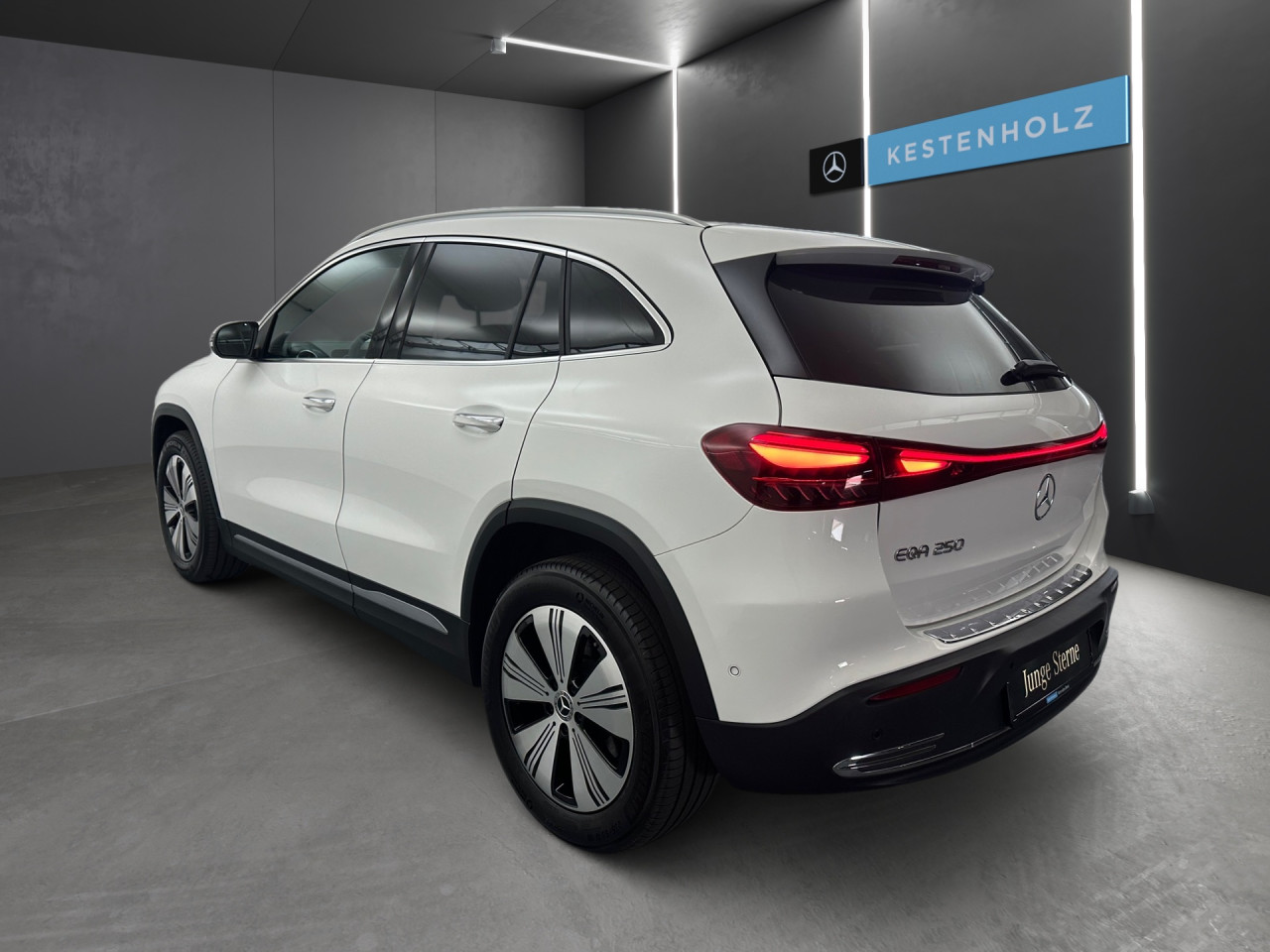 Getriebe: AutomatikgetriebeDetailangaben f&uuml;r XEV Fahrzeug: Batterietechnologie: Lithium-Ionen,  Nutzbare Batteriekapazit&auml;t: 66,0kWh,  Ladezeit (in Minuten): 375 (10% bis 100%),  Schnellladezeit (in Minuten): 32 (10% bis 80%)Ausstattungslinie: ProgressiveAusstattungspakete: Winterpaket,  Komfort Paket: Sitzkomfort-Paket,  Licht- und Sichtpaket,  SpiegelpaketAssistenzsysteme: Fernlichtassistent,  Aktiver Park-Assistent inkl. PARKTRONIC,  R&uuml;ckfahrkamera,  DISTRONIC,  Berganfahrhilfe,  Spracheingabesystem,  M&uuml;digkeitserkennung,  Spurhalteassistent mit aktivem Lenk-Assistent,  Fahrerassistenzpaket,  COLLISION PREVENTION ASSIST,  Verkehrszeichenerkennung m. Geschwindigkeitslimit-AssistentLicht und Sicht: LED-Scheinwerfer,  Tagfahrlicht,  Regensensor,  Automatisch abblendender Innenspiegel,  W&auml;rmeschutzverglasung,  Ambientebeleuchtung mehrfarbig,  LichtsensorAudio &amp; Kommunikation: MBUX,  Navigationssystem,  Radio,  Multi-Funktions-Display,  Digitaler Radioempfang DAB,  Soundsystem,  USB Anschluss,  Mercedes connect me,  Handyvorbereitung Bluetooth,  Android Auto u. Apple CarPlay,  Kabelloses Laden f&uuml;r Handys,  WLAN HotspotKomfort: Digitales Kombiinstrument,  Klimaautomatik,  Fahrer-/Beifahrersitz elektrisch,  Memoryfunktion Fahrer-/Beifahrersitz,  Lordosenst&uuml;tze Fahrer/Beifahrer,  Sitzheizung Fahrer/Beifahrer,  Komfortsitze,  Armauflage hinten,  Servolenkung,  Lenks&auml;ule verstellbar,  HANDS-FREE ACCESS,  Start-Stopp System,  Zentralver. mit Fernbedienung,  Fensterheber elektrisch,  EASY-PACK Heckklappe,  DYNAMIC SELECT,  Getr&auml;nkehalter vornInterieur: Sitze Stoff Ledernachbildung ARTICO / Stoff Bertrix schwarz,  Innenfarbe schwarz,  Multifunktions-Sport-/Lederlenkrad,  Lenkradheizung,  Bordcomputer,  R&uuml;cksitze klappbar,  Dekoreinlagen: 55H Zierelemente Star Pattern,  Lenkrad-SchaltwippenExterieur: Touchscreen Bedienung,  Leichtmetallfelgen 18 Zoll,  Au&szlig;enspiegel elekt. anklappbar,  Dachreling,  Reifenpannenset,  Notrufsystem,  Ladekabel,  Wechsel-/Gleichstromladesystem (AC/DC Laden),  Stauassistent,  FahrzeugpersonalisierungSicherheit: i-Size Kindersitzbefestigung,  Fu&szlig;g&auml;ngerschutzsystem,  Fahrer- /Beifahrerairbag,  Seitenairbag vorn und hinten,  Knieairbag Fahrer,  Traktionskontrolle,  Elektr. Stabilit&auml;tsprogramm ESP,  Reifendruckkontrolle,  Wegfahrsperre,  Au&szlig;entemperatur Anzeige,  Antiblockiersystem ABS,  Bremsverschlei&szlig;anzeige,  Proaktives Insassenschutzsystem,  Notbremsassistent,  Akustischer Umfeldschutz,  Totwinkel-AssistentWeitere Ausstattung: Laderaum-Paket,  39U Remote und Charging Services Premium,  321 Fingerabdrucksensor,  B05 ECO AssistentSonstige Ma&szlig;e und Gewichte: Nutzlast: 425 kg,  zul&auml;ssiges Gesamtgewicht: 2.470 kg,  Radstand: 2.729 mmIrrt&uuml;mer und &Auml;nderungen vorbehalten