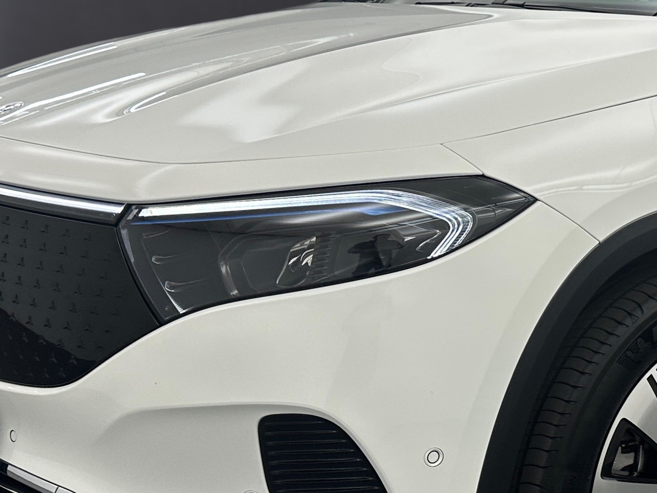 Getriebe: AutomatikgetriebeDetailangaben f&uuml;r XEV Fahrzeug: Batterietechnologie: Lithium-Ionen,  Nutzbare Batteriekapazit&auml;t: 66,0kWh,  Ladezeit (in Minuten): 375 (10% bis 100%),  Schnellladezeit (in Minuten): 32 (10% bis 80%)Ausstattungslinie: ProgressiveAusstattungspakete: Winterpaket,  Komfort Paket: Sitzkomfort-Paket,  Licht- und Sichtpaket,  SpiegelpaketAssistenzsysteme: Fernlichtassistent,  Aktiver Park-Assistent inkl. PARKTRONIC,  R&uuml;ckfahrkamera,  DISTRONIC,  Berganfahrhilfe,  Spracheingabesystem,  M&uuml;digkeitserkennung,  Spurhalteassistent mit aktivem Lenk-Assistent,  Fahrerassistenzpaket,  COLLISION PREVENTION ASSIST,  Verkehrszeichenerkennung m. Geschwindigkeitslimit-AssistentLicht und Sicht: LED-Scheinwerfer,  Tagfahrlicht,  Regensensor,  Automatisch abblendender Innenspiegel,  W&auml;rmeschutzverglasung,  Ambientebeleuchtung mehrfarbig,  LichtsensorAudio &amp; Kommunikation: MBUX,  Navigationssystem,  Radio,  Multi-Funktions-Display,  Digitaler Radioempfang DAB,  Soundsystem,  USB Anschluss,  Mercedes connect me,  Handyvorbereitung Bluetooth,  Android Auto u. Apple CarPlay,  Kabelloses Laden f&uuml;r Handys,  WLAN HotspotKomfort: Digitales Kombiinstrument,  Klimaautomatik,  Fahrer-/Beifahrersitz elektrisch,  Memoryfunktion Fahrer-/Beifahrersitz,  Lordosenst&uuml;tze Fahrer/Beifahrer,  Sitzheizung Fahrer/Beifahrer,  Komfortsitze,  Armauflage hinten,  Servolenkung,  Lenks&auml;ule verstellbar,  HANDS-FREE ACCESS,  Start-Stopp System,  Zentralver. mit Fernbedienung,  Fensterheber elektrisch,  EASY-PACK Heckklappe,  DYNAMIC SELECT,  Getr&auml;nkehalter vornInterieur: Sitze Stoff Ledernachbildung ARTICO / Stoff Bertrix schwarz,  Innenfarbe schwarz,  Multifunktions-Sport-/Lederlenkrad,  Lenkradheizung,  Bordcomputer,  R&uuml;cksitze klappbar,  Dekoreinlagen: 55H Zierelemente Star Pattern,  Lenkrad-SchaltwippenExterieur: Touchscreen Bedienung,  Leichtmetallfelgen 18 Zoll,  Au&szlig;enspiegel elekt. anklappbar,  Dachreling,  Reifenpannenset,  Notrufsystem,  Ladekabel,  Wechsel-/Gleichstromladesystem (AC/DC Laden),  Stauassistent,  FahrzeugpersonalisierungSicherheit: i-Size Kindersitzbefestigung,  Fu&szlig;g&auml;ngerschutzsystem,  Fahrer- /Beifahrerairbag,  Seitenairbag vorn und hinten,  Knieairbag Fahrer,  Traktionskontrolle,  Elektr. Stabilit&auml;tsprogramm ESP,  Reifendruckkontrolle,  Wegfahrsperre,  Au&szlig;entemperatur Anzeige,  Antiblockiersystem ABS,  Bremsverschlei&szlig;anzeige,  Proaktives Insassenschutzsystem,  Notbremsassistent,  Akustischer Umfeldschutz,  Totwinkel-AssistentWeitere Ausstattung: Laderaum-Paket,  39U Remote und Charging Services Premium,  321 Fingerabdrucksensor,  B05 ECO AssistentSonstige Ma&szlig;e und Gewichte: Nutzlast: 425 kg,  zul&auml;ssiges Gesamtgewicht: 2.470 kg,  Radstand: 2.729 mmIrrt&uuml;mer und &Auml;nderungen vorbehalten