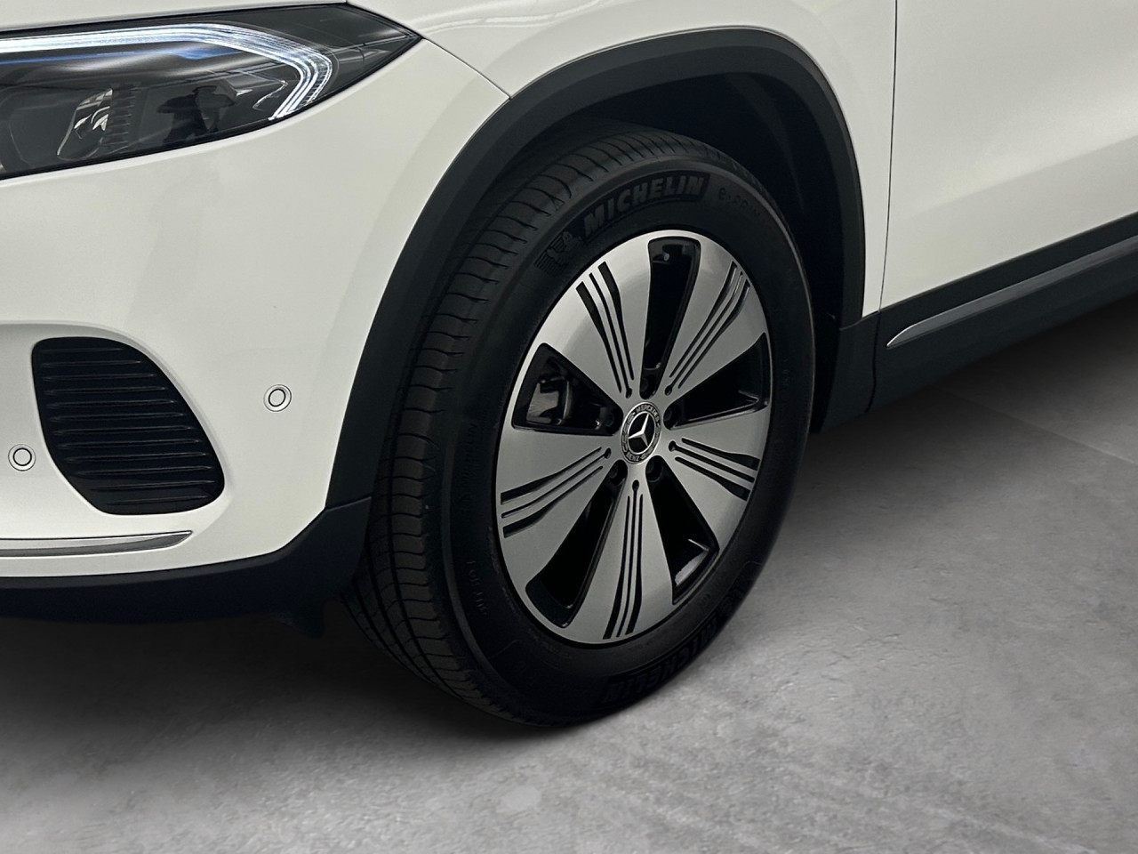 Getriebe: AutomatikgetriebeDetailangaben f&uuml;r XEV Fahrzeug: Batterietechnologie: Lithium-Ionen,  Nutzbare Batteriekapazit&auml;t: 66,0kWh,  Ladezeit (in Minuten): 375 (10% bis 100%),  Schnellladezeit (in Minuten): 32 (10% bis 80%)Ausstattungslinie: ProgressiveAusstattungspakete: Winterpaket,  Komfort Paket: Sitzkomfort-Paket,  Licht- und Sichtpaket,  SpiegelpaketAssistenzsysteme: Fernlichtassistent,  Aktiver Park-Assistent inkl. PARKTRONIC,  R&uuml;ckfahrkamera,  DISTRONIC,  Berganfahrhilfe,  Spracheingabesystem,  M&uuml;digkeitserkennung,  Spurhalteassistent mit aktivem Lenk-Assistent,  Fahrerassistenzpaket,  COLLISION PREVENTION ASSIST,  Verkehrszeichenerkennung m. Geschwindigkeitslimit-AssistentLicht und Sicht: LED-Scheinwerfer,  Tagfahrlicht,  Regensensor,  Automatisch abblendender Innenspiegel,  W&auml;rmeschutzverglasung,  Ambientebeleuchtung mehrfarbig,  LichtsensorAudio &amp; Kommunikation: MBUX,  Navigationssystem,  Radio,  Multi-Funktions-Display,  Digitaler Radioempfang DAB,  Soundsystem,  USB Anschluss,  Mercedes connect me,  Handyvorbereitung Bluetooth,  Android Auto u. Apple CarPlay,  Kabelloses Laden f&uuml;r Handys,  WLAN HotspotKomfort: Digitales Kombiinstrument,  Klimaautomatik,  Fahrer-/Beifahrersitz elektrisch,  Memoryfunktion Fahrer-/Beifahrersitz,  Lordosenst&uuml;tze Fahrer/Beifahrer,  Sitzheizung Fahrer/Beifahrer,  Komfortsitze,  Armauflage hinten,  Servolenkung,  Lenks&auml;ule verstellbar,  HANDS-FREE ACCESS,  Start-Stopp System,  Zentralver. mit Fernbedienung,  Fensterheber elektrisch,  EASY-PACK Heckklappe,  DYNAMIC SELECT,  Getr&auml;nkehalter vornInterieur: Sitze Stoff Ledernachbildung ARTICO / Stoff Bertrix schwarz,  Innenfarbe schwarz,  Multifunktions-Sport-/Lederlenkrad,  Lenkradheizung,  Bordcomputer,  R&uuml;cksitze klappbar,  Dekoreinlagen: 55H Zierelemente Star Pattern,  Lenkrad-SchaltwippenExterieur: Touchscreen Bedienung,  Leichtmetallfelgen 18 Zoll,  Au&szlig;enspiegel elekt. anklappbar,  Dachreling,  Reifenpannenset,  Notrufsystem,  Ladekabel,  Wechsel-/Gleichstromladesystem (AC/DC Laden),  Stauassistent,  FahrzeugpersonalisierungSicherheit: i-Size Kindersitzbefestigung,  Fu&szlig;g&auml;ngerschutzsystem,  Fahrer- /Beifahrerairbag,  Seitenairbag vorn und hinten,  Knieairbag Fahrer,  Traktionskontrolle,  Elektr. Stabilit&auml;tsprogramm ESP,  Reifendruckkontrolle,  Wegfahrsperre,  Au&szlig;entemperatur Anzeige,  Antiblockiersystem ABS,  Bremsverschlei&szlig;anzeige,  Proaktives Insassenschutzsystem,  Notbremsassistent,  Akustischer Umfeldschutz,  Totwinkel-AssistentWeitere Ausstattung: Laderaum-Paket,  39U Remote und Charging Services Premium,  321 Fingerabdrucksensor,  B05 ECO AssistentSonstige Ma&szlig;e und Gewichte: Nutzlast: 425 kg,  zul&auml;ssiges Gesamtgewicht: 2.470 kg,  Radstand: 2.729 mmIrrt&uuml;mer und &Auml;nderungen vorbehalten