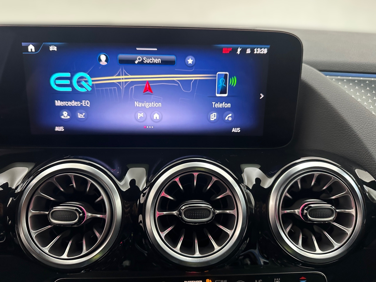 Getriebe: AutomatikgetriebeDetailangaben f&uuml;r XEV Fahrzeug: Batterietechnologie: Lithium-Ionen,  Nutzbare Batteriekapazit&auml;t: 66,0kWh,  Ladezeit (in Minuten): 375 (10% bis 100%),  Schnellladezeit (in Minuten): 32 (10% bis 80%)Ausstattungslinie: ProgressiveAusstattungspakete: Winterpaket,  Komfort Paket: Sitzkomfort-Paket,  Licht- und Sichtpaket,  SpiegelpaketAssistenzsysteme: Fernlichtassistent,  Aktiver Park-Assistent inkl. PARKTRONIC,  R&uuml;ckfahrkamera,  DISTRONIC,  Berganfahrhilfe,  Spracheingabesystem,  M&uuml;digkeitserkennung,  Spurhalteassistent mit aktivem Lenk-Assistent,  Fahrerassistenzpaket,  COLLISION PREVENTION ASSIST,  Verkehrszeichenerkennung m. Geschwindigkeitslimit-AssistentLicht und Sicht: LED-Scheinwerfer,  Tagfahrlicht,  Regensensor,  Automatisch abblendender Innenspiegel,  W&auml;rmeschutzverglasung,  Ambientebeleuchtung mehrfarbig,  LichtsensorAudio &amp; Kommunikation: MBUX,  Navigationssystem,  Radio,  Multi-Funktions-Display,  Digitaler Radioempfang DAB,  Soundsystem,  USB Anschluss,  Mercedes connect me,  Handyvorbereitung Bluetooth,  Android Auto u. Apple CarPlay,  Kabelloses Laden f&uuml;r Handys,  WLAN HotspotKomfort: Digitales Kombiinstrument,  Klimaautomatik,  Fahrer-/Beifahrersitz elektrisch,  Memoryfunktion Fahrer-/Beifahrersitz,  Lordosenst&uuml;tze Fahrer/Beifahrer,  Sitzheizung Fahrer/Beifahrer,  Komfortsitze,  Armauflage hinten,  Servolenkung,  Lenks&auml;ule verstellbar,  HANDS-FREE ACCESS,  Start-Stopp System,  Zentralver. mit Fernbedienung,  Fensterheber elektrisch,  EASY-PACK Heckklappe,  DYNAMIC SELECT,  Getr&auml;nkehalter vornInterieur: Sitze Stoff Ledernachbildung ARTICO / Stoff Bertrix schwarz,  Innenfarbe schwarz,  Multifunktions-Sport-/Lederlenkrad,  Lenkradheizung,  Bordcomputer,  R&uuml;cksitze klappbar,  Dekoreinlagen: 55H Zierelemente Star Pattern,  Lenkrad-SchaltwippenExterieur: Touchscreen Bedienung,  Leichtmetallfelgen 18 Zoll,  Au&szlig;enspiegel elekt. anklappbar,  Dachreling,  Reifenpannenset,  Notrufsystem,  Ladekabel,  Wechsel-/Gleichstromladesystem (AC/DC Laden),  Stauassistent,  FahrzeugpersonalisierungSicherheit: i-Size Kindersitzbefestigung,  Fu&szlig;g&auml;ngerschutzsystem,  Fahrer- /Beifahrerairbag,  Seitenairbag vorn und hinten,  Knieairbag Fahrer,  Traktionskontrolle,  Elektr. Stabilit&auml;tsprogramm ESP,  Reifendruckkontrolle,  Wegfahrsperre,  Au&szlig;entemperatur Anzeige,  Antiblockiersystem ABS,  Bremsverschlei&szlig;anzeige,  Proaktives Insassenschutzsystem,  Notbremsassistent,  Akustischer Umfeldschutz,  Totwinkel-AssistentWeitere Ausstattung: Laderaum-Paket,  39U Remote und Charging Services Premium,  321 Fingerabdrucksensor,  B05 ECO AssistentSonstige Ma&szlig;e und Gewichte: Nutzlast: 425 kg,  zul&auml;ssiges Gesamtgewicht: 2.470 kg,  Radstand: 2.729 mmIrrt&uuml;mer und &Auml;nderungen vorbehalten