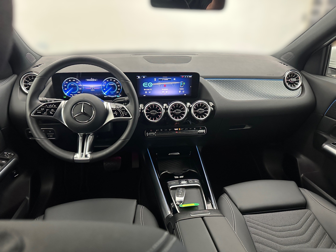 Getriebe: AutomatikgetriebeDetailangaben f&uuml;r XEV Fahrzeug: Batterietechnologie: Lithium-Ionen,  Nutzbare Batteriekapazit&auml;t: 66,0kWh,  Ladezeit (in Minuten): 375 (10% bis 100%),  Schnellladezeit (in Minuten): 32 (10% bis 80%)Ausstattungslinie: ProgressiveAusstattungspakete: Winterpaket,  Komfort Paket: Sitzkomfort-Paket,  Licht- und Sichtpaket,  SpiegelpaketAssistenzsysteme: Fernlichtassistent,  Aktiver Park-Assistent inkl. PARKTRONIC,  R&uuml;ckfahrkamera,  DISTRONIC,  Berganfahrhilfe,  Spracheingabesystem,  M&uuml;digkeitserkennung,  Spurhalteassistent mit aktivem Lenk-Assistent,  Fahrerassistenzpaket,  COLLISION PREVENTION ASSIST,  Verkehrszeichenerkennung m. Geschwindigkeitslimit-AssistentLicht und Sicht: LED-Scheinwerfer,  Tagfahrlicht,  Regensensor,  Automatisch abblendender Innenspiegel,  W&auml;rmeschutzverglasung,  Ambientebeleuchtung mehrfarbig,  LichtsensorAudio &amp; Kommunikation: MBUX,  Navigationssystem,  Radio,  Multi-Funktions-Display,  Digitaler Radioempfang DAB,  Soundsystem,  USB Anschluss,  Mercedes connect me,  Handyvorbereitung Bluetooth,  Android Auto u. Apple CarPlay,  Kabelloses Laden f&uuml;r Handys,  WLAN HotspotKomfort: Digitales Kombiinstrument,  Klimaautomatik,  Fahrer-/Beifahrersitz elektrisch,  Memoryfunktion Fahrer-/Beifahrersitz,  Lordosenst&uuml;tze Fahrer/Beifahrer,  Sitzheizung Fahrer/Beifahrer,  Komfortsitze,  Armauflage hinten,  Servolenkung,  Lenks&auml;ule verstellbar,  HANDS-FREE ACCESS,  Start-Stopp System,  Zentralver. mit Fernbedienung,  Fensterheber elektrisch,  EASY-PACK Heckklappe,  DYNAMIC SELECT,  Getr&auml;nkehalter vornInterieur: Sitze Stoff Ledernachbildung ARTICO / Stoff Bertrix schwarz,  Innenfarbe schwarz,  Multifunktions-Sport-/Lederlenkrad,  Lenkradheizung,  Bordcomputer,  R&uuml;cksitze klappbar,  Dekoreinlagen: 55H Zierelemente Star Pattern,  Lenkrad-SchaltwippenExterieur: Touchscreen Bedienung,  Leichtmetallfelgen 18 Zoll,  Au&szlig;enspiegel elekt. anklappbar,  Dachreling,  Reifenpannenset,  Notrufsystem,  Ladekabel,  Wechsel-/Gleichstromladesystem (AC/DC Laden),  Stauassistent,  FahrzeugpersonalisierungSicherheit: i-Size Kindersitzbefestigung,  Fu&szlig;g&auml;ngerschutzsystem,  Fahrer- /Beifahrerairbag,  Seitenairbag vorn und hinten,  Knieairbag Fahrer,  Traktionskontrolle,  Elektr. Stabilit&auml;tsprogramm ESP,  Reifendruckkontrolle,  Wegfahrsperre,  Au&szlig;entemperatur Anzeige,  Antiblockiersystem ABS,  Bremsverschlei&szlig;anzeige,  Proaktives Insassenschutzsystem,  Notbremsassistent,  Akustischer Umfeldschutz,  Totwinkel-AssistentWeitere Ausstattung: Laderaum-Paket,  39U Remote und Charging Services Premium,  321 Fingerabdrucksensor,  B05 ECO AssistentSonstige Ma&szlig;e und Gewichte: Nutzlast: 425 kg,  zul&auml;ssiges Gesamtgewicht: 2.470 kg,  Radstand: 2.729 mmIrrt&uuml;mer und &Auml;nderungen vorbehalten