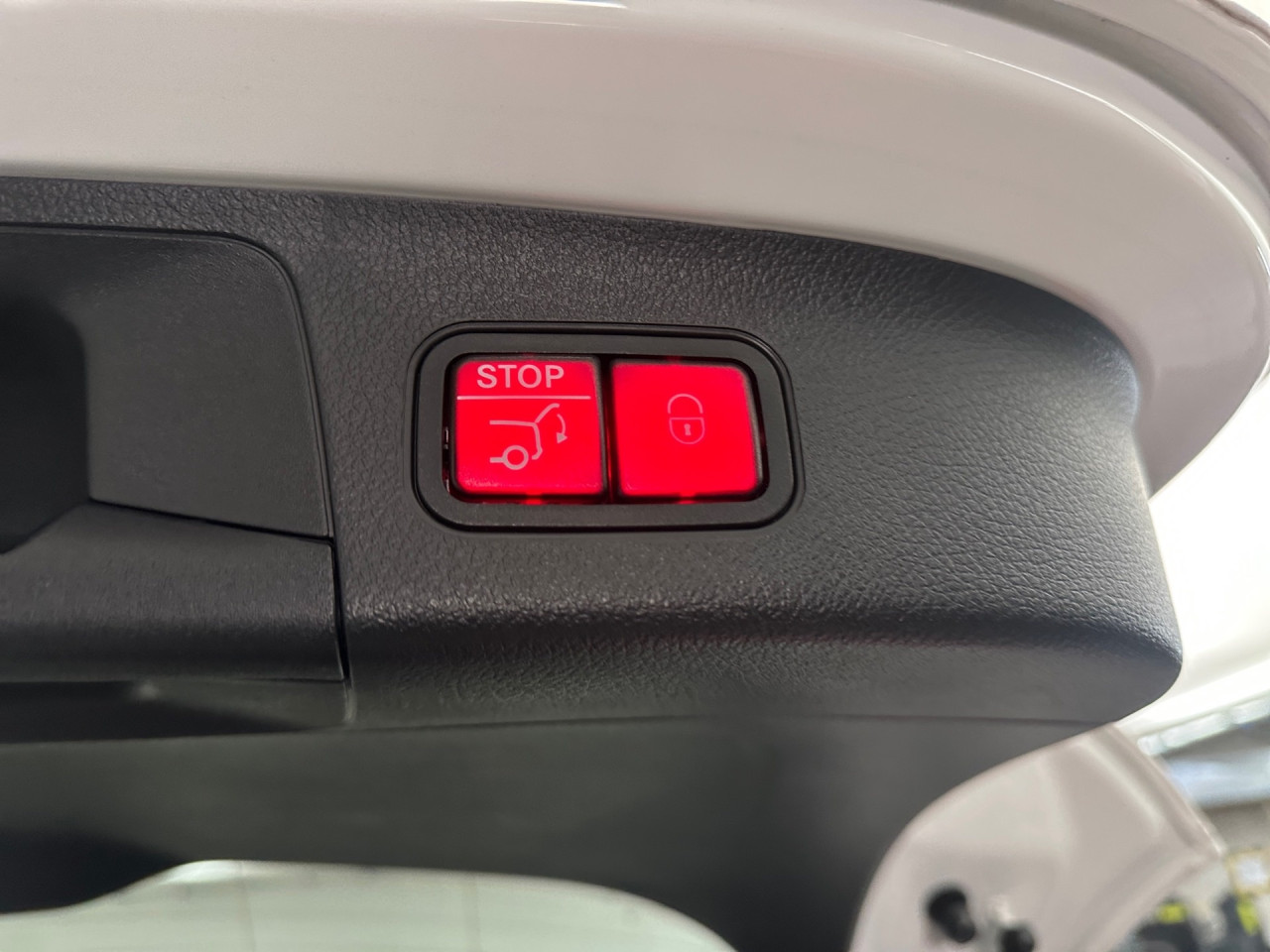 Getriebe: AutomatikgetriebeDetailangaben f&uuml;r XEV Fahrzeug: Batterietechnologie: Lithium-Ionen,  Nutzbare Batteriekapazit&auml;t: 66,0kWh,  Ladezeit (in Minuten): 375 (10% bis 100%),  Schnellladezeit (in Minuten): 32 (10% bis 80%)Ausstattungslinie: ProgressiveAusstattungspakete: Winterpaket,  Komfort Paket: Sitzkomfort-Paket,  Licht- und Sichtpaket,  SpiegelpaketAssistenzsysteme: Fernlichtassistent,  Aktiver Park-Assistent inkl. PARKTRONIC,  R&uuml;ckfahrkamera,  DISTRONIC,  Berganfahrhilfe,  Spracheingabesystem,  M&uuml;digkeitserkennung,  Spurhalteassistent mit aktivem Lenk-Assistent,  Fahrerassistenzpaket,  COLLISION PREVENTION ASSIST,  Verkehrszeichenerkennung m. Geschwindigkeitslimit-AssistentLicht und Sicht: LED-Scheinwerfer,  Tagfahrlicht,  Regensensor,  Automatisch abblendender Innenspiegel,  W&auml;rmeschutzverglasung,  Ambientebeleuchtung mehrfarbig,  LichtsensorAudio &amp; Kommunikation: MBUX,  Navigationssystem,  Radio,  Multi-Funktions-Display,  Digitaler Radioempfang DAB,  Soundsystem,  USB Anschluss,  Mercedes connect me,  Handyvorbereitung Bluetooth,  Android Auto u. Apple CarPlay,  Kabelloses Laden f&uuml;r Handys,  WLAN HotspotKomfort: Digitales Kombiinstrument,  Klimaautomatik,  Fahrer-/Beifahrersitz elektrisch,  Memoryfunktion Fahrer-/Beifahrersitz,  Lordosenst&uuml;tze Fahrer/Beifahrer,  Sitzheizung Fahrer/Beifahrer,  Komfortsitze,  Armauflage hinten,  Servolenkung,  Lenks&auml;ule verstellbar,  HANDS-FREE ACCESS,  Start-Stopp System,  Zentralver. mit Fernbedienung,  Fensterheber elektrisch,  EASY-PACK Heckklappe,  DYNAMIC SELECT,  Getr&auml;nkehalter vornInterieur: Sitze Stoff Ledernachbildung ARTICO / Stoff Bertrix schwarz,  Innenfarbe schwarz,  Multifunktions-Sport-/Lederlenkrad,  Lenkradheizung,  Bordcomputer,  R&uuml;cksitze klappbar,  Dekoreinlagen: 55H Zierelemente Star Pattern,  Lenkrad-SchaltwippenExterieur: Touchscreen Bedienung,  Leichtmetallfelgen 18 Zoll,  Au&szlig;enspiegel elekt. anklappbar,  Dachreling,  Reifenpannenset,  Notrufsystem,  Ladekabel,  Wechsel-/Gleichstromladesystem (AC/DC Laden),  Stauassistent,  FahrzeugpersonalisierungSicherheit: i-Size Kindersitzbefestigung,  Fu&szlig;g&auml;ngerschutzsystem,  Fahrer- /Beifahrerairbag,  Seitenairbag vorn und hinten,  Knieairbag Fahrer,  Traktionskontrolle,  Elektr. Stabilit&auml;tsprogramm ESP,  Reifendruckkontrolle,  Wegfahrsperre,  Au&szlig;entemperatur Anzeige,  Antiblockiersystem ABS,  Bremsverschlei&szlig;anzeige,  Proaktives Insassenschutzsystem,  Notbremsassistent,  Akustischer Umfeldschutz,  Totwinkel-AssistentWeitere Ausstattung: Laderaum-Paket,  39U Remote und Charging Services Premium,  321 Fingerabdrucksensor,  B05 ECO AssistentSonstige Ma&szlig;e und Gewichte: Nutzlast: 425 kg,  zul&auml;ssiges Gesamtgewicht: 2.470 kg,  Radstand: 2.729 mmIrrt&uuml;mer und &Auml;nderungen vorbehalten