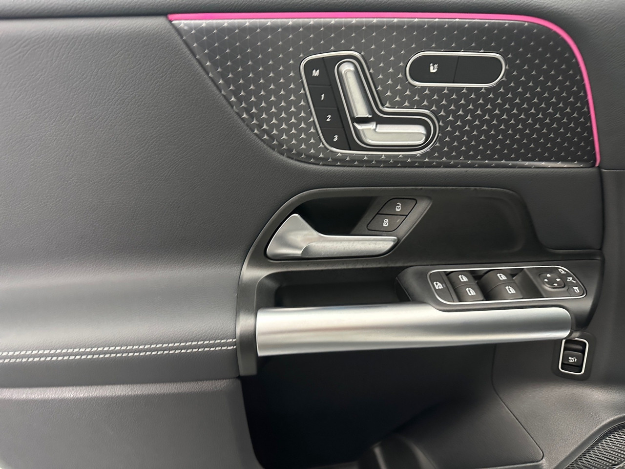 Getriebe: AutomatikgetriebeDetailangaben f&uuml;r XEV Fahrzeug: Batterietechnologie: Lithium-Ionen,  Nutzbare Batteriekapazit&auml;t: 66,0kWh,  Ladezeit (in Minuten): 375 (10% bis 100%),  Schnellladezeit (in Minuten): 32 (10% bis 80%)Ausstattungslinie: ProgressiveAusstattungspakete: Winterpaket,  Komfort Paket: Sitzkomfort-Paket,  Licht- und Sichtpaket,  SpiegelpaketAssistenzsysteme: Fernlichtassistent,  Aktiver Park-Assistent inkl. PARKTRONIC,  R&uuml;ckfahrkamera,  DISTRONIC,  Berganfahrhilfe,  Spracheingabesystem,  M&uuml;digkeitserkennung,  Spurhalteassistent mit aktivem Lenk-Assistent,  Fahrerassistenzpaket,  COLLISION PREVENTION ASSIST,  Verkehrszeichenerkennung m. Geschwindigkeitslimit-AssistentLicht und Sicht: LED-Scheinwerfer,  Tagfahrlicht,  Regensensor,  Automatisch abblendender Innenspiegel,  W&auml;rmeschutzverglasung,  Ambientebeleuchtung mehrfarbig,  LichtsensorAudio &amp; Kommunikation: MBUX,  Navigationssystem,  Radio,  Multi-Funktions-Display,  Digitaler Radioempfang DAB,  Soundsystem,  USB Anschluss,  Mercedes connect me,  Handyvorbereitung Bluetooth,  Android Auto u. Apple CarPlay,  Kabelloses Laden f&uuml;r Handys,  WLAN HotspotKomfort: Digitales Kombiinstrument,  Klimaautomatik,  Fahrer-/Beifahrersitz elektrisch,  Memoryfunktion Fahrer-/Beifahrersitz,  Lordosenst&uuml;tze Fahrer/Beifahrer,  Sitzheizung Fahrer/Beifahrer,  Komfortsitze,  Armauflage hinten,  Servolenkung,  Lenks&auml;ule verstellbar,  HANDS-FREE ACCESS,  Start-Stopp System,  Zentralver. mit Fernbedienung,  Fensterheber elektrisch,  EASY-PACK Heckklappe,  DYNAMIC SELECT,  Getr&auml;nkehalter vornInterieur: Sitze Stoff Ledernachbildung ARTICO / Stoff Bertrix schwarz,  Innenfarbe schwarz,  Multifunktions-Sport-/Lederlenkrad,  Lenkradheizung,  Bordcomputer,  R&uuml;cksitze klappbar,  Dekoreinlagen: 55H Zierelemente Star Pattern,  Lenkrad-SchaltwippenExterieur: Touchscreen Bedienung,  Leichtmetallfelgen 18 Zoll,  Au&szlig;enspiegel elekt. anklappbar,  Dachreling,  Reifenpannenset,  Notrufsystem,  Ladekabel,  Wechsel-/Gleichstromladesystem (AC/DC Laden),  Stauassistent,  FahrzeugpersonalisierungSicherheit: i-Size Kindersitzbefestigung,  Fu&szlig;g&auml;ngerschutzsystem,  Fahrer- /Beifahrerairbag,  Seitenairbag vorn und hinten,  Knieairbag Fahrer,  Traktionskontrolle,  Elektr. Stabilit&auml;tsprogramm ESP,  Reifendruckkontrolle,  Wegfahrsperre,  Au&szlig;entemperatur Anzeige,  Antiblockiersystem ABS,  Bremsverschlei&szlig;anzeige,  Proaktives Insassenschutzsystem,  Notbremsassistent,  Akustischer Umfeldschutz,  Totwinkel-AssistentWeitere Ausstattung: Laderaum-Paket,  39U Remote und Charging Services Premium,  321 Fingerabdrucksensor,  B05 ECO AssistentSonstige Ma&szlig;e und Gewichte: Nutzlast: 425 kg,  zul&auml;ssiges Gesamtgewicht: 2.470 kg,  Radstand: 2.729 mmIrrt&uuml;mer und &Auml;nderungen vorbehalten