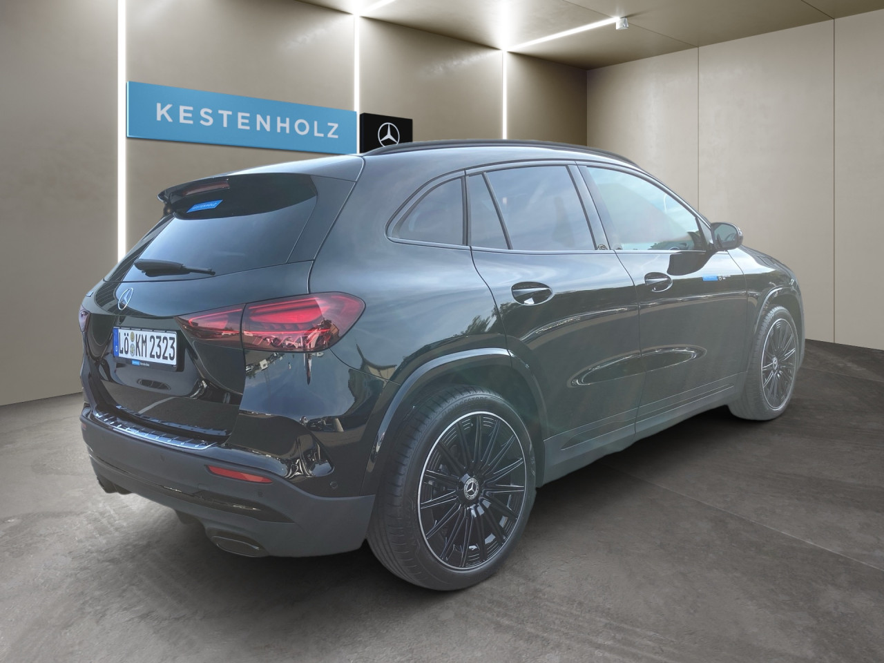 Getriebe: Automatikgetriebe 7G-DCT, 7 G&auml;ngeAusstattungslinie: AMG Line Exterieur,  AMG Line InterieurAusstattungspakete: AMG Sportpaket,  Komfort Paket: Sitzkomfort-Paket,  Night-Paket,  Licht- und Sichtpaket,  SpiegelpaketAssistenzsysteme: Fernlichtassistent,  Aktiver Park-Assistent inkl. PARKTRONIC: Park-Paket,  R&uuml;ckfahrkamera,  DISTRONIC,  Berganfahrhilfe,  Spracheingabesystem,  M&uuml;digkeitserkennung,  Spurhalteassistent,  Bremsassistent,  COLLISION PREVENTION ASSIST,  Aufmerksamkeitsassistent,  Geschwindigkeitslimit-Assistent,  GespannstabilisierungLicht und Sicht: Multibeam LED Scheinwerfer,  Tagfahrlicht,  Regensensor,  Automatisch abblendender Innenspiegel,  W&auml;rmeschutzverglasung,  Ambientebeleuchtung,  LichtsensorAudio &amp; Kommunikation: MBUX,  Navigationssystem,  Radio,  Digitaler Radioempfang DAB,  Soundsystem: Advanced,  USB Anschluss,  Mercedes connect me,  Handyvorbereitung Bluetooth,  Android Auto u. Apple CarPlay,  Kabelloses Laden f&uuml;r Handys,  WLAN HotspotKomfort: Digitales Kombiinstrument,  Klimaautomatik,  Lordosenst&uuml;tze Fahrer/Beifahrer,  Sitzheizung Fahrer/Beifahrer,  Sportsitze,  Armauflage Fahrer/Beifahrer,  Direktlenkung,  Lenks&auml;ule verstellbar,  Start-Stopp System,  Zentralver. mit Fernbedienung,  Fensterheber elektrisch,  EASY-PACK Heckklappe,  DYNAMIC SELECT,  Getr&auml;nkehalter vornInterieur: Sitze Kunstleder Ledernachbildung ARTICO / Mikrofaser MICROCUT schwarz,  Innenfarbe schwarz,  Multifunktions-Sport-/Lederlenkrad,  Bordcomputer,  R&uuml;cksitze klappbar,  Dekoreinlagen: H44 Zierelemente Aluminium mit L&auml;ngsschliff hell,  Lenkrad-SchaltwippenExterieur: Anh&auml;ngerkupplung schwenkbar,  Tieferlegung: Komfortfahrwerk mit Tieferlegung,  Touchscreen Bedienung,  Sportbremsanlage,  AMG Leichtmetallfelgen 20 Zoll,  Au&szlig;enspiegel elekt. anklappbar,  Dachreling: schwarz,  Reifenpannenset,  NotrufsystemSicherheit: i-Size Kindersitzbefestigung,  Fu&szlig;g&auml;ngerschutzsystem,  Fahrer- /Beifahrerairbag,  Seitenairbag vorn und hinten,  Knieairbag Fahrer,  Traktionskontrolle,  Elektr. Stabilit&auml;tsprogramm ESP,  Reifendruckkontrolle,  Wegfahrsperre,  Au&szlig;entemperatur Anzeige,  Antiblockiersystem ABS,  Bremsverschlei&szlig;anzeige,  Notbremsassistent,  Totwinkel-AssistentWeitere Ausstattung: 2S0 Digitales Extra: Individualisierungs-Paket,  00U Digitales Extra: Remote Services,  0K2 STEERING CODE - OUTPUT ACTIV AES-FLAG,  Laderaum-Paket,  273 Ausstiegswarnfunktion,  B01 Hybrid Antrieb mit 48-Volt-Technologie,  859 CENTRAL MEDIA DISPLAY,  Special Edition,  362 Kommunikationsmodul f&uuml;r die Nutzung von Digitalen ExtrasSonstige Ma&szlig;e und Gewichte: Nutzlast: 500 kg,  zul&auml;ssiges Gesamtgewicht: 2.070 kg,  Radstand: 2.729 mm24 Monate Garantie ab Erstzulassung. Fahrzeug hat Haltedauer. Liefertermin in Abstimmung mit dem Verk&auml;ufer. Irrt&uuml;mer und &Auml;nderungen vorbehalten