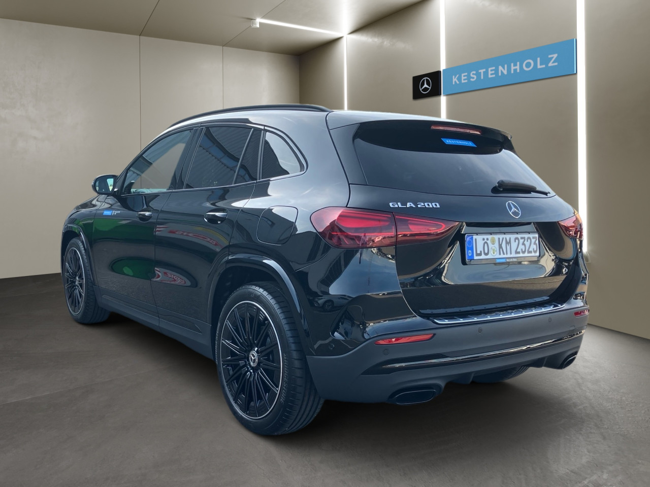 Getriebe: Automatikgetriebe 7G-DCT, 7 G&auml;ngeAusstattungslinie: AMG Line Exterieur,  AMG Line InterieurAusstattungspakete: AMG Sportpaket,  Komfort Paket: Sitzkomfort-Paket,  Night-Paket,  Licht- und Sichtpaket,  SpiegelpaketAssistenzsysteme: Fernlichtassistent,  Aktiver Park-Assistent inkl. PARKTRONIC: Park-Paket,  R&uuml;ckfahrkamera,  DISTRONIC,  Berganfahrhilfe,  Spracheingabesystem,  M&uuml;digkeitserkennung,  Spurhalteassistent,  Bremsassistent,  COLLISION PREVENTION ASSIST,  Aufmerksamkeitsassistent,  Geschwindigkeitslimit-Assistent,  GespannstabilisierungLicht und Sicht: Multibeam LED Scheinwerfer,  Tagfahrlicht,  Regensensor,  Automatisch abblendender Innenspiegel,  W&auml;rmeschutzverglasung,  Ambientebeleuchtung,  LichtsensorAudio &amp; Kommunikation: MBUX,  Navigationssystem,  Radio,  Digitaler Radioempfang DAB,  Soundsystem: Advanced,  USB Anschluss,  Mercedes connect me,  Handyvorbereitung Bluetooth,  Android Auto u. Apple CarPlay,  Kabelloses Laden f&uuml;r Handys,  WLAN HotspotKomfort: Digitales Kombiinstrument,  Klimaautomatik,  Lordosenst&uuml;tze Fahrer/Beifahrer,  Sitzheizung Fahrer/Beifahrer,  Sportsitze,  Armauflage Fahrer/Beifahrer,  Direktlenkung,  Lenks&auml;ule verstellbar,  Start-Stopp System,  Zentralver. mit Fernbedienung,  Fensterheber elektrisch,  EASY-PACK Heckklappe,  DYNAMIC SELECT,  Getr&auml;nkehalter vornInterieur: Sitze Kunstleder Ledernachbildung ARTICO / Mikrofaser MICROCUT schwarz,  Innenfarbe schwarz,  Multifunktions-Sport-/Lederlenkrad,  Bordcomputer,  R&uuml;cksitze klappbar,  Dekoreinlagen: H44 Zierelemente Aluminium mit L&auml;ngsschliff hell,  Lenkrad-SchaltwippenExterieur: Anh&auml;ngerkupplung schwenkbar,  Tieferlegung: Komfortfahrwerk mit Tieferlegung,  Touchscreen Bedienung,  Sportbremsanlage,  AMG Leichtmetallfelgen 20 Zoll,  Au&szlig;enspiegel elekt. anklappbar,  Dachreling: schwarz,  Reifenpannenset,  NotrufsystemSicherheit: i-Size Kindersitzbefestigung,  Fu&szlig;g&auml;ngerschutzsystem,  Fahrer- /Beifahrerairbag,  Seitenairbag vorn und hinten,  Knieairbag Fahrer,  Traktionskontrolle,  Elektr. Stabilit&auml;tsprogramm ESP,  Reifendruckkontrolle,  Wegfahrsperre,  Au&szlig;entemperatur Anzeige,  Antiblockiersystem ABS,  Bremsverschlei&szlig;anzeige,  Notbremsassistent,  Totwinkel-AssistentWeitere Ausstattung: 2S0 Digitales Extra: Individualisierungs-Paket,  00U Digitales Extra: Remote Services,  0K2 STEERING CODE - OUTPUT ACTIV AES-FLAG,  Laderaum-Paket,  273 Ausstiegswarnfunktion,  B01 Hybrid Antrieb mit 48-Volt-Technologie,  859 CENTRAL MEDIA DISPLAY,  Special Edition,  362 Kommunikationsmodul f&uuml;r die Nutzung von Digitalen ExtrasSonstige Ma&szlig;e und Gewichte: Nutzlast: 500 kg,  zul&auml;ssiges Gesamtgewicht: 2.070 kg,  Radstand: 2.729 mm24 Monate Garantie ab Erstzulassung. Fahrzeug hat Haltedauer. Liefertermin in Abstimmung mit dem Verk&auml;ufer. Irrt&uuml;mer und &Auml;nderungen vorbehalten