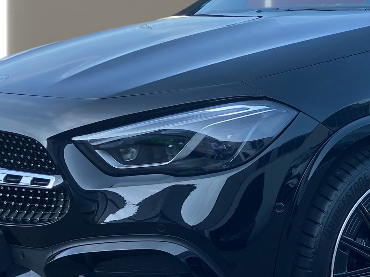 Getriebe: Automatikgetriebe 7G-DCT, 7 G&auml;ngeAusstattungslinie: AMG Line Exterieur,  AMG Line InterieurAusstattungspakete: AMG Sportpaket,  Komfort Paket: Sitzkomfort-Paket,  Night-Paket,  Licht- und Sichtpaket,  SpiegelpaketAssistenzsysteme: Fernlichtassistent,  Aktiver Park-Assistent inkl. PARKTRONIC: Park-Paket,  R&uuml;ckfahrkamera,  DISTRONIC,  Berganfahrhilfe,  Spracheingabesystem,  M&uuml;digkeitserkennung,  Spurhalteassistent,  Bremsassistent,  COLLISION PREVENTION ASSIST,  Aufmerksamkeitsassistent,  Geschwindigkeitslimit-Assistent,  GespannstabilisierungLicht und Sicht: Multibeam LED Scheinwerfer,  Tagfahrlicht,  Regensensor,  Automatisch abblendender Innenspiegel,  W&auml;rmeschutzverglasung,  Ambientebeleuchtung,  LichtsensorAudio &amp; Kommunikation: MBUX,  Navigationssystem,  Radio,  Digitaler Radioempfang DAB,  Soundsystem: Advanced,  USB Anschluss,  Mercedes connect me,  Handyvorbereitung Bluetooth,  Android Auto u. Apple CarPlay,  Kabelloses Laden f&uuml;r Handys,  WLAN HotspotKomfort: Digitales Kombiinstrument,  Klimaautomatik,  Lordosenst&uuml;tze Fahrer/Beifahrer,  Sitzheizung Fahrer/Beifahrer,  Sportsitze,  Armauflage Fahrer/Beifahrer,  Direktlenkung,  Lenks&auml;ule verstellbar,  Start-Stopp System,  Zentralver. mit Fernbedienung,  Fensterheber elektrisch,  EASY-PACK Heckklappe,  DYNAMIC SELECT,  Getr&auml;nkehalter vornInterieur: Sitze Kunstleder Ledernachbildung ARTICO / Mikrofaser MICROCUT schwarz,  Innenfarbe schwarz,  Multifunktions-Sport-/Lederlenkrad,  Bordcomputer,  R&uuml;cksitze klappbar,  Dekoreinlagen: H44 Zierelemente Aluminium mit L&auml;ngsschliff hell,  Lenkrad-SchaltwippenExterieur: Anh&auml;ngerkupplung schwenkbar,  Tieferlegung: Komfortfahrwerk mit Tieferlegung,  Touchscreen Bedienung,  Sportbremsanlage,  AMG Leichtmetallfelgen 20 Zoll,  Au&szlig;enspiegel elekt. anklappbar,  Dachreling: schwarz,  Reifenpannenset,  NotrufsystemSicherheit: i-Size Kindersitzbefestigung,  Fu&szlig;g&auml;ngerschutzsystem,  Fahrer- /Beifahrerairbag,  Seitenairbag vorn und hinten,  Knieairbag Fahrer,  Traktionskontrolle,  Elektr. Stabilit&auml;tsprogramm ESP,  Reifendruckkontrolle,  Wegfahrsperre,  Au&szlig;entemperatur Anzeige,  Antiblockiersystem ABS,  Bremsverschlei&szlig;anzeige,  Notbremsassistent,  Totwinkel-AssistentWeitere Ausstattung: 2S0 Digitales Extra: Individualisierungs-Paket,  00U Digitales Extra: Remote Services,  0K2 STEERING CODE - OUTPUT ACTIV AES-FLAG,  Laderaum-Paket,  273 Ausstiegswarnfunktion,  B01 Hybrid Antrieb mit 48-Volt-Technologie,  859 CENTRAL MEDIA DISPLAY,  Special Edition,  362 Kommunikationsmodul f&uuml;r die Nutzung von Digitalen ExtrasSonstige Ma&szlig;e und Gewichte: Nutzlast: 500 kg,  zul&auml;ssiges Gesamtgewicht: 2.070 kg,  Radstand: 2.729 mm24 Monate Garantie ab Erstzulassung. Fahrzeug hat Haltedauer. Liefertermin in Abstimmung mit dem Verk&auml;ufer. Irrt&uuml;mer und &Auml;nderungen vorbehalten