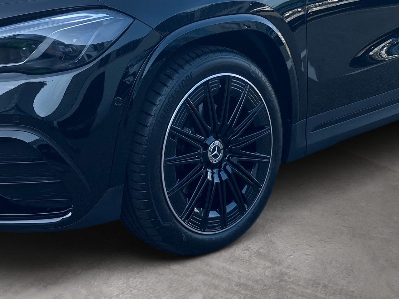 Getriebe: Automatikgetriebe 7G-DCT, 7 G&auml;ngeAusstattungslinie: AMG Line Exterieur,  AMG Line InterieurAusstattungspakete: AMG Sportpaket,  Komfort Paket: Sitzkomfort-Paket,  Night-Paket,  Licht- und Sichtpaket,  SpiegelpaketAssistenzsysteme: Fernlichtassistent,  Aktiver Park-Assistent inkl. PARKTRONIC: Park-Paket,  R&uuml;ckfahrkamera,  DISTRONIC,  Berganfahrhilfe,  Spracheingabesystem,  M&uuml;digkeitserkennung,  Spurhalteassistent,  Bremsassistent,  COLLISION PREVENTION ASSIST,  Aufmerksamkeitsassistent,  Geschwindigkeitslimit-Assistent,  GespannstabilisierungLicht und Sicht: Multibeam LED Scheinwerfer,  Tagfahrlicht,  Regensensor,  Automatisch abblendender Innenspiegel,  W&auml;rmeschutzverglasung,  Ambientebeleuchtung,  LichtsensorAudio &amp; Kommunikation: MBUX,  Navigationssystem,  Radio,  Digitaler Radioempfang DAB,  Soundsystem: Advanced,  USB Anschluss,  Mercedes connect me,  Handyvorbereitung Bluetooth,  Android Auto u. Apple CarPlay,  Kabelloses Laden f&uuml;r Handys,  WLAN HotspotKomfort: Digitales Kombiinstrument,  Klimaautomatik,  Lordosenst&uuml;tze Fahrer/Beifahrer,  Sitzheizung Fahrer/Beifahrer,  Sportsitze,  Armauflage Fahrer/Beifahrer,  Direktlenkung,  Lenks&auml;ule verstellbar,  Start-Stopp System,  Zentralver. mit Fernbedienung,  Fensterheber elektrisch,  EASY-PACK Heckklappe,  DYNAMIC SELECT,  Getr&auml;nkehalter vornInterieur: Sitze Kunstleder Ledernachbildung ARTICO / Mikrofaser MICROCUT schwarz,  Innenfarbe schwarz,  Multifunktions-Sport-/Lederlenkrad,  Bordcomputer,  R&uuml;cksitze klappbar,  Dekoreinlagen: H44 Zierelemente Aluminium mit L&auml;ngsschliff hell,  Lenkrad-SchaltwippenExterieur: Anh&auml;ngerkupplung schwenkbar,  Tieferlegung: Komfortfahrwerk mit Tieferlegung,  Touchscreen Bedienung,  Sportbremsanlage,  AMG Leichtmetallfelgen 20 Zoll,  Au&szlig;enspiegel elekt. anklappbar,  Dachreling: schwarz,  Reifenpannenset,  NotrufsystemSicherheit: i-Size Kindersitzbefestigung,  Fu&szlig;g&auml;ngerschutzsystem,  Fahrer- /Beifahrerairbag,  Seitenairbag vorn und hinten,  Knieairbag Fahrer,  Traktionskontrolle,  Elektr. Stabilit&auml;tsprogramm ESP,  Reifendruckkontrolle,  Wegfahrsperre,  Au&szlig;entemperatur Anzeige,  Antiblockiersystem ABS,  Bremsverschlei&szlig;anzeige,  Notbremsassistent,  Totwinkel-AssistentWeitere Ausstattung: 2S0 Digitales Extra: Individualisierungs-Paket,  00U Digitales Extra: Remote Services,  0K2 STEERING CODE - OUTPUT ACTIV AES-FLAG,  Laderaum-Paket,  273 Ausstiegswarnfunktion,  B01 Hybrid Antrieb mit 48-Volt-Technologie,  859 CENTRAL MEDIA DISPLAY,  Special Edition,  362 Kommunikationsmodul f&uuml;r die Nutzung von Digitalen ExtrasSonstige Ma&szlig;e und Gewichte: Nutzlast: 500 kg,  zul&auml;ssiges Gesamtgewicht: 2.070 kg,  Radstand: 2.729 mm24 Monate Garantie ab Erstzulassung. Fahrzeug hat Haltedauer. Liefertermin in Abstimmung mit dem Verk&auml;ufer. Irrt&uuml;mer und &Auml;nderungen vorbehalten