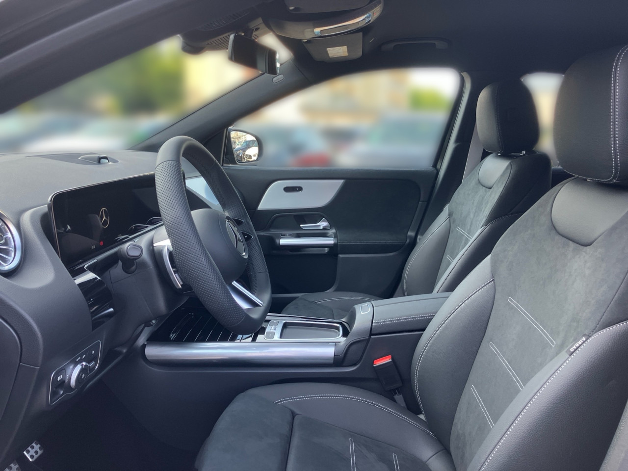 Getriebe: Automatikgetriebe 7G-DCT, 7 G&auml;ngeAusstattungslinie: AMG Line Exterieur,  AMG Line InterieurAusstattungspakete: AMG Sportpaket,  Komfort Paket: Sitzkomfort-Paket,  Night-Paket,  Licht- und Sichtpaket,  SpiegelpaketAssistenzsysteme: Fernlichtassistent,  Aktiver Park-Assistent inkl. PARKTRONIC: Park-Paket,  R&uuml;ckfahrkamera,  DISTRONIC,  Berganfahrhilfe,  Spracheingabesystem,  M&uuml;digkeitserkennung,  Spurhalteassistent,  Bremsassistent,  COLLISION PREVENTION ASSIST,  Aufmerksamkeitsassistent,  Geschwindigkeitslimit-Assistent,  GespannstabilisierungLicht und Sicht: Multibeam LED Scheinwerfer,  Tagfahrlicht,  Regensensor,  Automatisch abblendender Innenspiegel,  W&auml;rmeschutzverglasung,  Ambientebeleuchtung,  LichtsensorAudio &amp; Kommunikation: MBUX,  Navigationssystem,  Radio,  Digitaler Radioempfang DAB,  Soundsystem: Advanced,  USB Anschluss,  Mercedes connect me,  Handyvorbereitung Bluetooth,  Android Auto u. Apple CarPlay,  Kabelloses Laden f&uuml;r Handys,  WLAN HotspotKomfort: Digitales Kombiinstrument,  Klimaautomatik,  Lordosenst&uuml;tze Fahrer/Beifahrer,  Sitzheizung Fahrer/Beifahrer,  Sportsitze,  Armauflage Fahrer/Beifahrer,  Direktlenkung,  Lenks&auml;ule verstellbar,  Start-Stopp System,  Zentralver. mit Fernbedienung,  Fensterheber elektrisch,  EASY-PACK Heckklappe,  DYNAMIC SELECT,  Getr&auml;nkehalter vornInterieur: Sitze Kunstleder Ledernachbildung ARTICO / Mikrofaser MICROCUT schwarz,  Innenfarbe schwarz,  Multifunktions-Sport-/Lederlenkrad,  Bordcomputer,  R&uuml;cksitze klappbar,  Dekoreinlagen: H44 Zierelemente Aluminium mit L&auml;ngsschliff hell,  Lenkrad-SchaltwippenExterieur: Anh&auml;ngerkupplung schwenkbar,  Tieferlegung: Komfortfahrwerk mit Tieferlegung,  Touchscreen Bedienung,  Sportbremsanlage,  AMG Leichtmetallfelgen 20 Zoll,  Au&szlig;enspiegel elekt. anklappbar,  Dachreling: schwarz,  Reifenpannenset,  NotrufsystemSicherheit: i-Size Kindersitzbefestigung,  Fu&szlig;g&auml;ngerschutzsystem,  Fahrer- /Beifahrerairbag,  Seitenairbag vorn und hinten,  Knieairbag Fahrer,  Traktionskontrolle,  Elektr. Stabilit&auml;tsprogramm ESP,  Reifendruckkontrolle,  Wegfahrsperre,  Au&szlig;entemperatur Anzeige,  Antiblockiersystem ABS,  Bremsverschlei&szlig;anzeige,  Notbremsassistent,  Totwinkel-AssistentWeitere Ausstattung: 2S0 Digitales Extra: Individualisierungs-Paket,  00U Digitales Extra: Remote Services,  0K2 STEERING CODE - OUTPUT ACTIV AES-FLAG,  Laderaum-Paket,  273 Ausstiegswarnfunktion,  B01 Hybrid Antrieb mit 48-Volt-Technologie,  859 CENTRAL MEDIA DISPLAY,  Special Edition,  362 Kommunikationsmodul f&uuml;r die Nutzung von Digitalen ExtrasSonstige Ma&szlig;e und Gewichte: Nutzlast: 500 kg,  zul&auml;ssiges Gesamtgewicht: 2.070 kg,  Radstand: 2.729 mm24 Monate Garantie ab Erstzulassung. Fahrzeug hat Haltedauer. Liefertermin in Abstimmung mit dem Verk&auml;ufer. Irrt&uuml;mer und &Auml;nderungen vorbehalten