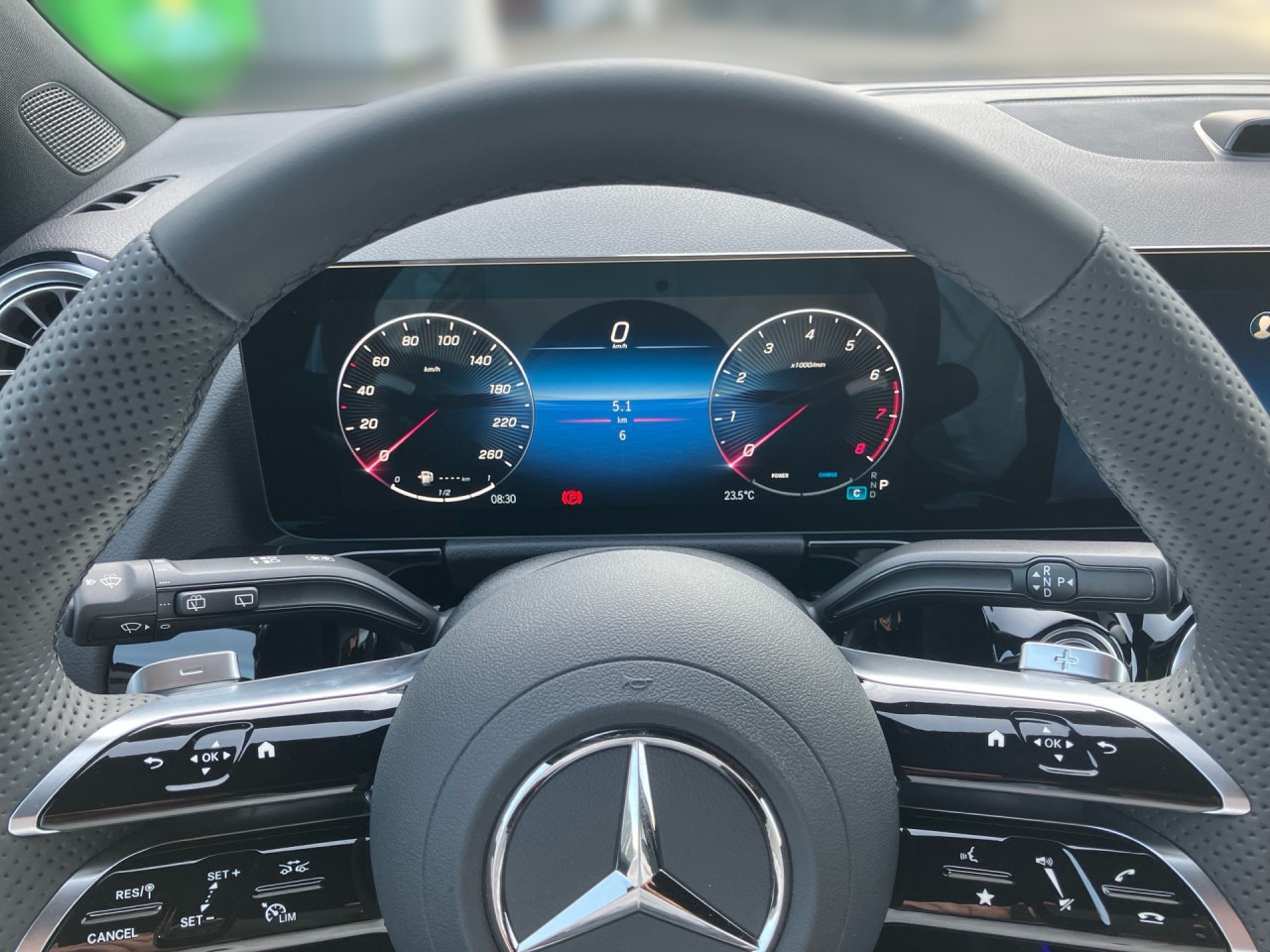 Getriebe: Automatikgetriebe 7G-DCT, 7 G&auml;ngeAusstattungslinie: AMG Line Exterieur,  AMG Line InterieurAusstattungspakete: AMG Sportpaket,  Komfort Paket: Sitzkomfort-Paket,  Night-Paket,  Licht- und Sichtpaket,  SpiegelpaketAssistenzsysteme: Fernlichtassistent,  Aktiver Park-Assistent inkl. PARKTRONIC: Park-Paket,  R&uuml;ckfahrkamera,  DISTRONIC,  Berganfahrhilfe,  Spracheingabesystem,  M&uuml;digkeitserkennung,  Spurhalteassistent,  Bremsassistent,  COLLISION PREVENTION ASSIST,  Aufmerksamkeitsassistent,  Geschwindigkeitslimit-Assistent,  GespannstabilisierungLicht und Sicht: Multibeam LED Scheinwerfer,  Tagfahrlicht,  Regensensor,  Automatisch abblendender Innenspiegel,  W&auml;rmeschutzverglasung,  Ambientebeleuchtung,  LichtsensorAudio &amp; Kommunikation: MBUX,  Navigationssystem,  Radio,  Digitaler Radioempfang DAB,  Soundsystem: Advanced,  USB Anschluss,  Mercedes connect me,  Handyvorbereitung Bluetooth,  Android Auto u. Apple CarPlay,  Kabelloses Laden f&uuml;r Handys,  WLAN HotspotKomfort: Digitales Kombiinstrument,  Klimaautomatik,  Lordosenst&uuml;tze Fahrer/Beifahrer,  Sitzheizung Fahrer/Beifahrer,  Sportsitze,  Armauflage Fahrer/Beifahrer,  Direktlenkung,  Lenks&auml;ule verstellbar,  Start-Stopp System,  Zentralver. mit Fernbedienung,  Fensterheber elektrisch,  EASY-PACK Heckklappe,  DYNAMIC SELECT,  Getr&auml;nkehalter vornInterieur: Sitze Kunstleder Ledernachbildung ARTICO / Mikrofaser MICROCUT schwarz,  Innenfarbe schwarz,  Multifunktions-Sport-/Lederlenkrad,  Bordcomputer,  R&uuml;cksitze klappbar,  Dekoreinlagen: H44 Zierelemente Aluminium mit L&auml;ngsschliff hell,  Lenkrad-SchaltwippenExterieur: Anh&auml;ngerkupplung schwenkbar,  Tieferlegung: Komfortfahrwerk mit Tieferlegung,  Touchscreen Bedienung,  Sportbremsanlage,  AMG Leichtmetallfelgen 20 Zoll,  Au&szlig;enspiegel elekt. anklappbar,  Dachreling: schwarz,  Reifenpannenset,  NotrufsystemSicherheit: i-Size Kindersitzbefestigung,  Fu&szlig;g&auml;ngerschutzsystem,  Fahrer- /Beifahrerairbag,  Seitenairbag vorn und hinten,  Knieairbag Fahrer,  Traktionskontrolle,  Elektr. Stabilit&auml;tsprogramm ESP,  Reifendruckkontrolle,  Wegfahrsperre,  Au&szlig;entemperatur Anzeige,  Antiblockiersystem ABS,  Bremsverschlei&szlig;anzeige,  Notbremsassistent,  Totwinkel-AssistentWeitere Ausstattung: 2S0 Digitales Extra: Individualisierungs-Paket,  00U Digitales Extra: Remote Services,  0K2 STEERING CODE - OUTPUT ACTIV AES-FLAG,  Laderaum-Paket,  273 Ausstiegswarnfunktion,  B01 Hybrid Antrieb mit 48-Volt-Technologie,  859 CENTRAL MEDIA DISPLAY,  Special Edition,  362 Kommunikationsmodul f&uuml;r die Nutzung von Digitalen ExtrasSonstige Ma&szlig;e und Gewichte: Nutzlast: 500 kg,  zul&auml;ssiges Gesamtgewicht: 2.070 kg,  Radstand: 2.729 mm24 Monate Garantie ab Erstzulassung. Fahrzeug hat Haltedauer. Liefertermin in Abstimmung mit dem Verk&auml;ufer. Irrt&uuml;mer und &Auml;nderungen vorbehalten