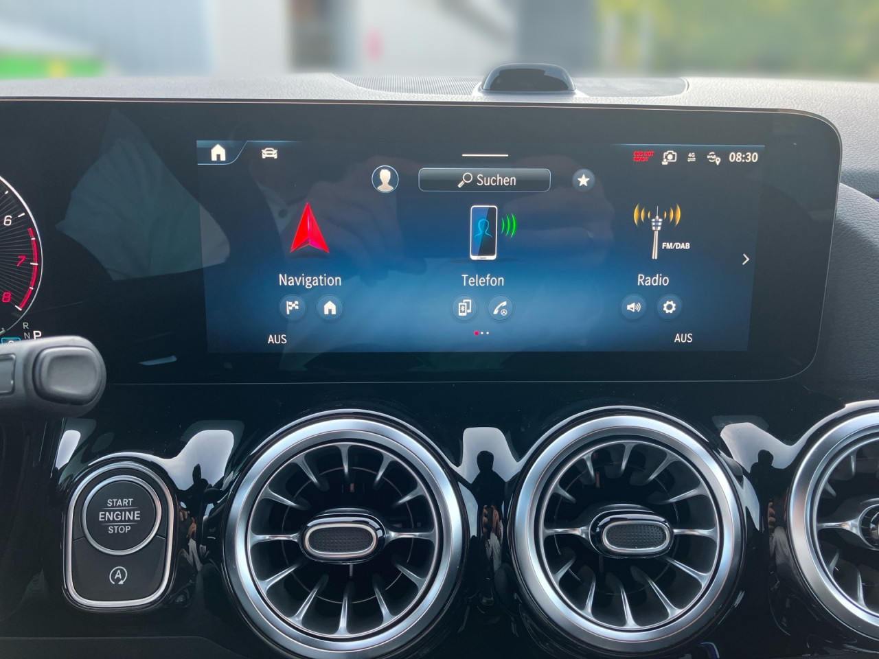 Getriebe: Automatikgetriebe 7G-DCT, 7 G&auml;ngeAusstattungslinie: AMG Line Exterieur,  AMG Line InterieurAusstattungspakete: AMG Sportpaket,  Komfort Paket: Sitzkomfort-Paket,  Night-Paket,  Licht- und Sichtpaket,  SpiegelpaketAssistenzsysteme: Fernlichtassistent,  Aktiver Park-Assistent inkl. PARKTRONIC: Park-Paket,  R&uuml;ckfahrkamera,  DISTRONIC,  Berganfahrhilfe,  Spracheingabesystem,  M&uuml;digkeitserkennung,  Spurhalteassistent,  Bremsassistent,  COLLISION PREVENTION ASSIST,  Aufmerksamkeitsassistent,  Geschwindigkeitslimit-Assistent,  GespannstabilisierungLicht und Sicht: Multibeam LED Scheinwerfer,  Tagfahrlicht,  Regensensor,  Automatisch abblendender Innenspiegel,  W&auml;rmeschutzverglasung,  Ambientebeleuchtung,  LichtsensorAudio &amp; Kommunikation: MBUX,  Navigationssystem,  Radio,  Digitaler Radioempfang DAB,  Soundsystem: Advanced,  USB Anschluss,  Mercedes connect me,  Handyvorbereitung Bluetooth,  Android Auto u. Apple CarPlay,  Kabelloses Laden f&uuml;r Handys,  WLAN HotspotKomfort: Digitales Kombiinstrument,  Klimaautomatik,  Lordosenst&uuml;tze Fahrer/Beifahrer,  Sitzheizung Fahrer/Beifahrer,  Sportsitze,  Armauflage Fahrer/Beifahrer,  Direktlenkung,  Lenks&auml;ule verstellbar,  Start-Stopp System,  Zentralver. mit Fernbedienung,  Fensterheber elektrisch,  EASY-PACK Heckklappe,  DYNAMIC SELECT,  Getr&auml;nkehalter vornInterieur: Sitze Kunstleder Ledernachbildung ARTICO / Mikrofaser MICROCUT schwarz,  Innenfarbe schwarz,  Multifunktions-Sport-/Lederlenkrad,  Bordcomputer,  R&uuml;cksitze klappbar,  Dekoreinlagen: H44 Zierelemente Aluminium mit L&auml;ngsschliff hell,  Lenkrad-SchaltwippenExterieur: Anh&auml;ngerkupplung schwenkbar,  Tieferlegung: Komfortfahrwerk mit Tieferlegung,  Touchscreen Bedienung,  Sportbremsanlage,  AMG Leichtmetallfelgen 20 Zoll,  Au&szlig;enspiegel elekt. anklappbar,  Dachreling: schwarz,  Reifenpannenset,  NotrufsystemSicherheit: i-Size Kindersitzbefestigung,  Fu&szlig;g&auml;ngerschutzsystem,  Fahrer- /Beifahrerairbag,  Seitenairbag vorn und hinten,  Knieairbag Fahrer,  Traktionskontrolle,  Elektr. Stabilit&auml;tsprogramm ESP,  Reifendruckkontrolle,  Wegfahrsperre,  Au&szlig;entemperatur Anzeige,  Antiblockiersystem ABS,  Bremsverschlei&szlig;anzeige,  Notbremsassistent,  Totwinkel-AssistentWeitere Ausstattung: 2S0 Digitales Extra: Individualisierungs-Paket,  00U Digitales Extra: Remote Services,  0K2 STEERING CODE - OUTPUT ACTIV AES-FLAG,  Laderaum-Paket,  273 Ausstiegswarnfunktion,  B01 Hybrid Antrieb mit 48-Volt-Technologie,  859 CENTRAL MEDIA DISPLAY,  Special Edition,  362 Kommunikationsmodul f&uuml;r die Nutzung von Digitalen ExtrasSonstige Ma&szlig;e und Gewichte: Nutzlast: 500 kg,  zul&auml;ssiges Gesamtgewicht: 2.070 kg,  Radstand: 2.729 mm24 Monate Garantie ab Erstzulassung. Fahrzeug hat Haltedauer. Liefertermin in Abstimmung mit dem Verk&auml;ufer. Irrt&uuml;mer und &Auml;nderungen vorbehalten