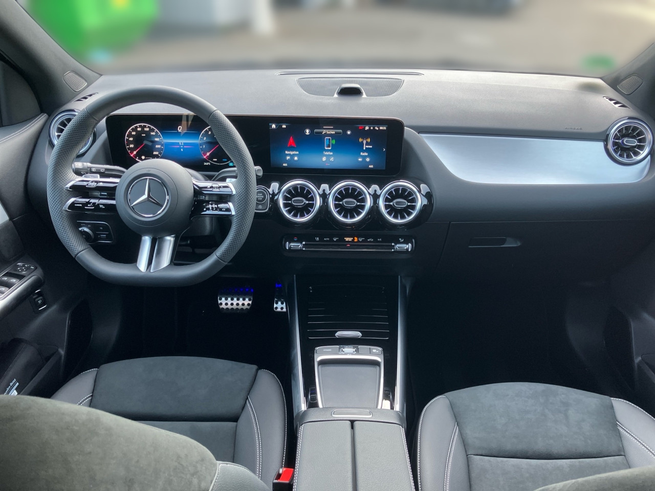 Getriebe: Automatikgetriebe 7G-DCT, 7 G&auml;ngeAusstattungslinie: AMG Line Exterieur,  AMG Line InterieurAusstattungspakete: AMG Sportpaket,  Komfort Paket: Sitzkomfort-Paket,  Night-Paket,  Licht- und Sichtpaket,  SpiegelpaketAssistenzsysteme: Fernlichtassistent,  Aktiver Park-Assistent inkl. PARKTRONIC: Park-Paket,  R&uuml;ckfahrkamera,  DISTRONIC,  Berganfahrhilfe,  Spracheingabesystem,  M&uuml;digkeitserkennung,  Spurhalteassistent,  Bremsassistent,  COLLISION PREVENTION ASSIST,  Aufmerksamkeitsassistent,  Geschwindigkeitslimit-Assistent,  GespannstabilisierungLicht und Sicht: Multibeam LED Scheinwerfer,  Tagfahrlicht,  Regensensor,  Automatisch abblendender Innenspiegel,  W&auml;rmeschutzverglasung,  Ambientebeleuchtung,  LichtsensorAudio &amp; Kommunikation: MBUX,  Navigationssystem,  Radio,  Digitaler Radioempfang DAB,  Soundsystem: Advanced,  USB Anschluss,  Mercedes connect me,  Handyvorbereitung Bluetooth,  Android Auto u. Apple CarPlay,  Kabelloses Laden f&uuml;r Handys,  WLAN HotspotKomfort: Digitales Kombiinstrument,  Klimaautomatik,  Lordosenst&uuml;tze Fahrer/Beifahrer,  Sitzheizung Fahrer/Beifahrer,  Sportsitze,  Armauflage Fahrer/Beifahrer,  Direktlenkung,  Lenks&auml;ule verstellbar,  Start-Stopp System,  Zentralver. mit Fernbedienung,  Fensterheber elektrisch,  EASY-PACK Heckklappe,  DYNAMIC SELECT,  Getr&auml;nkehalter vornInterieur: Sitze Kunstleder Ledernachbildung ARTICO / Mikrofaser MICROCUT schwarz,  Innenfarbe schwarz,  Multifunktions-Sport-/Lederlenkrad,  Bordcomputer,  R&uuml;cksitze klappbar,  Dekoreinlagen: H44 Zierelemente Aluminium mit L&auml;ngsschliff hell,  Lenkrad-SchaltwippenExterieur: Anh&auml;ngerkupplung schwenkbar,  Tieferlegung: Komfortfahrwerk mit Tieferlegung,  Touchscreen Bedienung,  Sportbremsanlage,  AMG Leichtmetallfelgen 20 Zoll,  Au&szlig;enspiegel elekt. anklappbar,  Dachreling: schwarz,  Reifenpannenset,  NotrufsystemSicherheit: i-Size Kindersitzbefestigung,  Fu&szlig;g&auml;ngerschutzsystem,  Fahrer- /Beifahrerairbag,  Seitenairbag vorn und hinten,  Knieairbag Fahrer,  Traktionskontrolle,  Elektr. Stabilit&auml;tsprogramm ESP,  Reifendruckkontrolle,  Wegfahrsperre,  Au&szlig;entemperatur Anzeige,  Antiblockiersystem ABS,  Bremsverschlei&szlig;anzeige,  Notbremsassistent,  Totwinkel-AssistentWeitere Ausstattung: 2S0 Digitales Extra: Individualisierungs-Paket,  00U Digitales Extra: Remote Services,  0K2 STEERING CODE - OUTPUT ACTIV AES-FLAG,  Laderaum-Paket,  273 Ausstiegswarnfunktion,  B01 Hybrid Antrieb mit 48-Volt-Technologie,  859 CENTRAL MEDIA DISPLAY,  Special Edition,  362 Kommunikationsmodul f&uuml;r die Nutzung von Digitalen ExtrasSonstige Ma&szlig;e und Gewichte: Nutzlast: 500 kg,  zul&auml;ssiges Gesamtgewicht: 2.070 kg,  Radstand: 2.729 mm24 Monate Garantie ab Erstzulassung. Fahrzeug hat Haltedauer. Liefertermin in Abstimmung mit dem Verk&auml;ufer. Irrt&uuml;mer und &Auml;nderungen vorbehalten