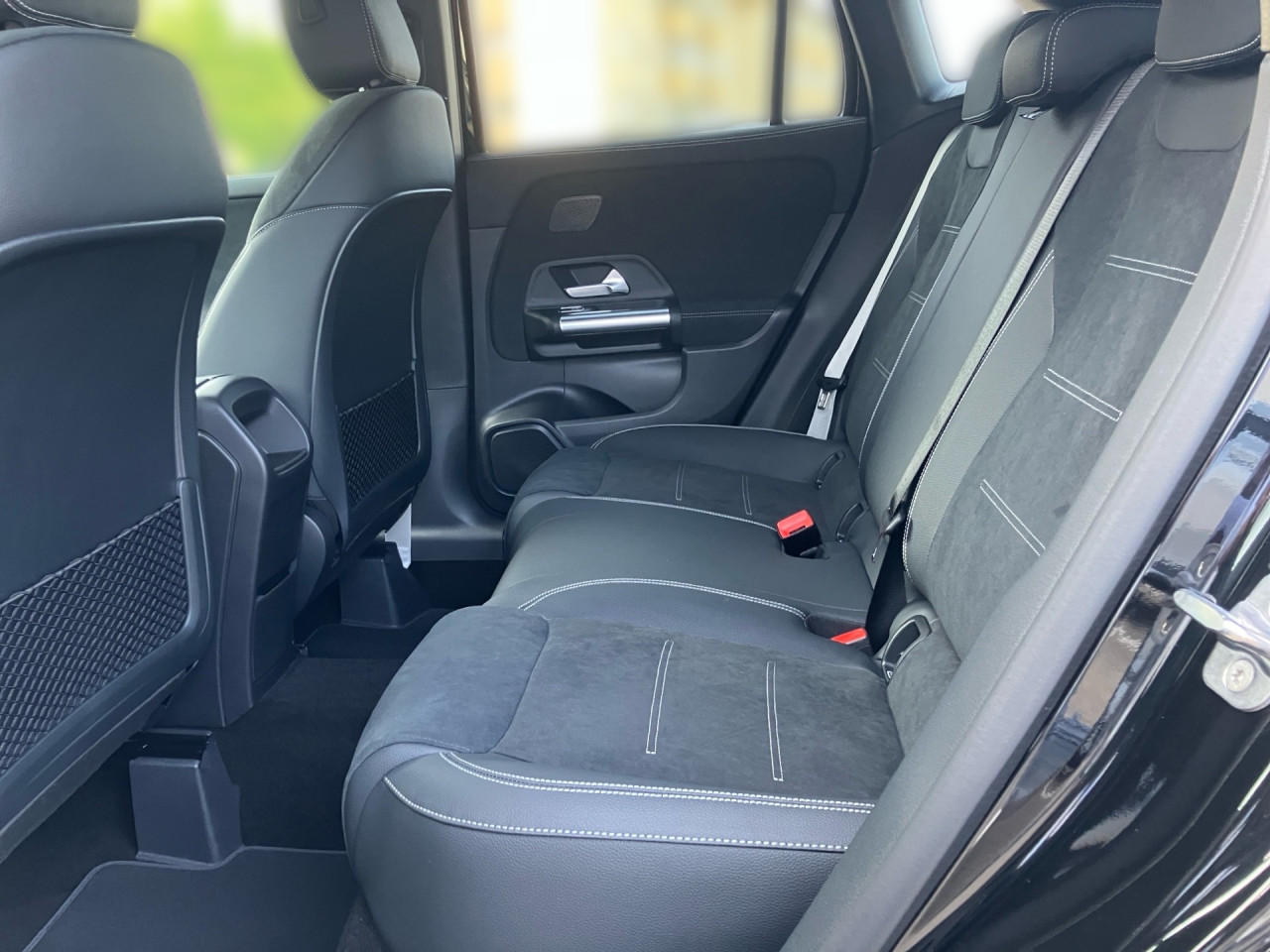 Getriebe: Automatikgetriebe 7G-DCT, 7 G&auml;ngeAusstattungslinie: AMG Line Exterieur,  AMG Line InterieurAusstattungspakete: AMG Sportpaket,  Komfort Paket: Sitzkomfort-Paket,  Night-Paket,  Licht- und Sichtpaket,  SpiegelpaketAssistenzsysteme: Fernlichtassistent,  Aktiver Park-Assistent inkl. PARKTRONIC: Park-Paket,  R&uuml;ckfahrkamera,  DISTRONIC,  Berganfahrhilfe,  Spracheingabesystem,  M&uuml;digkeitserkennung,  Spurhalteassistent,  Bremsassistent,  COLLISION PREVENTION ASSIST,  Aufmerksamkeitsassistent,  Geschwindigkeitslimit-Assistent,  GespannstabilisierungLicht und Sicht: Multibeam LED Scheinwerfer,  Tagfahrlicht,  Regensensor,  Automatisch abblendender Innenspiegel,  W&auml;rmeschutzverglasung,  Ambientebeleuchtung,  LichtsensorAudio &amp; Kommunikation: MBUX,  Navigationssystem,  Radio,  Digitaler Radioempfang DAB,  Soundsystem: Advanced,  USB Anschluss,  Mercedes connect me,  Handyvorbereitung Bluetooth,  Android Auto u. Apple CarPlay,  Kabelloses Laden f&uuml;r Handys,  WLAN HotspotKomfort: Digitales Kombiinstrument,  Klimaautomatik,  Lordosenst&uuml;tze Fahrer/Beifahrer,  Sitzheizung Fahrer/Beifahrer,  Sportsitze,  Armauflage Fahrer/Beifahrer,  Direktlenkung,  Lenks&auml;ule verstellbar,  Start-Stopp System,  Zentralver. mit Fernbedienung,  Fensterheber elektrisch,  EASY-PACK Heckklappe,  DYNAMIC SELECT,  Getr&auml;nkehalter vornInterieur: Sitze Kunstleder Ledernachbildung ARTICO / Mikrofaser MICROCUT schwarz,  Innenfarbe schwarz,  Multifunktions-Sport-/Lederlenkrad,  Bordcomputer,  R&uuml;cksitze klappbar,  Dekoreinlagen: H44 Zierelemente Aluminium mit L&auml;ngsschliff hell,  Lenkrad-SchaltwippenExterieur: Anh&auml;ngerkupplung schwenkbar,  Tieferlegung: Komfortfahrwerk mit Tieferlegung,  Touchscreen Bedienung,  Sportbremsanlage,  AMG Leichtmetallfelgen 20 Zoll,  Au&szlig;enspiegel elekt. anklappbar,  Dachreling: schwarz,  Reifenpannenset,  NotrufsystemSicherheit: i-Size Kindersitzbefestigung,  Fu&szlig;g&auml;ngerschutzsystem,  Fahrer- /Beifahrerairbag,  Seitenairbag vorn und hinten,  Knieairbag Fahrer,  Traktionskontrolle,  Elektr. Stabilit&auml;tsprogramm ESP,  Reifendruckkontrolle,  Wegfahrsperre,  Au&szlig;entemperatur Anzeige,  Antiblockiersystem ABS,  Bremsverschlei&szlig;anzeige,  Notbremsassistent,  Totwinkel-AssistentWeitere Ausstattung: 2S0 Digitales Extra: Individualisierungs-Paket,  00U Digitales Extra: Remote Services,  0K2 STEERING CODE - OUTPUT ACTIV AES-FLAG,  Laderaum-Paket,  273 Ausstiegswarnfunktion,  B01 Hybrid Antrieb mit 48-Volt-Technologie,  859 CENTRAL MEDIA DISPLAY,  Special Edition,  362 Kommunikationsmodul f&uuml;r die Nutzung von Digitalen ExtrasSonstige Ma&szlig;e und Gewichte: Nutzlast: 500 kg,  zul&auml;ssiges Gesamtgewicht: 2.070 kg,  Radstand: 2.729 mm24 Monate Garantie ab Erstzulassung. Fahrzeug hat Haltedauer. Liefertermin in Abstimmung mit dem Verk&auml;ufer. Irrt&uuml;mer und &Auml;nderungen vorbehalten