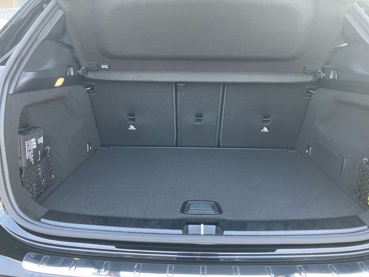 Getriebe: Automatikgetriebe 7G-DCT, 7 G&auml;ngeAusstattungslinie: AMG Line Exterieur,  AMG Line InterieurAusstattungspakete: AMG Sportpaket,  Komfort Paket: Sitzkomfort-Paket,  Night-Paket,  Licht- und Sichtpaket,  SpiegelpaketAssistenzsysteme: Fernlichtassistent,  Aktiver Park-Assistent inkl. PARKTRONIC: Park-Paket,  R&uuml;ckfahrkamera,  DISTRONIC,  Berganfahrhilfe,  Spracheingabesystem,  M&uuml;digkeitserkennung,  Spurhalteassistent,  Bremsassistent,  COLLISION PREVENTION ASSIST,  Aufmerksamkeitsassistent,  Geschwindigkeitslimit-Assistent,  GespannstabilisierungLicht und Sicht: Multibeam LED Scheinwerfer,  Tagfahrlicht,  Regensensor,  Automatisch abblendender Innenspiegel,  W&auml;rmeschutzverglasung,  Ambientebeleuchtung,  LichtsensorAudio &amp; Kommunikation: MBUX,  Navigationssystem,  Radio,  Digitaler Radioempfang DAB,  Soundsystem: Advanced,  USB Anschluss,  Mercedes connect me,  Handyvorbereitung Bluetooth,  Android Auto u. Apple CarPlay,  Kabelloses Laden f&uuml;r Handys,  WLAN HotspotKomfort: Digitales Kombiinstrument,  Klimaautomatik,  Lordosenst&uuml;tze Fahrer/Beifahrer,  Sitzheizung Fahrer/Beifahrer,  Sportsitze,  Armauflage Fahrer/Beifahrer,  Direktlenkung,  Lenks&auml;ule verstellbar,  Start-Stopp System,  Zentralver. mit Fernbedienung,  Fensterheber elektrisch,  EASY-PACK Heckklappe,  DYNAMIC SELECT,  Getr&auml;nkehalter vornInterieur: Sitze Kunstleder Ledernachbildung ARTICO / Mikrofaser MICROCUT schwarz,  Innenfarbe schwarz,  Multifunktions-Sport-/Lederlenkrad,  Bordcomputer,  R&uuml;cksitze klappbar,  Dekoreinlagen: H44 Zierelemente Aluminium mit L&auml;ngsschliff hell,  Lenkrad-SchaltwippenExterieur: Anh&auml;ngerkupplung schwenkbar,  Tieferlegung: Komfortfahrwerk mit Tieferlegung,  Touchscreen Bedienung,  Sportbremsanlage,  AMG Leichtmetallfelgen 20 Zoll,  Au&szlig;enspiegel elekt. anklappbar,  Dachreling: schwarz,  Reifenpannenset,  NotrufsystemSicherheit: i-Size Kindersitzbefestigung,  Fu&szlig;g&auml;ngerschutzsystem,  Fahrer- /Beifahrerairbag,  Seitenairbag vorn und hinten,  Knieairbag Fahrer,  Traktionskontrolle,  Elektr. Stabilit&auml;tsprogramm ESP,  Reifendruckkontrolle,  Wegfahrsperre,  Au&szlig;entemperatur Anzeige,  Antiblockiersystem ABS,  Bremsverschlei&szlig;anzeige,  Notbremsassistent,  Totwinkel-AssistentWeitere Ausstattung: 2S0 Digitales Extra: Individualisierungs-Paket,  00U Digitales Extra: Remote Services,  0K2 STEERING CODE - OUTPUT ACTIV AES-FLAG,  Laderaum-Paket,  273 Ausstiegswarnfunktion,  B01 Hybrid Antrieb mit 48-Volt-Technologie,  859 CENTRAL MEDIA DISPLAY,  Special Edition,  362 Kommunikationsmodul f&uuml;r die Nutzung von Digitalen ExtrasSonstige Ma&szlig;e und Gewichte: Nutzlast: 500 kg,  zul&auml;ssiges Gesamtgewicht: 2.070 kg,  Radstand: 2.729 mm24 Monate Garantie ab Erstzulassung. Fahrzeug hat Haltedauer. Liefertermin in Abstimmung mit dem Verk&auml;ufer. Irrt&uuml;mer und &Auml;nderungen vorbehalten