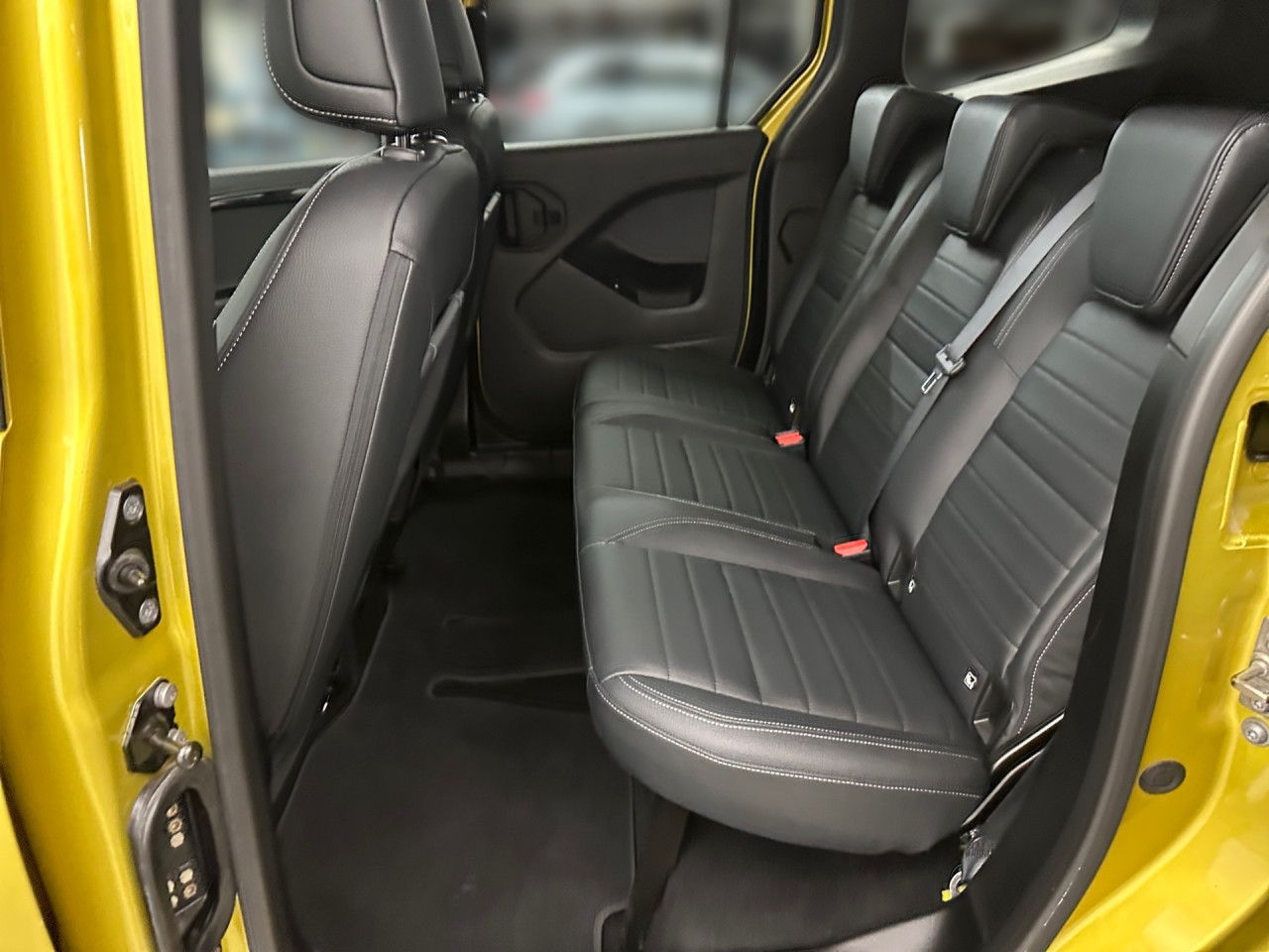 Getriebe: Automatikgetriebe, 7 G&auml;ngeAusstattungslinie: Progressive: EDITIONAusstattungspakete: Ausstattungspaket: Technik-Paket,  Chrompaket: Chrom Interieur-Paket,  Spiegelpaket,  Sicherheitspaket: Aktives Sicherheits-PaketAssistenzsysteme: Fernlichtassistent,  Aktiver Park-Assistent: Park-Paket,  R&uuml;ckfahrkamera,  Tempomat,  Berganfahrhilfe,  Spracheingabesystem,  M&uuml;digkeitserkennung,  Spurhalteassistent,  Bremsassistent,  COLLISION PREVENTION ASSIST,  ATTENTION ASSIST,  VerkehrszeichenerkennungLicht und Sicht: LED-Scheinwerfer,  Tagfahrlicht,  Regensensor,  Automatisch abblendender Innenspiegel,  W&auml;rmeschutzverglasung,  Ambientebeleuchtung,  LichtsensorAudio &amp; Kommunikation: MBUX,  Navigationssystem: Navigations-Paket, Navigation Plus,  Radio,  Multi-Funktions-Display,  Digitaler Radioempfang DAB,  AUX &amp; USB Anschluss,  Handyvorbereitung Bluetooth,  Smartphone-App Integration,  Kabelloses Laden f&uuml;r Handys,  WLAN HotspotKomfort: Klimaautomatik,  Fahrer-/Beifahrersitz h&ouml;henverstellbar,  Sitzheizung Fahrer/Beifahrer,  Armauflage Fahrer/Beifahrer,  Servolenkung,  Lenks&auml;ule verstellbar,  Keyless-Go,  Start-Stopp System,  Zentralver. mit Fernbedienung,  Fensterheber elektrisch 4-fach,  Kopfst&uuml;tzen vorn und hintenInterieur: Sitze Kunstleder Ledernachbildung ARTICO Schwarz mit Ziernaht,  Innenfarbe schwarz,  Multifunktions-Lederlenkrad,  Bordcomputer,  R&uuml;cksitze klapp- und teilbar,  Laderaumabdeckung,  Dekoreinlagen: Zierelemente Hochglanzlack schwarz,  Bodenbelag TeppichExterieur: Leichtmetallfelgen 17 Zoll,  Au&szlig;enspiegel elekt. anklappbar,  Schiebet&uuml;r links u. rechts,  NotrufsystemAirbags: MittelairbagSicherheit: i-Size Kindersitzbefestigung,  Fahrer- /Beifahrerairbag,  Kopfairbag vorn und hinten,  Seitenairbag vorn und hinten,  Antriebsschlupfregelung ASR,  Elektr. Stabilit&auml;tsprogramm ESP,  Reifendruckverlust-Warnung,  Wegfahrsperre,  Au&szlig;entemperatur Anzeige,  Antiblockiersystem ABS,  Bremsverschlei&szlig;anzeige,  Notbremsassistent,  Totwinkel-AssistentWeitere Ausstattung: P2W Advantage-Paket,  HZ0 Zuheizer elektrisch,  Gebrauchtwagensiegel: Junge Sterne TransporterSonstige Ma&szlig;e und Gewichte: zul&auml;ssiges Gesamtgewicht: 2.199 kg,  Radstand: 2.716 mmIrrt&uuml;mer und &Auml;nderungen vorbehalten