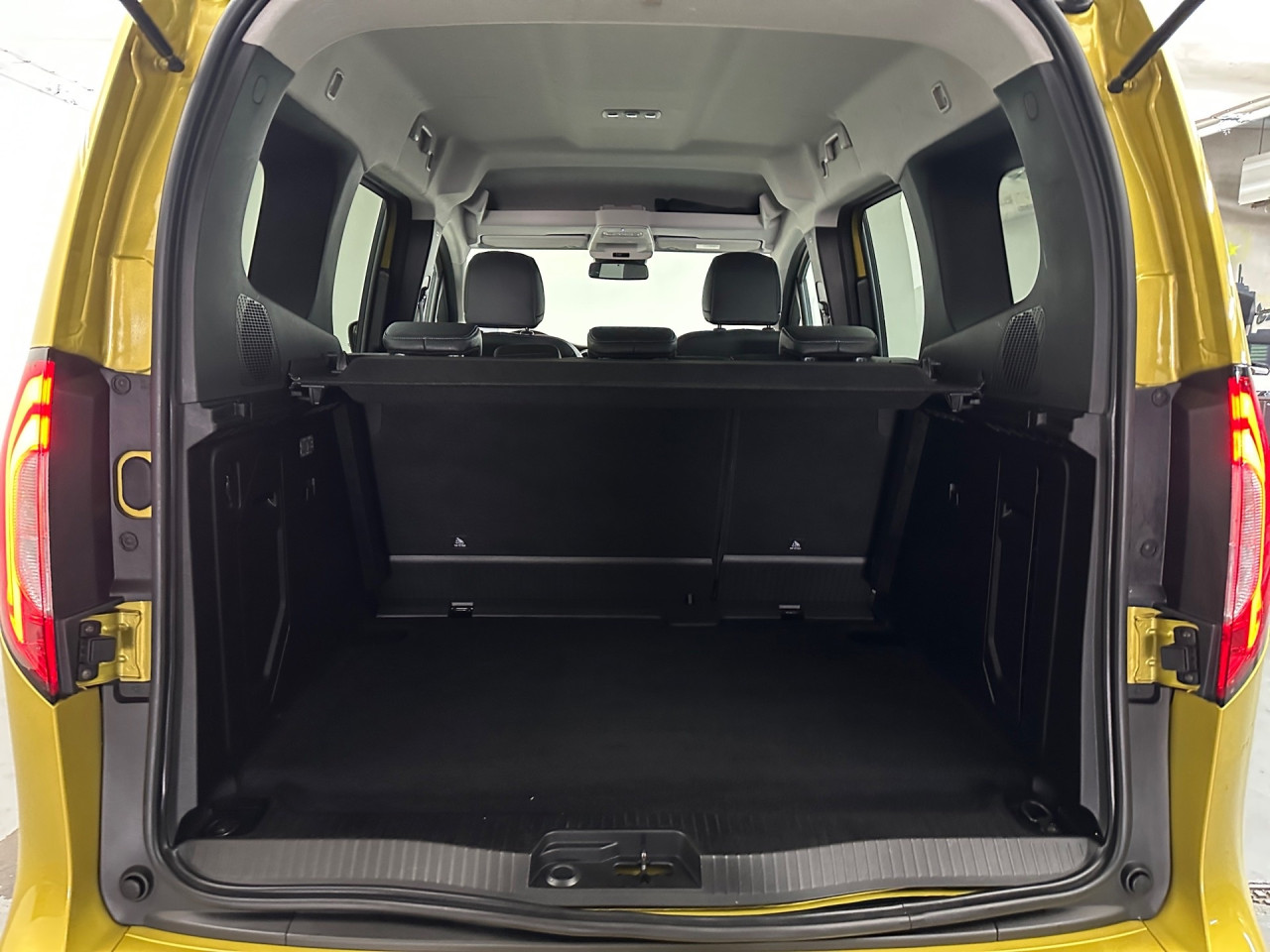 Getriebe: Automatikgetriebe, 7 G&auml;ngeAusstattungslinie: Progressive: EDITIONAusstattungspakete: Ausstattungspaket: Technik-Paket,  Chrompaket: Chrom Interieur-Paket,  Spiegelpaket,  Sicherheitspaket: Aktives Sicherheits-PaketAssistenzsysteme: Fernlichtassistent,  Aktiver Park-Assistent: Park-Paket,  R&uuml;ckfahrkamera,  Tempomat,  Berganfahrhilfe,  Spracheingabesystem,  M&uuml;digkeitserkennung,  Spurhalteassistent,  Bremsassistent,  COLLISION PREVENTION ASSIST,  ATTENTION ASSIST,  VerkehrszeichenerkennungLicht und Sicht: LED-Scheinwerfer,  Tagfahrlicht,  Regensensor,  Automatisch abblendender Innenspiegel,  W&auml;rmeschutzverglasung,  Ambientebeleuchtung,  LichtsensorAudio &amp; Kommunikation: MBUX,  Navigationssystem: Navigations-Paket, Navigation Plus,  Radio,  Multi-Funktions-Display,  Digitaler Radioempfang DAB,  AUX &amp; USB Anschluss,  Handyvorbereitung Bluetooth,  Smartphone-App Integration,  Kabelloses Laden f&uuml;r Handys,  WLAN HotspotKomfort: Klimaautomatik,  Fahrer-/Beifahrersitz h&ouml;henverstellbar,  Sitzheizung Fahrer/Beifahrer,  Armauflage Fahrer/Beifahrer,  Servolenkung,  Lenks&auml;ule verstellbar,  Keyless-Go,  Start-Stopp System,  Zentralver. mit Fernbedienung,  Fensterheber elektrisch 4-fach,  Kopfst&uuml;tzen vorn und hintenInterieur: Sitze Kunstleder Ledernachbildung ARTICO Schwarz mit Ziernaht,  Innenfarbe schwarz,  Multifunktions-Lederlenkrad,  Bordcomputer,  R&uuml;cksitze klapp- und teilbar,  Laderaumabdeckung,  Dekoreinlagen: Zierelemente Hochglanzlack schwarz,  Bodenbelag TeppichExterieur: Leichtmetallfelgen 17 Zoll,  Au&szlig;enspiegel elekt. anklappbar,  Schiebet&uuml;r links u. rechts,  NotrufsystemAirbags: MittelairbagSicherheit: i-Size Kindersitzbefestigung,  Fahrer- /Beifahrerairbag,  Kopfairbag vorn und hinten,  Seitenairbag vorn und hinten,  Antriebsschlupfregelung ASR,  Elektr. Stabilit&auml;tsprogramm ESP,  Reifendruckverlust-Warnung,  Wegfahrsperre,  Au&szlig;entemperatur Anzeige,  Antiblockiersystem ABS,  Bremsverschlei&szlig;anzeige,  Notbremsassistent,  Totwinkel-AssistentWeitere Ausstattung: P2W Advantage-Paket,  HZ0 Zuheizer elektrisch,  Gebrauchtwagensiegel: Junge Sterne TransporterSonstige Ma&szlig;e und Gewichte: zul&auml;ssiges Gesamtgewicht: 2.199 kg,  Radstand: 2.716 mmIrrt&uuml;mer und &Auml;nderungen vorbehalten