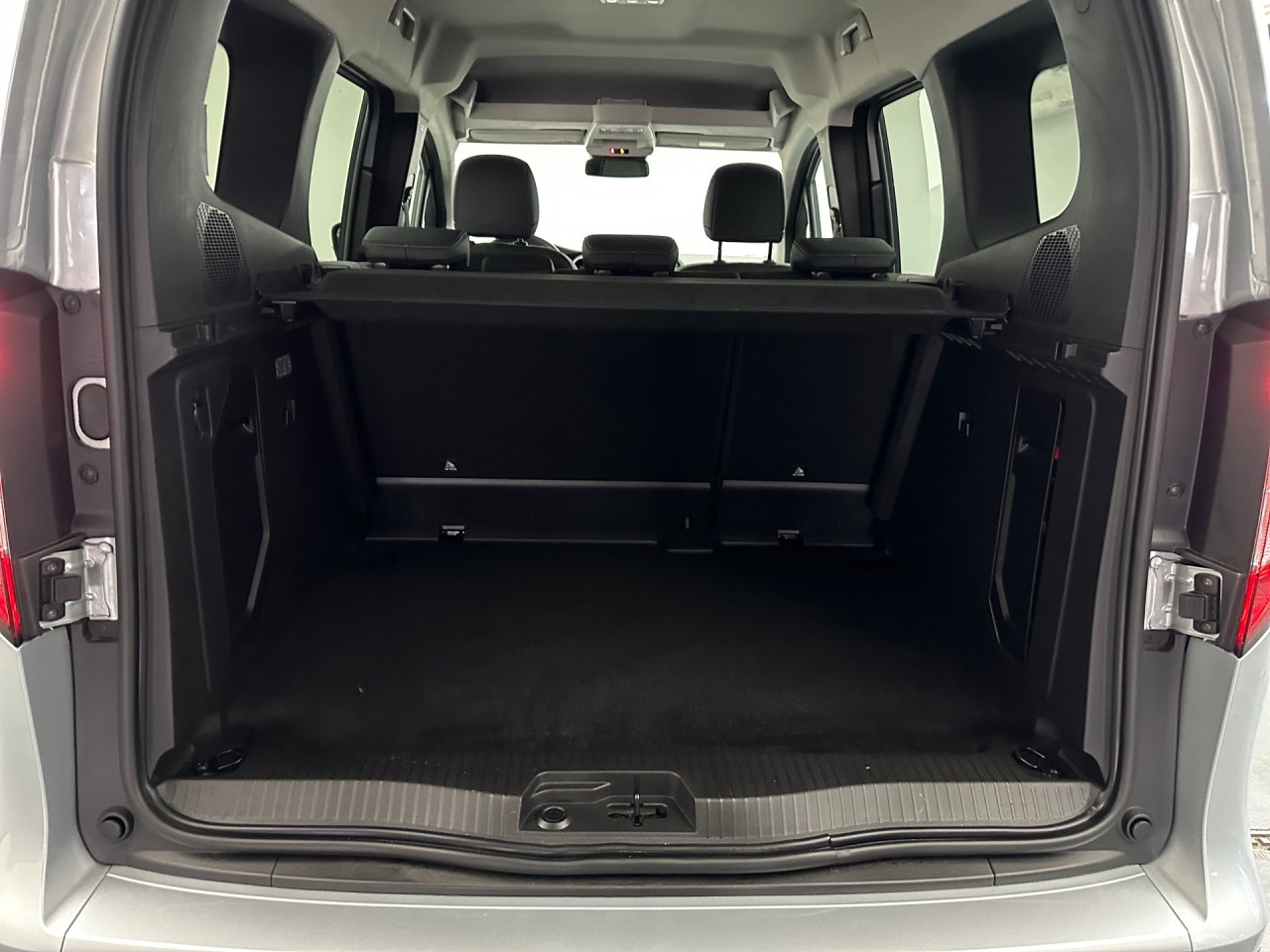 Getriebe: Automatikgetriebe, 7 G&auml;ngeAusstattungslinie: Progressive: EDITIONAusstattungspakete: Ausstattungspaket: Technik-Paket,  Winterpaket,  Chrompaket: Chrom Interieur-Paket,  Spiegelpaket,  Sicherheitspaket: Aktives Sicherheits-PaketAssistenzsysteme: Fernlichtassistent,  Aktiver Park-Assistent,  R&uuml;ckfahrkamera,  Tempomat,  Berganfahrhilfe,  Spracheingabesystem,  M&uuml;digkeitserkennung,  Spurhalteassistent,  Bremsassistent,  COLLISION PREVENTION ASSIST,  ATTENTION ASSIST,  VerkehrszeichenerkennungLicht und Sicht: LED-Scheinwerfer,  Tagfahrlicht,  Regensensor,  Automatisch abblendender Innenspiegel,  Colorverglasung,  Ambientebeleuchtung,  LED-Nebelscheinwerfer,  beheizbare Frontscheibe,  LichtsensorAudio &amp; Kommunikation: MBUX,  Navigationssystem: Navigations-Paket,  Radio,  Digitaler Radioempfang DAB,  USB Anschluss,  Handyvorbereitung Bluetooth,  Smartphone-App Integration,  Kabelloses Laden f&uuml;r Handys,  WLAN HotspotKomfort: Klimaautomatik,  Fahrer-/Beifahrersitz h&ouml;henverstellbar,  Lordosenst&uuml;tze Fahrer,  Sitzheizung Fahrer/Beifahrer,  Armauflage Fahrer/Beifahrer,  Zusatzheizung: elektrisch,  Servolenkung,  Lenks&auml;ule verstellbar,  Keyless-Go,  Start-Stopp System,  Zentralver. mit Fernbedienung,  Fensterheber elektrisch 2-fachInterieur: Sitze Kunstleder Mikrofaser MICROCUT,  Multifunktions-Lederlenkrad,  Lenkradheizung,  Bordcomputer,  R&uuml;cksitze klapp- und teilbar,  Laderaumabdeckung,  Dekoreinlagen: FI9 Zierelement I-Tafel Hochglanzlack schwarz, FI8 Zierelemente Mattlack Seidenoptik silber,  Bodenbelag TeppichExterieur: Anh&auml;ngerkupplung Kugel,  Touchscreen Bedienung,  Leichtmetallfelgen 17 Zoll: R&auml;der im 5-Speichen-Design,  Au&szlig;enspiegel elekt. anklappbar,  Dachreling,  Schiebet&uuml;r links u. rechts,  NotrufsystemAirbags: MittelairbagSicherheit: i-Size Kindersitzbefestigung,  Fahrer- /Beifahrerairbag,  Kopfairbag vorn und hinten,  Seitenairbag vorn,  Antriebsschlupfregelung ASR,  Elektr. Stabilit&auml;tsprogramm ESP,  Reifendruckverlust-Warnung,  Wegfahrsperre,  Au&szlig;entemperatur Anzeige,  Antiblockiersystem ABS,  Bremsverschlei&szlig;anzeige,  Notbremsassistent,  Totwinkel-AssistentWeitere Ausstattung: P2W Advantage-Paket,  IU1 Sitzbank in Reihe 2Sonstige Ma&szlig;e und Gewichte: zul&auml;ssiges Gesamtgewicht: 2.199 kg,  Radstand: 2.716 mmIrrt&uuml;mer und &Auml;nderungen vorbehalten