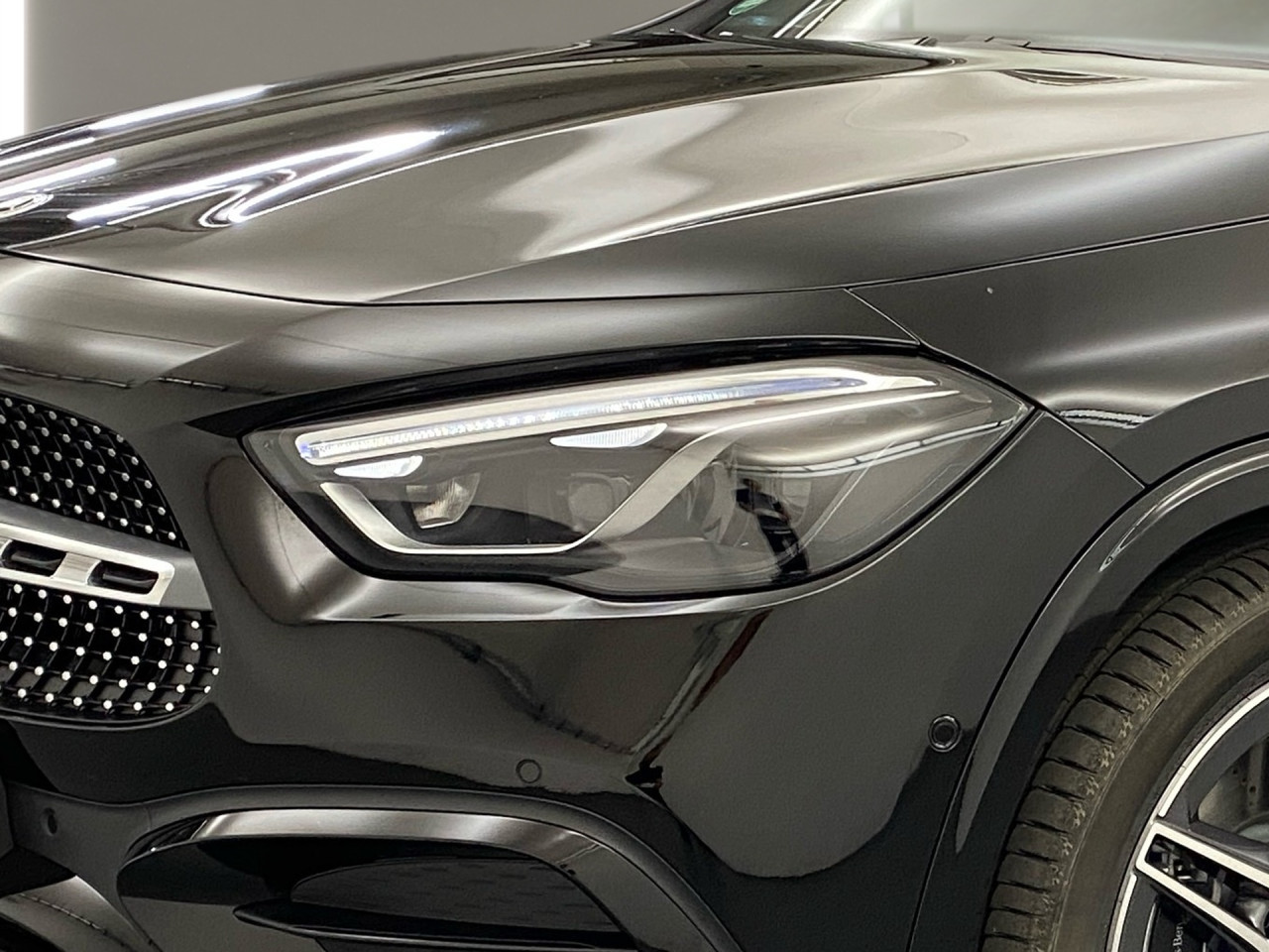 Getriebe: Automatikgetriebe 7G-DCT, 7 G&auml;ngeAusstattungslinie: AMG Line Exterieur: Advanced Plus,  AMG Line InterieurAusstattungspakete: Winterpaket,  AMG Sportpaket,  Komfort Paket: Sitzkomfort-Paket,  Licht- und Sichtpaket,  SpiegelpaketAssistenzsysteme: Fernlichtassistent,  Aktiver Park-Assistent inkl. PARKTRONIC,  R&uuml;ckfahrkamera,  DISTRONIC,  Berganfahrhilfe,  Spracheingabesystem,  M&uuml;digkeitserkennung,  Spurhalteassistent mit aktivem Lenk-Assistent,  Fahrerassistenzpaket,  COLLISION PREVENTION ASSIST,  Verkehrszeichenerkennung m. Geschwindigkeitslimit-Assistent,  GespannstabilisierungLicht und Sicht: Multibeam LED Scheinwerfer,  Tagfahrlicht,  Regensensor,  Automatisch abblendender Innenspiegel,  W&auml;rmeschutzverglasung,  Ambientebeleuchtung mehrfarbig,  LichtsensorAudio &amp; Kommunikation: MBUX,  Navigationssystem,  Radio,  Digitaler Radioempfang DAB,  Burmester Surround-Soundsystem,  USB Anschluss,  Mercedes connect me,  Handyvorbereitung Bluetooth,  Kabelloses Laden f&uuml;r Handys,  WLAN HotspotKomfort: Digitales Kombiinstrument,  Klimaautomatik,  Fahrer-/Beifahrersitz elektrisch,  Memoryfunktion Fahrersitz,  Lordosenst&uuml;tze Fahrer/Beifahrer,  Sitzheizung Fahrer/Beifahrer,  Sportsitze,  Armauflage Fahrer/Beifahrer,  Direktlenkung,  Lenks&auml;ule verstellbar,  HANDS-FREE ACCESS,  Start-Stopp System,  Zentralver. mit Fernbedienung,  Fensterheber elektrisch,  EASY-PACK Heckklappe,  DYNAMIC SELECT,  Getr&auml;nkehalter vornInterieur: Sitze Kunstleder Ledernachbildung ARTICO / Mikrofaser MICROCUT schwarz,  Innenfarbe schwarz,  Multifunktions-Sport-/Lederlenkrad,  Lenkradheizung,  Bordcomputer,  R&uuml;cksitze klappbar,  Dekoreinlagen: H62 Zierelemente Carbonstruktur,  Lenkrad-SchaltwippenExterieur: Adaptives Fahrwerk,  Anh&auml;ngerkupplung schwenkbar,  Touchscreen Bedienung,  AMG Leichtmetallfelgen 19 Zoll,  Au&szlig;enspiegel elekt. anklappbar,  Dachreling,  Reifenpannenset,  Notrufsystem,  Stauassistent,  FahrzeugpersonalisierungSicherheit: i-Size Kindersitzbefestigung,  Fu&szlig;g&auml;ngerschutzsystem,  Fahrer- /Beifahrerairbag,  Seitenairbag vorn und hinten,  Knieairbag Fahrer,  Traktionskontrolle,  Elektr. Stabilit&auml;tsprogramm ESP,  Reifendruckkontrolle,  Wegfahrsperre,  Au&szlig;entemperatur Anzeige,  Antiblockiersystem ABS,  Bremsverschlei&szlig;anzeige,  Proaktives Insassenschutzsystem,  Notbremsassistent,  Totwinkel-AssistentWeitere Ausstattung: 2S0 Digitales Extra: Individualisierungs-Paket,  459 Fahrwerk mit adaptiver Verstelld&auml;mpfung,  859 CENTRAL MEDIA DISPLAY,  273 Ausstiegswarnfunktion,  Laderaum-PaketSonstige Ma&szlig;e und Gewichte: Nutzlast: 500 kg,  zul&auml;ssiges Gesamtgewicht: 2.070 kg,  Radstand: 2.729 mm24 Monate Garantie ab Erstzulassung. Fahrzeug hat Haltedauer. Liefertermin in Abstimmung mit dem Verk&auml;ufer. Irrt&uuml;mer und &Auml;nderungen vorbehalten