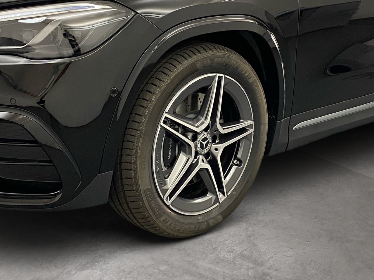 Getriebe: Automatikgetriebe 7G-DCT, 7 G&auml;ngeAusstattungslinie: AMG Line Exterieur: Advanced Plus,  AMG Line InterieurAusstattungspakete: Winterpaket,  AMG Sportpaket,  Komfort Paket: Sitzkomfort-Paket,  Licht- und Sichtpaket,  SpiegelpaketAssistenzsysteme: Fernlichtassistent,  Aktiver Park-Assistent inkl. PARKTRONIC,  R&uuml;ckfahrkamera,  DISTRONIC,  Berganfahrhilfe,  Spracheingabesystem,  M&uuml;digkeitserkennung,  Spurhalteassistent mit aktivem Lenk-Assistent,  Fahrerassistenzpaket,  COLLISION PREVENTION ASSIST,  Verkehrszeichenerkennung m. Geschwindigkeitslimit-Assistent,  GespannstabilisierungLicht und Sicht: Multibeam LED Scheinwerfer,  Tagfahrlicht,  Regensensor,  Automatisch abblendender Innenspiegel,  W&auml;rmeschutzverglasung,  Ambientebeleuchtung mehrfarbig,  LichtsensorAudio &amp; Kommunikation: MBUX,  Navigationssystem,  Radio,  Digitaler Radioempfang DAB,  Burmester Surround-Soundsystem,  USB Anschluss,  Mercedes connect me,  Handyvorbereitung Bluetooth,  Kabelloses Laden f&uuml;r Handys,  WLAN HotspotKomfort: Digitales Kombiinstrument,  Klimaautomatik,  Fahrer-/Beifahrersitz elektrisch,  Memoryfunktion Fahrersitz,  Lordosenst&uuml;tze Fahrer/Beifahrer,  Sitzheizung Fahrer/Beifahrer,  Sportsitze,  Armauflage Fahrer/Beifahrer,  Direktlenkung,  Lenks&auml;ule verstellbar,  HANDS-FREE ACCESS,  Start-Stopp System,  Zentralver. mit Fernbedienung,  Fensterheber elektrisch,  EASY-PACK Heckklappe,  DYNAMIC SELECT,  Getr&auml;nkehalter vornInterieur: Sitze Kunstleder Ledernachbildung ARTICO / Mikrofaser MICROCUT schwarz,  Innenfarbe schwarz,  Multifunktions-Sport-/Lederlenkrad,  Lenkradheizung,  Bordcomputer,  R&uuml;cksitze klappbar,  Dekoreinlagen: H62 Zierelemente Carbonstruktur,  Lenkrad-SchaltwippenExterieur: Adaptives Fahrwerk,  Anh&auml;ngerkupplung schwenkbar,  Touchscreen Bedienung,  AMG Leichtmetallfelgen 19 Zoll,  Au&szlig;enspiegel elekt. anklappbar,  Dachreling,  Reifenpannenset,  Notrufsystem,  Stauassistent,  FahrzeugpersonalisierungSicherheit: i-Size Kindersitzbefestigung,  Fu&szlig;g&auml;ngerschutzsystem,  Fahrer- /Beifahrerairbag,  Seitenairbag vorn und hinten,  Knieairbag Fahrer,  Traktionskontrolle,  Elektr. Stabilit&auml;tsprogramm ESP,  Reifendruckkontrolle,  Wegfahrsperre,  Au&szlig;entemperatur Anzeige,  Antiblockiersystem ABS,  Bremsverschlei&szlig;anzeige,  Proaktives Insassenschutzsystem,  Notbremsassistent,  Totwinkel-AssistentWeitere Ausstattung: 2S0 Digitales Extra: Individualisierungs-Paket,  459 Fahrwerk mit adaptiver Verstelld&auml;mpfung,  859 CENTRAL MEDIA DISPLAY,  273 Ausstiegswarnfunktion,  Laderaum-PaketSonstige Ma&szlig;e und Gewichte: Nutzlast: 500 kg,  zul&auml;ssiges Gesamtgewicht: 2.070 kg,  Radstand: 2.729 mm24 Monate Garantie ab Erstzulassung. Fahrzeug hat Haltedauer. Liefertermin in Abstimmung mit dem Verk&auml;ufer. Irrt&uuml;mer und &Auml;nderungen vorbehalten