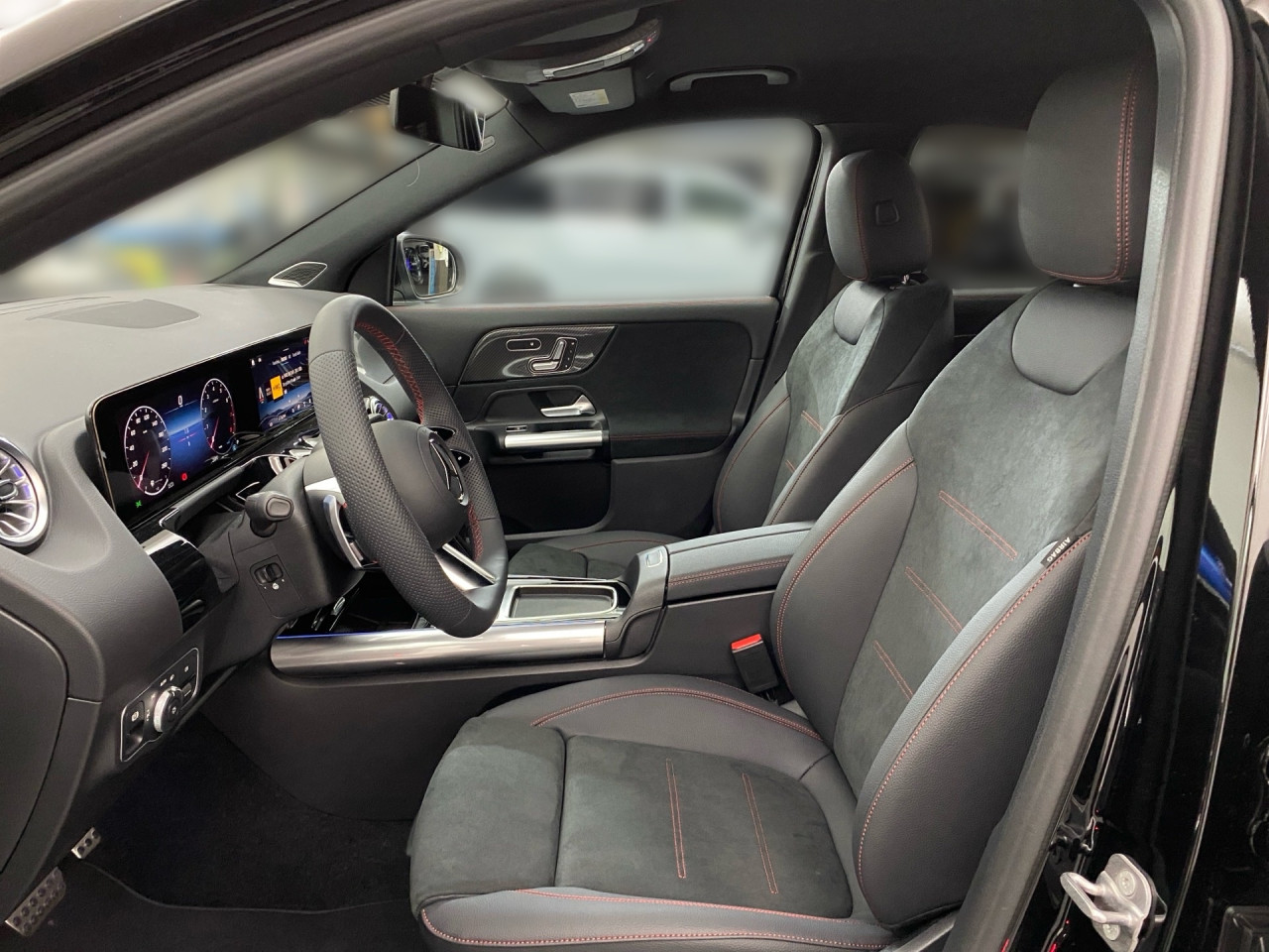 Getriebe: Automatikgetriebe 7G-DCT, 7 G&auml;ngeAusstattungslinie: AMG Line Exterieur: Advanced Plus,  AMG Line InterieurAusstattungspakete: Winterpaket,  AMG Sportpaket,  Komfort Paket: Sitzkomfort-Paket,  Licht- und Sichtpaket,  SpiegelpaketAssistenzsysteme: Fernlichtassistent,  Aktiver Park-Assistent inkl. PARKTRONIC,  R&uuml;ckfahrkamera,  DISTRONIC,  Berganfahrhilfe,  Spracheingabesystem,  M&uuml;digkeitserkennung,  Spurhalteassistent mit aktivem Lenk-Assistent,  Fahrerassistenzpaket,  COLLISION PREVENTION ASSIST,  Verkehrszeichenerkennung m. Geschwindigkeitslimit-Assistent,  GespannstabilisierungLicht und Sicht: Multibeam LED Scheinwerfer,  Tagfahrlicht,  Regensensor,  Automatisch abblendender Innenspiegel,  W&auml;rmeschutzverglasung,  Ambientebeleuchtung mehrfarbig,  LichtsensorAudio &amp; Kommunikation: MBUX,  Navigationssystem,  Radio,  Digitaler Radioempfang DAB,  Burmester Surround-Soundsystem,  USB Anschluss,  Mercedes connect me,  Handyvorbereitung Bluetooth,  Kabelloses Laden f&uuml;r Handys,  WLAN HotspotKomfort: Digitales Kombiinstrument,  Klimaautomatik,  Fahrer-/Beifahrersitz elektrisch,  Memoryfunktion Fahrersitz,  Lordosenst&uuml;tze Fahrer/Beifahrer,  Sitzheizung Fahrer/Beifahrer,  Sportsitze,  Armauflage Fahrer/Beifahrer,  Direktlenkung,  Lenks&auml;ule verstellbar,  HANDS-FREE ACCESS,  Start-Stopp System,  Zentralver. mit Fernbedienung,  Fensterheber elektrisch,  EASY-PACK Heckklappe,  DYNAMIC SELECT,  Getr&auml;nkehalter vornInterieur: Sitze Kunstleder Ledernachbildung ARTICO / Mikrofaser MICROCUT schwarz,  Innenfarbe schwarz,  Multifunktions-Sport-/Lederlenkrad,  Lenkradheizung,  Bordcomputer,  R&uuml;cksitze klappbar,  Dekoreinlagen: H62 Zierelemente Carbonstruktur,  Lenkrad-SchaltwippenExterieur: Adaptives Fahrwerk,  Anh&auml;ngerkupplung schwenkbar,  Touchscreen Bedienung,  AMG Leichtmetallfelgen 19 Zoll,  Au&szlig;enspiegel elekt. anklappbar,  Dachreling,  Reifenpannenset,  Notrufsystem,  Stauassistent,  FahrzeugpersonalisierungSicherheit: i-Size Kindersitzbefestigung,  Fu&szlig;g&auml;ngerschutzsystem,  Fahrer- /Beifahrerairbag,  Seitenairbag vorn und hinten,  Knieairbag Fahrer,  Traktionskontrolle,  Elektr. Stabilit&auml;tsprogramm ESP,  Reifendruckkontrolle,  Wegfahrsperre,  Au&szlig;entemperatur Anzeige,  Antiblockiersystem ABS,  Bremsverschlei&szlig;anzeige,  Proaktives Insassenschutzsystem,  Notbremsassistent,  Totwinkel-AssistentWeitere Ausstattung: 2S0 Digitales Extra: Individualisierungs-Paket,  459 Fahrwerk mit adaptiver Verstelld&auml;mpfung,  859 CENTRAL MEDIA DISPLAY,  273 Ausstiegswarnfunktion,  Laderaum-PaketSonstige Ma&szlig;e und Gewichte: Nutzlast: 500 kg,  zul&auml;ssiges Gesamtgewicht: 2.070 kg,  Radstand: 2.729 mm24 Monate Garantie ab Erstzulassung. Fahrzeug hat Haltedauer. Liefertermin in Abstimmung mit dem Verk&auml;ufer. Irrt&uuml;mer und &Auml;nderungen vorbehalten