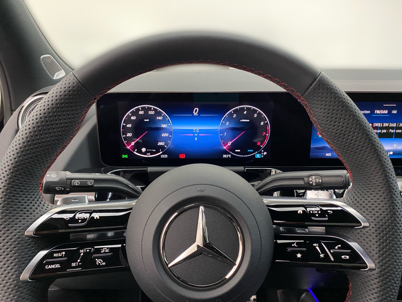 Getriebe: Automatikgetriebe 7G-DCT, 7 G&auml;ngeAusstattungslinie: AMG Line Exterieur: Advanced Plus,  AMG Line InterieurAusstattungspakete: Winterpaket,  AMG Sportpaket,  Komfort Paket: Sitzkomfort-Paket,  Licht- und Sichtpaket,  SpiegelpaketAssistenzsysteme: Fernlichtassistent,  Aktiver Park-Assistent inkl. PARKTRONIC,  R&uuml;ckfahrkamera,  DISTRONIC,  Berganfahrhilfe,  Spracheingabesystem,  M&uuml;digkeitserkennung,  Spurhalteassistent mit aktivem Lenk-Assistent,  Fahrerassistenzpaket,  COLLISION PREVENTION ASSIST,  Verkehrszeichenerkennung m. Geschwindigkeitslimit-Assistent,  GespannstabilisierungLicht und Sicht: Multibeam LED Scheinwerfer,  Tagfahrlicht,  Regensensor,  Automatisch abblendender Innenspiegel,  W&auml;rmeschutzverglasung,  Ambientebeleuchtung mehrfarbig,  LichtsensorAudio &amp; Kommunikation: MBUX,  Navigationssystem,  Radio,  Digitaler Radioempfang DAB,  Burmester Surround-Soundsystem,  USB Anschluss,  Mercedes connect me,  Handyvorbereitung Bluetooth,  Kabelloses Laden f&uuml;r Handys,  WLAN HotspotKomfort: Digitales Kombiinstrument,  Klimaautomatik,  Fahrer-/Beifahrersitz elektrisch,  Memoryfunktion Fahrersitz,  Lordosenst&uuml;tze Fahrer/Beifahrer,  Sitzheizung Fahrer/Beifahrer,  Sportsitze,  Armauflage Fahrer/Beifahrer,  Direktlenkung,  Lenks&auml;ule verstellbar,  HANDS-FREE ACCESS,  Start-Stopp System,  Zentralver. mit Fernbedienung,  Fensterheber elektrisch,  EASY-PACK Heckklappe,  DYNAMIC SELECT,  Getr&auml;nkehalter vornInterieur: Sitze Kunstleder Ledernachbildung ARTICO / Mikrofaser MICROCUT schwarz,  Innenfarbe schwarz,  Multifunktions-Sport-/Lederlenkrad,  Lenkradheizung,  Bordcomputer,  R&uuml;cksitze klappbar,  Dekoreinlagen: H62 Zierelemente Carbonstruktur,  Lenkrad-SchaltwippenExterieur: Adaptives Fahrwerk,  Anh&auml;ngerkupplung schwenkbar,  Touchscreen Bedienung,  AMG Leichtmetallfelgen 19 Zoll,  Au&szlig;enspiegel elekt. anklappbar,  Dachreling,  Reifenpannenset,  Notrufsystem,  Stauassistent,  FahrzeugpersonalisierungSicherheit: i-Size Kindersitzbefestigung,  Fu&szlig;g&auml;ngerschutzsystem,  Fahrer- /Beifahrerairbag,  Seitenairbag vorn und hinten,  Knieairbag Fahrer,  Traktionskontrolle,  Elektr. Stabilit&auml;tsprogramm ESP,  Reifendruckkontrolle,  Wegfahrsperre,  Au&szlig;entemperatur Anzeige,  Antiblockiersystem ABS,  Bremsverschlei&szlig;anzeige,  Proaktives Insassenschutzsystem,  Notbremsassistent,  Totwinkel-AssistentWeitere Ausstattung: 2S0 Digitales Extra: Individualisierungs-Paket,  459 Fahrwerk mit adaptiver Verstelld&auml;mpfung,  859 CENTRAL MEDIA DISPLAY,  273 Ausstiegswarnfunktion,  Laderaum-PaketSonstige Ma&szlig;e und Gewichte: Nutzlast: 500 kg,  zul&auml;ssiges Gesamtgewicht: 2.070 kg,  Radstand: 2.729 mm24 Monate Garantie ab Erstzulassung. Fahrzeug hat Haltedauer. Liefertermin in Abstimmung mit dem Verk&auml;ufer. Irrt&uuml;mer und &Auml;nderungen vorbehalten