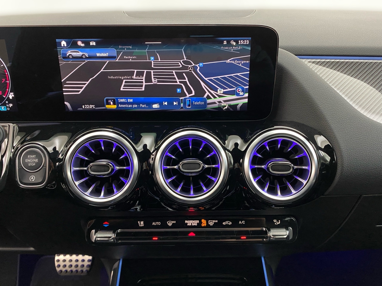 Getriebe: Automatikgetriebe 7G-DCT, 7 G&auml;ngeAusstattungslinie: AMG Line Exterieur: Advanced Plus,  AMG Line InterieurAusstattungspakete: Winterpaket,  AMG Sportpaket,  Komfort Paket: Sitzkomfort-Paket,  Licht- und Sichtpaket,  SpiegelpaketAssistenzsysteme: Fernlichtassistent,  Aktiver Park-Assistent inkl. PARKTRONIC,  R&uuml;ckfahrkamera,  DISTRONIC,  Berganfahrhilfe,  Spracheingabesystem,  M&uuml;digkeitserkennung,  Spurhalteassistent mit aktivem Lenk-Assistent,  Fahrerassistenzpaket,  COLLISION PREVENTION ASSIST,  Verkehrszeichenerkennung m. Geschwindigkeitslimit-Assistent,  GespannstabilisierungLicht und Sicht: Multibeam LED Scheinwerfer,  Tagfahrlicht,  Regensensor,  Automatisch abblendender Innenspiegel,  W&auml;rmeschutzverglasung,  Ambientebeleuchtung mehrfarbig,  LichtsensorAudio &amp; Kommunikation: MBUX,  Navigationssystem,  Radio,  Digitaler Radioempfang DAB,  Burmester Surround-Soundsystem,  USB Anschluss,  Mercedes connect me,  Handyvorbereitung Bluetooth,  Kabelloses Laden f&uuml;r Handys,  WLAN HotspotKomfort: Digitales Kombiinstrument,  Klimaautomatik,  Fahrer-/Beifahrersitz elektrisch,  Memoryfunktion Fahrersitz,  Lordosenst&uuml;tze Fahrer/Beifahrer,  Sitzheizung Fahrer/Beifahrer,  Sportsitze,  Armauflage Fahrer/Beifahrer,  Direktlenkung,  Lenks&auml;ule verstellbar,  HANDS-FREE ACCESS,  Start-Stopp System,  Zentralver. mit Fernbedienung,  Fensterheber elektrisch,  EASY-PACK Heckklappe,  DYNAMIC SELECT,  Getr&auml;nkehalter vornInterieur: Sitze Kunstleder Ledernachbildung ARTICO / Mikrofaser MICROCUT schwarz,  Innenfarbe schwarz,  Multifunktions-Sport-/Lederlenkrad,  Lenkradheizung,  Bordcomputer,  R&uuml;cksitze klappbar,  Dekoreinlagen: H62 Zierelemente Carbonstruktur,  Lenkrad-SchaltwippenExterieur: Adaptives Fahrwerk,  Anh&auml;ngerkupplung schwenkbar,  Touchscreen Bedienung,  AMG Leichtmetallfelgen 19 Zoll,  Au&szlig;enspiegel elekt. anklappbar,  Dachreling,  Reifenpannenset,  Notrufsystem,  Stauassistent,  FahrzeugpersonalisierungSicherheit: i-Size Kindersitzbefestigung,  Fu&szlig;g&auml;ngerschutzsystem,  Fahrer- /Beifahrerairbag,  Seitenairbag vorn und hinten,  Knieairbag Fahrer,  Traktionskontrolle,  Elektr. Stabilit&auml;tsprogramm ESP,  Reifendruckkontrolle,  Wegfahrsperre,  Au&szlig;entemperatur Anzeige,  Antiblockiersystem ABS,  Bremsverschlei&szlig;anzeige,  Proaktives Insassenschutzsystem,  Notbremsassistent,  Totwinkel-AssistentWeitere Ausstattung: 2S0 Digitales Extra: Individualisierungs-Paket,  459 Fahrwerk mit adaptiver Verstelld&auml;mpfung,  859 CENTRAL MEDIA DISPLAY,  273 Ausstiegswarnfunktion,  Laderaum-PaketSonstige Ma&szlig;e und Gewichte: Nutzlast: 500 kg,  zul&auml;ssiges Gesamtgewicht: 2.070 kg,  Radstand: 2.729 mm24 Monate Garantie ab Erstzulassung. Fahrzeug hat Haltedauer. Liefertermin in Abstimmung mit dem Verk&auml;ufer. Irrt&uuml;mer und &Auml;nderungen vorbehalten