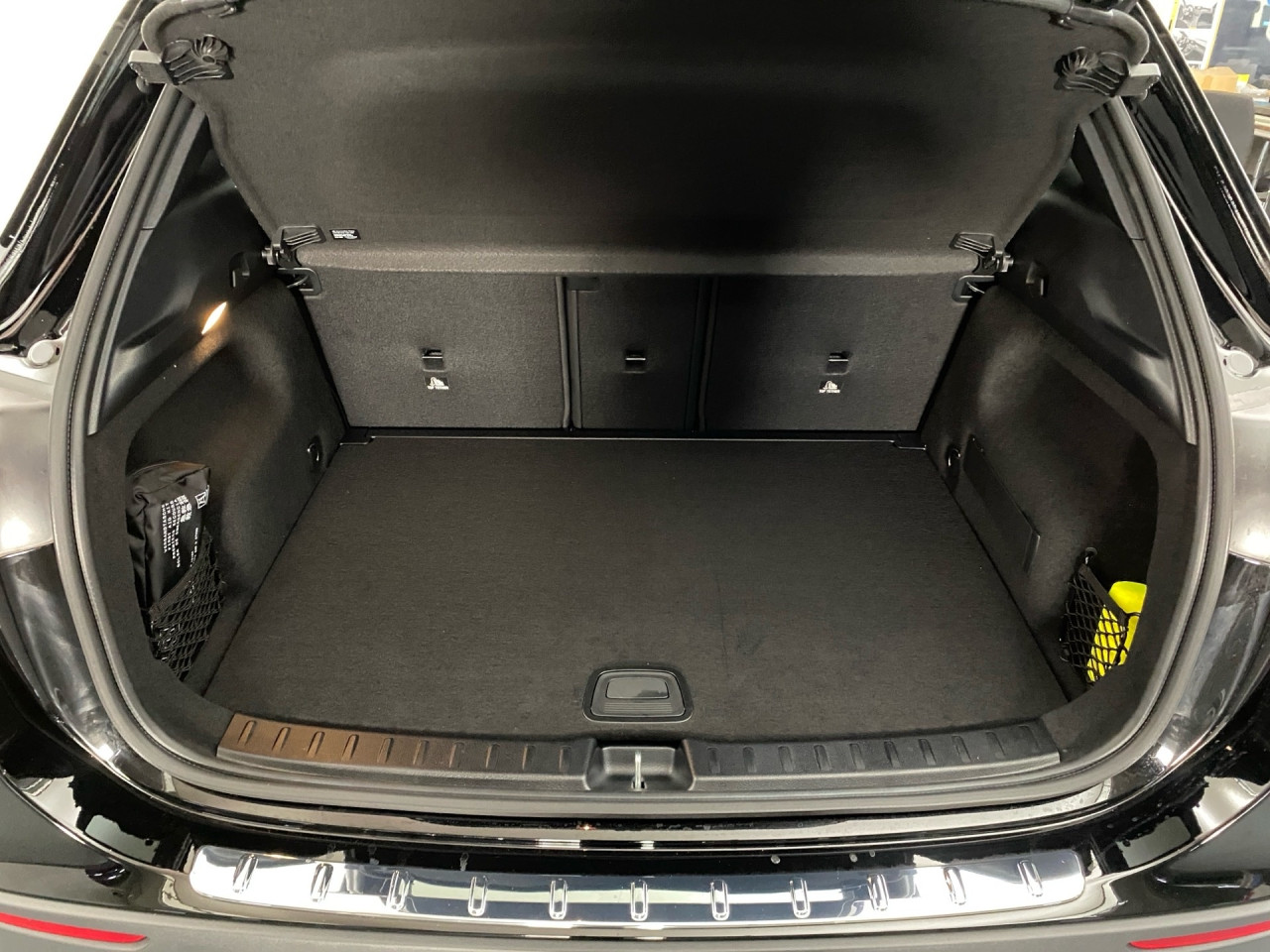 Getriebe: Automatikgetriebe 7G-DCT, 7 G&auml;ngeAusstattungslinie: AMG Line Exterieur: Advanced Plus,  AMG Line InterieurAusstattungspakete: Winterpaket,  AMG Sportpaket,  Komfort Paket: Sitzkomfort-Paket,  Licht- und Sichtpaket,  SpiegelpaketAssistenzsysteme: Fernlichtassistent,  Aktiver Park-Assistent inkl. PARKTRONIC,  R&uuml;ckfahrkamera,  DISTRONIC,  Berganfahrhilfe,  Spracheingabesystem,  M&uuml;digkeitserkennung,  Spurhalteassistent mit aktivem Lenk-Assistent,  Fahrerassistenzpaket,  COLLISION PREVENTION ASSIST,  Verkehrszeichenerkennung m. Geschwindigkeitslimit-Assistent,  GespannstabilisierungLicht und Sicht: Multibeam LED Scheinwerfer,  Tagfahrlicht,  Regensensor,  Automatisch abblendender Innenspiegel,  W&auml;rmeschutzverglasung,  Ambientebeleuchtung mehrfarbig,  LichtsensorAudio &amp; Kommunikation: MBUX,  Navigationssystem,  Radio,  Digitaler Radioempfang DAB,  Burmester Surround-Soundsystem,  USB Anschluss,  Mercedes connect me,  Handyvorbereitung Bluetooth,  Kabelloses Laden f&uuml;r Handys,  WLAN HotspotKomfort: Digitales Kombiinstrument,  Klimaautomatik,  Fahrer-/Beifahrersitz elektrisch,  Memoryfunktion Fahrersitz,  Lordosenst&uuml;tze Fahrer/Beifahrer,  Sitzheizung Fahrer/Beifahrer,  Sportsitze,  Armauflage Fahrer/Beifahrer,  Direktlenkung,  Lenks&auml;ule verstellbar,  HANDS-FREE ACCESS,  Start-Stopp System,  Zentralver. mit Fernbedienung,  Fensterheber elektrisch,  EASY-PACK Heckklappe,  DYNAMIC SELECT,  Getr&auml;nkehalter vornInterieur: Sitze Kunstleder Ledernachbildung ARTICO / Mikrofaser MICROCUT schwarz,  Innenfarbe schwarz,  Multifunktions-Sport-/Lederlenkrad,  Lenkradheizung,  Bordcomputer,  R&uuml;cksitze klappbar,  Dekoreinlagen: H62 Zierelemente Carbonstruktur,  Lenkrad-SchaltwippenExterieur: Adaptives Fahrwerk,  Anh&auml;ngerkupplung schwenkbar,  Touchscreen Bedienung,  AMG Leichtmetallfelgen 19 Zoll,  Au&szlig;enspiegel elekt. anklappbar,  Dachreling,  Reifenpannenset,  Notrufsystem,  Stauassistent,  FahrzeugpersonalisierungSicherheit: i-Size Kindersitzbefestigung,  Fu&szlig;g&auml;ngerschutzsystem,  Fahrer- /Beifahrerairbag,  Seitenairbag vorn und hinten,  Knieairbag Fahrer,  Traktionskontrolle,  Elektr. Stabilit&auml;tsprogramm ESP,  Reifendruckkontrolle,  Wegfahrsperre,  Au&szlig;entemperatur Anzeige,  Antiblockiersystem ABS,  Bremsverschlei&szlig;anzeige,  Proaktives Insassenschutzsystem,  Notbremsassistent,  Totwinkel-AssistentWeitere Ausstattung: 2S0 Digitales Extra: Individualisierungs-Paket,  459 Fahrwerk mit adaptiver Verstelld&auml;mpfung,  859 CENTRAL MEDIA DISPLAY,  273 Ausstiegswarnfunktion,  Laderaum-PaketSonstige Ma&szlig;e und Gewichte: Nutzlast: 500 kg,  zul&auml;ssiges Gesamtgewicht: 2.070 kg,  Radstand: 2.729 mm24 Monate Garantie ab Erstzulassung. Fahrzeug hat Haltedauer. Liefertermin in Abstimmung mit dem Verk&auml;ufer. Irrt&uuml;mer und &Auml;nderungen vorbehalten