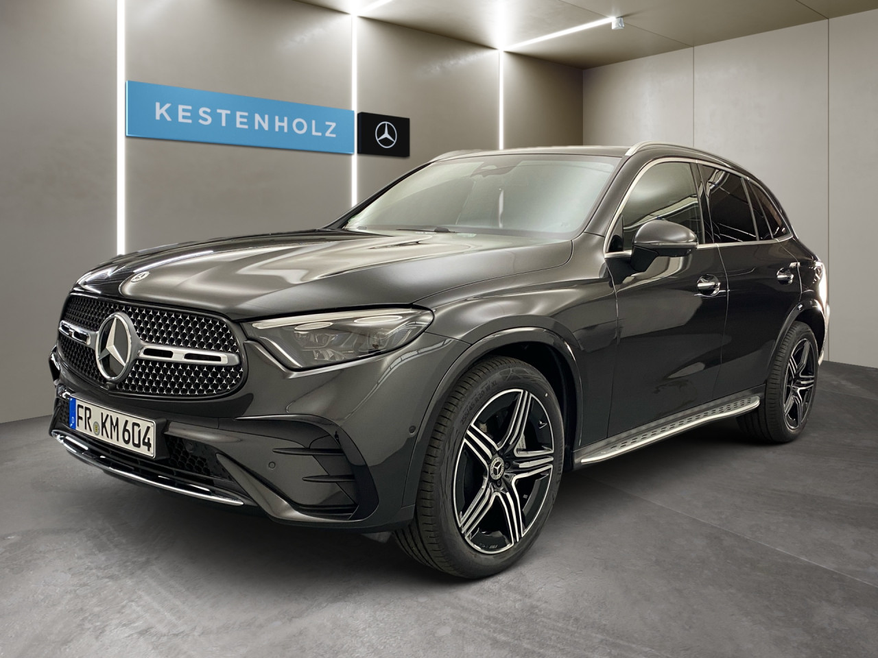 Getriebe: Automatikgetriebe 9 G-TRONIC, 9 G&auml;ngeAusstattungslinie: AMG Line Exterieur: Advanced Plus,  AMG Line InterieurAusstattungspakete: Winterpaket,  AMG Sportpaket,  Komfort Paket: Kofferraumkomfort-Paket,  Lichtpaket: Innenlichtpaket,  Ablagepaket,  Chrompaket,  SpiegelpaketAssistenzsysteme: Fernlichtassistent,  Aktiver Park-Assistent inkl. PARKTRONIC,  Surround-Kamerasystem: Park-Paket mit 360&deg;-Kamera,  DISTRONIC,  Berganfahrhilfe,  Spracheingabesystem,  M&uuml;digkeitserkennung,  Spurhalteassistent,  Bremsassistent,  COLLISION PREVENTION ASSIST,  ATTENTION ASSIST,  Verkehrszeichenerkennung,  GespannstabilisierungLicht und Sicht: Digital Light,  Tagfahrlicht,  Regensensor,  Automatisch abblendender Innenspiegel,  W&auml;rmeschutzverglasung,  Ambientebeleuchtung mehrfarbig,  LichtsensorAudio &amp; Kommunikation: MBUX,  Navigationssystem,  Radio,  Multi-Funktions-Display,  Digitaler Radioempfang DAB,  Soundsystem,  USB Anschluss,  Handyvorbereitung Bluetooth,  Android Auto u. Apple CarPlay,  Kabelloses Laden f&uuml;r Handys,  WLAN HotspotKomfort: Widescreen Cockpit,  Klimaautomatik,  Panorama-Schiebedach,  Fahrer-/Beifahrersitz elektrisch,  Memoryfunktion Fahrersitz,  Lordosenst&uuml;tze Fahrer/Beifahrer,  Sitzheizung vorn u. hinten,  Sportsitze,  Armauflage Fahrer/Beifahrer,  Servolenkung,  Lenks&auml;ule verstellbar,  Keyless-Start,  Start-Stopp System,  Zentralver. mit Fernbedienung,  Fensterheber elektrisch,  EASY-PACK Heckklappe,  DYNAMIC SELECT,  Getr&auml;nkehalter vornInterieur: Sitze Kunstleder Ledernachbildung ARTICO / Mikrofaser MICROCUT schwarz,  Innenfarbe schwarz,  Multifunktions-Sport-/Lederlenkrad,  Lenkradheizung,  Bordcomputer,  R&uuml;cksitze klappbar,  Laderaumabdeckung: Easy Pack,  Dekoreinlagen: H50 Zierelemente Rautenoptik silbergrau,  Lenkrad-SchaltwippenExterieur: AGILITY CONTROL Fahrwerk,  Anh&auml;ngerkupplung schwenkbar,  Touchscreen Bedienung,  AMG Leichtmetallfelgen 20 Zoll,  Au&szlig;enspiegel elekt. anklappbar,  Dachreling,  Reifenpannenset,  Notrufsystem,  TrittbretterAirbags: MittelairbagSicherheit: i-Size Kindersitzbefestigung,  Fahrer- /Beifahrerairbag,  Seitenairbag vorn und hinten,  Knieairbag Fahrer,  Traktionskontrolle,  Elektr. Stabilit&auml;tsprogramm ESP,  Reifendruckkontrolle,  Diebstahlwarnanlage,  Wegfahrsperre,  Au&szlig;entemperatur Anzeige,  Antiblockiersystem ABS,  Bremsverschlei&szlig;anzeige,  Notbremsassistent,  Totwinkel-AssistentWeitere Ausstattung: P82 GUARD 360&deg; Fahrzeugschutz Plus mit Digitalen Extras,  896 Digitales Extra: Vorr&uuml;stung f&uuml;r Digitalen Fahrzeugschl&uuml;ssel f&uuml;r Smartphone,  DB7 Edition AMG-Line,  Memory-Paket,  321 Fingerabdrucksensor,  PDB Advanced-Plus-Paket mit  Digitalen ExtrasSonstige Ma&szlig;e und Gewichte: Nutzlast: 565 kg,  zul&auml;ssiges Gesamtgewicht: 2.550 kg,  Radstand: 2.888 mm24 Monate Garantie ab Erstzulassung. Fahrzeug hat Haltedauer. Liefertermin in Abstimmung mit dem Verk&auml;ufer. Irrt&uuml;mer und &Auml;nderungen vorbehalten