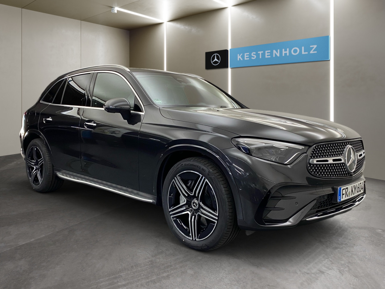 Getriebe: Automatikgetriebe 9 G-TRONIC, 9 G&auml;ngeAusstattungslinie: AMG Line Exterieur: Advanced Plus,  AMG Line InterieurAusstattungspakete: Winterpaket,  AMG Sportpaket,  Komfort Paket: Kofferraumkomfort-Paket,  Lichtpaket: Innenlichtpaket,  Ablagepaket,  Chrompaket,  SpiegelpaketAssistenzsysteme: Fernlichtassistent,  Aktiver Park-Assistent inkl. PARKTRONIC,  Surround-Kamerasystem: Park-Paket mit 360&deg;-Kamera,  DISTRONIC,  Berganfahrhilfe,  Spracheingabesystem,  M&uuml;digkeitserkennung,  Spurhalteassistent,  Bremsassistent,  COLLISION PREVENTION ASSIST,  ATTENTION ASSIST,  Verkehrszeichenerkennung,  GespannstabilisierungLicht und Sicht: Digital Light,  Tagfahrlicht,  Regensensor,  Automatisch abblendender Innenspiegel,  W&auml;rmeschutzverglasung,  Ambientebeleuchtung mehrfarbig,  LichtsensorAudio &amp; Kommunikation: MBUX,  Navigationssystem,  Radio,  Multi-Funktions-Display,  Digitaler Radioempfang DAB,  Soundsystem,  USB Anschluss,  Handyvorbereitung Bluetooth,  Android Auto u. Apple CarPlay,  Kabelloses Laden f&uuml;r Handys,  WLAN HotspotKomfort: Widescreen Cockpit,  Klimaautomatik,  Panorama-Schiebedach,  Fahrer-/Beifahrersitz elektrisch,  Memoryfunktion Fahrersitz,  Lordosenst&uuml;tze Fahrer/Beifahrer,  Sitzheizung vorn u. hinten,  Sportsitze,  Armauflage Fahrer/Beifahrer,  Servolenkung,  Lenks&auml;ule verstellbar,  Keyless-Start,  Start-Stopp System,  Zentralver. mit Fernbedienung,  Fensterheber elektrisch,  EASY-PACK Heckklappe,  DYNAMIC SELECT,  Getr&auml;nkehalter vornInterieur: Sitze Kunstleder Ledernachbildung ARTICO / Mikrofaser MICROCUT schwarz,  Innenfarbe schwarz,  Multifunktions-Sport-/Lederlenkrad,  Lenkradheizung,  Bordcomputer,  R&uuml;cksitze klappbar,  Laderaumabdeckung: Easy Pack,  Dekoreinlagen: H50 Zierelemente Rautenoptik silbergrau,  Lenkrad-SchaltwippenExterieur: AGILITY CONTROL Fahrwerk,  Anh&auml;ngerkupplung schwenkbar,  Touchscreen Bedienung,  AMG Leichtmetallfelgen 20 Zoll,  Au&szlig;enspiegel elekt. anklappbar,  Dachreling,  Reifenpannenset,  Notrufsystem,  TrittbretterAirbags: MittelairbagSicherheit: i-Size Kindersitzbefestigung,  Fahrer- /Beifahrerairbag,  Seitenairbag vorn und hinten,  Knieairbag Fahrer,  Traktionskontrolle,  Elektr. Stabilit&auml;tsprogramm ESP,  Reifendruckkontrolle,  Diebstahlwarnanlage,  Wegfahrsperre,  Au&szlig;entemperatur Anzeige,  Antiblockiersystem ABS,  Bremsverschlei&szlig;anzeige,  Notbremsassistent,  Totwinkel-AssistentWeitere Ausstattung: P82 GUARD 360&deg; Fahrzeugschutz Plus mit Digitalen Extras,  896 Digitales Extra: Vorr&uuml;stung f&uuml;r Digitalen Fahrzeugschl&uuml;ssel f&uuml;r Smartphone,  DB7 Edition AMG-Line,  Memory-Paket,  321 Fingerabdrucksensor,  PDB Advanced-Plus-Paket mit  Digitalen ExtrasSonstige Ma&szlig;e und Gewichte: Nutzlast: 565 kg,  zul&auml;ssiges Gesamtgewicht: 2.550 kg,  Radstand: 2.888 mm24 Monate Garantie ab Erstzulassung. Fahrzeug hat Haltedauer. Liefertermin in Abstimmung mit dem Verk&auml;ufer. Irrt&uuml;mer und &Auml;nderungen vorbehalten