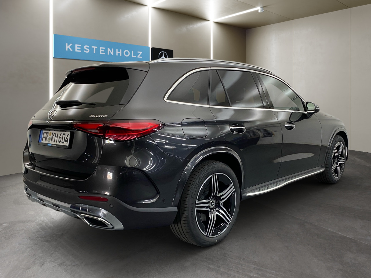 Getriebe: Automatikgetriebe 9 G-TRONIC, 9 G&auml;ngeAusstattungslinie: AMG Line Exterieur: Advanced Plus,  AMG Line InterieurAusstattungspakete: Winterpaket,  AMG Sportpaket,  Komfort Paket: Kofferraumkomfort-Paket,  Lichtpaket: Innenlichtpaket,  Ablagepaket,  Chrompaket,  SpiegelpaketAssistenzsysteme: Fernlichtassistent,  Aktiver Park-Assistent inkl. PARKTRONIC,  Surround-Kamerasystem: Park-Paket mit 360&deg;-Kamera,  DISTRONIC,  Berganfahrhilfe,  Spracheingabesystem,  M&uuml;digkeitserkennung,  Spurhalteassistent,  Bremsassistent,  COLLISION PREVENTION ASSIST,  ATTENTION ASSIST,  Verkehrszeichenerkennung,  GespannstabilisierungLicht und Sicht: Digital Light,  Tagfahrlicht,  Regensensor,  Automatisch abblendender Innenspiegel,  W&auml;rmeschutzverglasung,  Ambientebeleuchtung mehrfarbig,  LichtsensorAudio &amp; Kommunikation: MBUX,  Navigationssystem,  Radio,  Multi-Funktions-Display,  Digitaler Radioempfang DAB,  Soundsystem,  USB Anschluss,  Handyvorbereitung Bluetooth,  Android Auto u. Apple CarPlay,  Kabelloses Laden f&uuml;r Handys,  WLAN HotspotKomfort: Widescreen Cockpit,  Klimaautomatik,  Panorama-Schiebedach,  Fahrer-/Beifahrersitz elektrisch,  Memoryfunktion Fahrersitz,  Lordosenst&uuml;tze Fahrer/Beifahrer,  Sitzheizung vorn u. hinten,  Sportsitze,  Armauflage Fahrer/Beifahrer,  Servolenkung,  Lenks&auml;ule verstellbar,  Keyless-Start,  Start-Stopp System,  Zentralver. mit Fernbedienung,  Fensterheber elektrisch,  EASY-PACK Heckklappe,  DYNAMIC SELECT,  Getr&auml;nkehalter vornInterieur: Sitze Kunstleder Ledernachbildung ARTICO / Mikrofaser MICROCUT schwarz,  Innenfarbe schwarz,  Multifunktions-Sport-/Lederlenkrad,  Lenkradheizung,  Bordcomputer,  R&uuml;cksitze klappbar,  Laderaumabdeckung: Easy Pack,  Dekoreinlagen: H50 Zierelemente Rautenoptik silbergrau,  Lenkrad-SchaltwippenExterieur: AGILITY CONTROL Fahrwerk,  Anh&auml;ngerkupplung schwenkbar,  Touchscreen Bedienung,  AMG Leichtmetallfelgen 20 Zoll,  Au&szlig;enspiegel elekt. anklappbar,  Dachreling,  Reifenpannenset,  Notrufsystem,  TrittbretterAirbags: MittelairbagSicherheit: i-Size Kindersitzbefestigung,  Fahrer- /Beifahrerairbag,  Seitenairbag vorn und hinten,  Knieairbag Fahrer,  Traktionskontrolle,  Elektr. Stabilit&auml;tsprogramm ESP,  Reifendruckkontrolle,  Diebstahlwarnanlage,  Wegfahrsperre,  Au&szlig;entemperatur Anzeige,  Antiblockiersystem ABS,  Bremsverschlei&szlig;anzeige,  Notbremsassistent,  Totwinkel-AssistentWeitere Ausstattung: P82 GUARD 360&deg; Fahrzeugschutz Plus mit Digitalen Extras,  896 Digitales Extra: Vorr&uuml;stung f&uuml;r Digitalen Fahrzeugschl&uuml;ssel f&uuml;r Smartphone,  DB7 Edition AMG-Line,  Memory-Paket,  321 Fingerabdrucksensor,  PDB Advanced-Plus-Paket mit  Digitalen ExtrasSonstige Ma&szlig;e und Gewichte: Nutzlast: 565 kg,  zul&auml;ssiges Gesamtgewicht: 2.550 kg,  Radstand: 2.888 mm24 Monate Garantie ab Erstzulassung. Fahrzeug hat Haltedauer. Liefertermin in Abstimmung mit dem Verk&auml;ufer. Irrt&uuml;mer und &Auml;nderungen vorbehalten