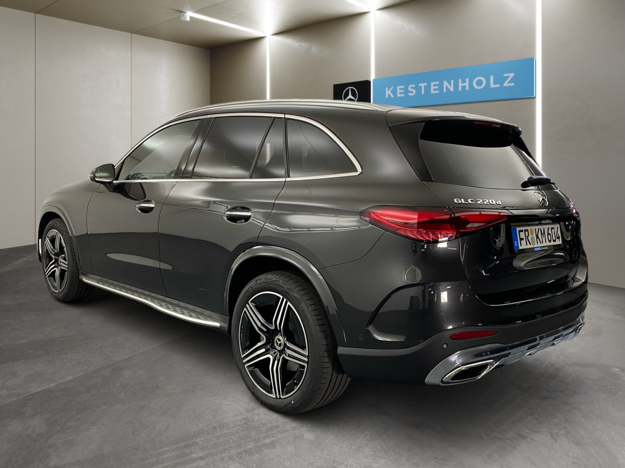 Getriebe: Automatikgetriebe 9 G-TRONIC, 9 G&auml;ngeAusstattungslinie: AMG Line Exterieur: Advanced Plus,  AMG Line InterieurAusstattungspakete: Winterpaket,  AMG Sportpaket,  Komfort Paket: Kofferraumkomfort-Paket,  Lichtpaket: Innenlichtpaket,  Ablagepaket,  Chrompaket,  SpiegelpaketAssistenzsysteme: Fernlichtassistent,  Aktiver Park-Assistent inkl. PARKTRONIC,  Surround-Kamerasystem: Park-Paket mit 360&deg;-Kamera,  DISTRONIC,  Berganfahrhilfe,  Spracheingabesystem,  M&uuml;digkeitserkennung,  Spurhalteassistent,  Bremsassistent,  COLLISION PREVENTION ASSIST,  ATTENTION ASSIST,  Verkehrszeichenerkennung,  GespannstabilisierungLicht und Sicht: Digital Light,  Tagfahrlicht,  Regensensor,  Automatisch abblendender Innenspiegel,  W&auml;rmeschutzverglasung,  Ambientebeleuchtung mehrfarbig,  LichtsensorAudio &amp; Kommunikation: MBUX,  Navigationssystem,  Radio,  Multi-Funktions-Display,  Digitaler Radioempfang DAB,  Soundsystem,  USB Anschluss,  Handyvorbereitung Bluetooth,  Android Auto u. Apple CarPlay,  Kabelloses Laden f&uuml;r Handys,  WLAN HotspotKomfort: Widescreen Cockpit,  Klimaautomatik,  Panorama-Schiebedach,  Fahrer-/Beifahrersitz elektrisch,  Memoryfunktion Fahrersitz,  Lordosenst&uuml;tze Fahrer/Beifahrer,  Sitzheizung vorn u. hinten,  Sportsitze,  Armauflage Fahrer/Beifahrer,  Servolenkung,  Lenks&auml;ule verstellbar,  Keyless-Start,  Start-Stopp System,  Zentralver. mit Fernbedienung,  Fensterheber elektrisch,  EASY-PACK Heckklappe,  DYNAMIC SELECT,  Getr&auml;nkehalter vornInterieur: Sitze Kunstleder Ledernachbildung ARTICO / Mikrofaser MICROCUT schwarz,  Innenfarbe schwarz,  Multifunktions-Sport-/Lederlenkrad,  Lenkradheizung,  Bordcomputer,  R&uuml;cksitze klappbar,  Laderaumabdeckung: Easy Pack,  Dekoreinlagen: H50 Zierelemente Rautenoptik silbergrau,  Lenkrad-SchaltwippenExterieur: AGILITY CONTROL Fahrwerk,  Anh&auml;ngerkupplung schwenkbar,  Touchscreen Bedienung,  AMG Leichtmetallfelgen 20 Zoll,  Au&szlig;enspiegel elekt. anklappbar,  Dachreling,  Reifenpannenset,  Notrufsystem,  TrittbretterAirbags: MittelairbagSicherheit: i-Size Kindersitzbefestigung,  Fahrer- /Beifahrerairbag,  Seitenairbag vorn und hinten,  Knieairbag Fahrer,  Traktionskontrolle,  Elektr. Stabilit&auml;tsprogramm ESP,  Reifendruckkontrolle,  Diebstahlwarnanlage,  Wegfahrsperre,  Au&szlig;entemperatur Anzeige,  Antiblockiersystem ABS,  Bremsverschlei&szlig;anzeige,  Notbremsassistent,  Totwinkel-AssistentWeitere Ausstattung: P82 GUARD 360&deg; Fahrzeugschutz Plus mit Digitalen Extras,  896 Digitales Extra: Vorr&uuml;stung f&uuml;r Digitalen Fahrzeugschl&uuml;ssel f&uuml;r Smartphone,  DB7 Edition AMG-Line,  Memory-Paket,  321 Fingerabdrucksensor,  PDB Advanced-Plus-Paket mit  Digitalen ExtrasSonstige Ma&szlig;e und Gewichte: Nutzlast: 565 kg,  zul&auml;ssiges Gesamtgewicht: 2.550 kg,  Radstand: 2.888 mm24 Monate Garantie ab Erstzulassung. Fahrzeug hat Haltedauer. Liefertermin in Abstimmung mit dem Verk&auml;ufer. Irrt&uuml;mer und &Auml;nderungen vorbehalten